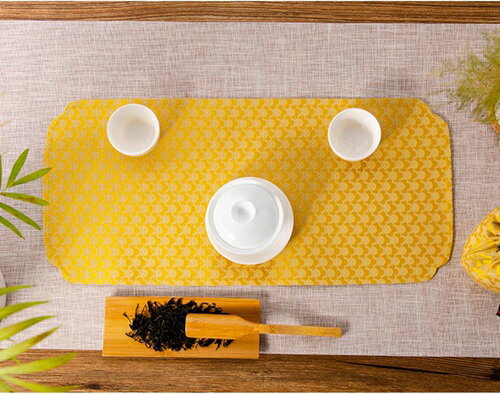 　　　 -------商品詳細------- 【テーブルランナー】テーブルランナーはテーブルの中央に掛ける帯状のファブリックです。 全体を引き締め、コーディネートのアクセントになります。食卓を彩る、テーブルランナーのある暮らしをお楽しみください。 【ポリエステル生地】ポリエステル生地で 柔らかくて、シワになりにくく、丈夫で耐久性にも優れています。 【耐久性】繰り返しねじれ、変形せず、傷つきにくく、耐久性と実用性、退色、変形、経年変化がありません。 長期間使用できます。 【特徴】簡潔でさわやかで、手触りは厚く心地良く柔軟で、汚れに耐えます。洗いやすく、通年使うことができます！ 【使用場所】使いやすい長方形で、テーブル以外にも使用できます。和風の料理にも、洋風の料理にも合う、ナチュラルなテーブルになります。様々なシーンにお使いいただけます。室内と屋外の両方に適しています。説明 ※ パッケージ内容はテーブルランナーのみ含まれています。 【テーブルランナー】テーブルランナーはテーブルの中央に掛ける帯状のファブリックです。 全体を引き締め、コーディネートのアクセントになります。食卓を彩る、テーブルランナーのある暮らしをお楽しみください。 【シンプル】テーブルの中央にかけるテーブルランナーは、ダイニングをおしゃれに華やかにコーディネートしてくれます。シンプルでインテリアに馴染むデザインです。テーブルランナーを敷くだけでパっと特別な空間に。家族と囲む日々の食卓に、友人などが集うホームパーティや記念日に。テーブルランナーひとつで素敵な雰囲気を彩ります。 【特徴】和風と洋風は柄に合わせて混ぜて使うことができ、家庭で必要な用品として頻繁に使うことです、私たちのテーブルランナーは机を日常の擦り傷や汚れ、ほこりから守ってくれます。 【用途】食器やコップがすべりにくく、音も静かです。気分転換してお部屋をもっと楽しく快適にします。部屋のいい雰囲気は、仕事と勉強が終わった後の心身の疲れをいやし、活力を取り戻すことができます。パーティーでも、日常でも、おもてなしでも、とても雰囲気がいっぱいです。 【ご注意】 ※ 寸法につきまして、表示サイズと製品の誤差+1％〜-1％は、判断基準の許容範囲内とされておりますのでご了承ください。 ※ 密閉梱包状態の為、においがこもっておりますが、時間が経つにつれてにおいは減少します。気になる時は数日陰干しか、消臭スプレーをお試しください。 ※ 画像と実物のカラーにつきましては、撮影時の光加減やお客様のブラウザによって、実際のイメージと若干異なる場合もあります。ご了承ください。