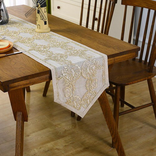 　　　 -------商品詳細------- 【テーブルランナー】テーブルランナーはテーブルの中央に掛ける帯状のファブリックです。 全体を引き締め、コーディネートのアクセントになります。食卓を彩る、テーブルランナーのある暮らしをお楽しみください。 【細かい刺繍のレース】繊細で光沢のあるレースで仕上げたエレガンスのある仕上がりのテーブルセンターです。 【特徴】和風と洋風は柄に合わせて混ぜて使うことができ、家庭で必要な用品として頻繁に使うことです、私たちのテーブルランナーは机を日常の擦り傷や汚れ、ほこりから守ってくれます。 【適するシーン＆インテリア】テーブルやサイドテーブル、コンソール、家具などの上に様々な所で活躍できます。食卓はもちろん、インテリア感覚でマルチカバーとしても使えます。カラーは優しいおしゃれな色合いで、どんなテーブルとも相性バッグンで、違和感なく使用可能です！ 【特別な贈り物】お正月や新築祝いなど、高級なテーブルランナーはプレゼントとしても、コスパいいのアイテムです。説明 ※ パッケージ内容はテーブルランナーのみ含まれています。 【テーブルランナー】テーブルランナーはテーブルの中央に掛ける帯状のファブリックです。 全体を引き締め、コーディネートのアクセントになります。食卓を彩る、テーブルランナーのある暮らしをお楽しみください。 【シンプル】テーブルの中央にかけるテーブルランナーは、ダイニングをおしゃれに華やかにコーディネートしてくれます。シンプルでインテリアに馴染むデザインです。テーブルランナーを敷くだけでパっと特別な空間に。家族と囲む日々の食卓に、友人などが集うホームパーティや記念日に。テーブルランナーひとつで素敵な雰囲気を彩ります。 【特徴】和風と洋風は柄に合わせて混ぜて使うことができ、家庭で必要な用品として頻繁に使うことです、私たちのテーブルランナーは机を日常の擦り傷や汚れ、ほこりから守ってくれます。 【用途】食器やコップがすべりにくく、音も静かです。気分転換してお部屋をもっと楽しく快適にします。部屋のいい雰囲気は、仕事と勉強が終わった後の心身の疲れをいやし、活力を取り戻すことができます。パーティーでも、日常でも、おもてなしでも、とても雰囲気がいっぱいです。 【ご注意】 ※ 寸法につきまして、表示サイズと製品の誤差+1％〜-1％は、判断基準の許容範囲内とされておりますのでご了承ください。 ※ 密閉梱包状態の為、においがこもっておりますが、時間が経つにつれてにおいは減少します。気になる時は数日陰干しか、消臭スプレーをお試しください。 ※ 画像と実物のカラーにつきましては、撮影時の光加減やお客様のブラウザによって、実際のイメージと若干異なる場合もあります。ご了承ください。