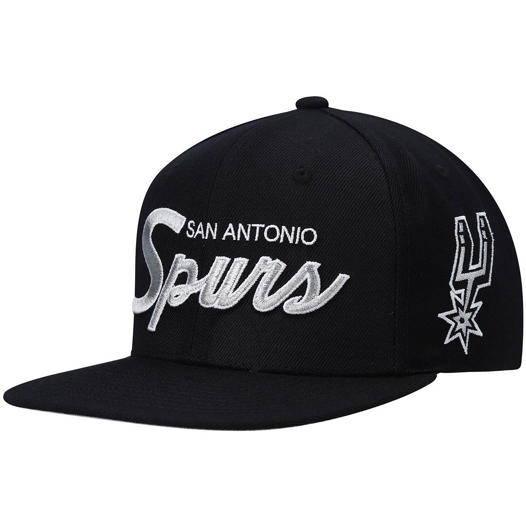 黒色 ブラック スパーズ スクリプト スナップバック バッグ & サンアントニオ 2.0 【 UNBRANDED MITCHELL NESS BLACK SAN ANTONIO SPURS HARDWOOD CLASSICS SCRIPT SNAPBACK HAT / SPR BLACK 】 キャップ 帽子 メンズキャッ