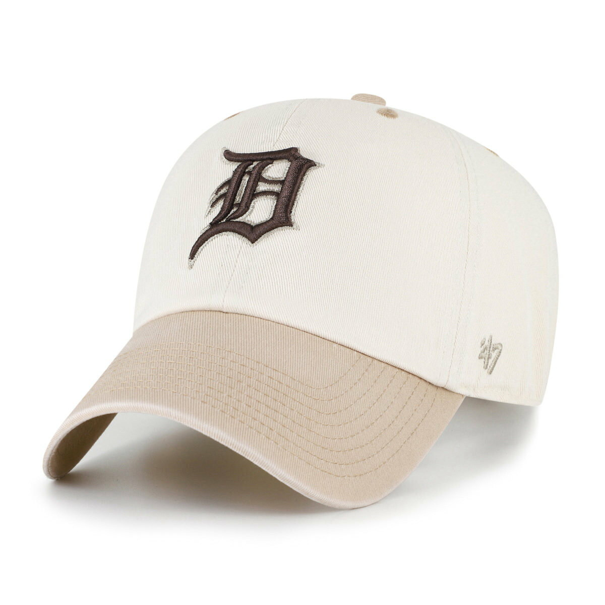 ブランド名'47性別Men(メンズ)商品名DETROIT TIGERS NEUTRAL TERRAIN '47 CLEAN UPカラーNATURAL【DETROIT TIGERS NEUTRAL TERRAIN '47 CLEAN UP】商品紹介 この度ご紹介いたしますのは、洗練されたデザインと高い機能性を兼ね備えたDETROIT TIGERS NEUTRAL TERRAIN '47 CLEAN UPキャップです。MLBの公式ライセンスを持つ『'47（フォーティーセブン）』ブランドから登場したこのアイテムは、歴史あるDETROIT TIGERSのアイコニックなロゴを、現代的なNEUTRAL TERRAIN（ニュートラルカラー）で表現しています。普段使いから特別な日まで、あらゆるシーンで個性を際立たせる一品として、ファッションに敏感な皆様へ自信を持ってお勧めいたします。上質な素材と計算され尽くしたシルエットが、快適な着用感とスタイリッシュな印象を両立させ、日々のコーディネートに洗練されたアクセントを加えます。 ■ 洗練されたデザインと上質な素材 DETROIT TIGERS NEUTRAL TERRAIN '47 CLEAN UPは、その名の通り、DETROIT TIGERSのロゴを基調としつつ、NEUTRAL TERRAINの柔らかな色彩が特徴です。主張しすぎない落ち着いたトーンは、どんな服装にも自然に溶け込み、上品な大人のカジュアルスタイルを演出します。定番の『'47 CLEAN UP』モデルは、ウォッシュ加工が施されたコットンツイル生地を使用しており、購入したその日から長年愛用してきたようなヴィンテージ感と、肌に馴染むような柔らかな風合いをお楽しみいただけます。浅めのクラウンとほどよくカーブしたバイザーは、日本人の顔型にもフィットしやすく、小顔効果も期待できる計算されたシルエットです。また、バックにはアジャスタブルストラップが配されており、サイズの微調整が可能。ユニセックスでご着用いただけるフリーサイズ設計のため、性別や年齢を問わず多くの方にご愛用いただけます。通気性にも優れており、長時間着用しても快適さを保ちます。 ■ ブランド『'47（フォーティーセブン）』が紡ぐ歴史とこだわり DETROIT TIGERS NEUTRAL TERRAIN '47 CLEAN UPを生み出した『'47（フォーティーセブン）』は、アメリカ・ボストン発祥のスポーツライフスタイルブランドです。1947年にイタリアからの移民である双子の兄弟によって創業されて以来、彼らは細部にまでこだわった帽子作りを追求し、今日の『'47』ブランドの礎を築きました。MLB（メジャーリーグベースボール）をはじめとする、主要なアメリカンスポーツリーグの公式ライセンスを持つ数少ないブランドの一つであり、その品質とデザインは世界中のファンから高い評価を得ています。クラシックなデザインを現代的に再解釈するセンスと、長年の経験に裏打ちされた熟練の技術は、『'47』のすべての製品に息づいています。単なるアパレルアイテムに留まらず、スポーツ文化への深い敬意と情熱が込められた『'47』の製品は、持つ人に特別な満足感をもたらします。 ■ あらゆるシーンを彩る万能性 DETROIT TIGERS NEUTRAL TERRAIN '47 CLEAN UPは、その汎用性の高さが大きな魅力です。日常生活のあらゆるシーンに溶け込み、コーディネートの質を高めます。 ・カジュアルな日常使い：休日のショッピングや友人とのカフェ巡り、散歩など、リラックスしたオフスタイルに最適です。日差し対策としても機能し、一日中快適に過ごせます。 ・スポーツ観戦やイベント：DETROIT TIGERSのファンであれば、球場での応援にはもちろん、スポーツバーでの観戦時にもチーム愛を表現できるマストアイテムです。野外フェスやアウトドアイベントでも活躍します。 ・旅行やレジャー：旅先での日焼け対策や、写真映えするファッションアイテムとして。NEUTRAL TERRAINの色合いは自然の風景にも調和し、旅の思い出を一層豊かなものにするでしょう。 ・軽いアウトドア活動：キャンプ、ピクニック、ガーデニングなど、自然を楽しむシーンでも快適な着用感を提供します。 洗練されたデザインのため、ビジネスシーンでのカジュアルデーや、少しきちんとした服装の外しアイテムとしてもご活用いただけます。 ■ スタイリング提案：個性を引き出す着こなし術 DETROIT TIGERS NEUTRAL TERRAIN '47 CLEAN UPは、幅広いスタイリングにマッチし、個性を引き出す着こなしが可能です。 ・カジュアル＆リラックススタイル：白Tシャツとデニムのシンプルな組み合わせにDETROIT TIGERS NEUTRAL TERRAIN '47 CLEAN UPを合わせるだけで、こなれた大人のカジュアルスタイルが完成します。足元はスニーカーで、よりアクティブな印象に。 ・きれいめカジュアルスタイル：シャツやポロシャツ、スラックスといったきれいめアイテムに、このキャップをプラスすることで、程よい抜け感を演出できます。NEUTRAL TERRAINの色味が、全体を上品にまとめてくれます。 ・スポーツミックススタイル：パーカーやトラックジャケット、ジョガーパンツなど、スポーツテイストのアイテムと組み合わせれば、トレンド感のあるストリートスタイルに。DETROIT TIGERSのロゴがアクセントになります。 ・女性にもおすすめ：ワンピースやスカートスタイルにDETROIT TIGERS NEUTRAL TERRAIN '47 CLEAN UPを合わせることで、甘さを抑えたヘルシーなスタイルが楽しめます。シャツワンピースとの相性も抜群です。キャップの色味に合わせて、バッグやシューズもアースカラーで統一すると、まとまりのあるコーディネートになります。 ■ こんな方におすすめ：ターゲットユーザー DETROIT TIGERS NEUTRAL TERRAIN '47 CLEAN UPは、以下のような方々に特におすすめしたいアイテムです。 ・DETROIT TIGERSの熱心なファンの方々：チームへの愛着をさりげなく表現したい方に最適です。 ・MLBファッションやアメリカンスポーツスタイルを愛する方：本格的なライセンスアイテムで、本場の雰囲気を楽しみたい方に。 ・ヴィンテージ感やアースカラー、ニュートラルカラーを好む方：落ち着いた色合いとウォッシュ加工の風合いが、お洒落な日常着をお求めの方にフィットします。 ・快適な着用感と優れたデザイン性を求める方：高品質な素材と計算されたシルエットが、長く愛用できるキャップを探している方にぴったりです。 ・ユニセックスで使えるファッションアイテムを探している方：パートナーとのシェアや、ペアでの着用にもおすすめです。 ・大切な人へのプレゼントをお探しの方：上質でタイムレスなデザインは、プレゼントとしても大変喜ばれることでしょう。 ■ 購入者が得るメリットと特別な魅力 DETROIT TIGERS NEUTRAL TERRAIN '47 CLEAN UPをご購入いただくことで、お客様は以下のような多岐にわたるメリットと特別な魅力をお楽しみいただけます。 ・日差し対策とファッション性の両立：紫外線から頭部や顔を守りつつ、コーディネートのアクセントとして高いファッション性を発揮します。 ・快適な着用感：柔らかく丈夫なコットン素材と、調整可能なストラップにより、一日中ストレスなく快適にご着用いただけます。 ・個性を表現するアイテム：DETROIT TIGERSのロゴとNEUTRAL TERRAINの組み合わせは、他にはない独特の個性を演出し、ご自身のスタイルを際立たせます。 ・流行に左右されないタイムレスなデザイン：飽きのこないクラシックなデザインは、永くご愛用いただけ、ワードローブの定番として活躍します。 ・高い品質と耐久性：MLB公式ライセンスを持つ『'47』ブランドならではの、厳選された素材と丁寧な縫製は、長期にわたる使用にも耐えうる耐久性を誇ります。 ・プレゼントとしての価値：上質なアイテムは、誕生日や記念日、イベントなどの贈り物としても最適です。受け取られた方もきっとその品質とデザインに満足されることでしょう。DETROIT TIGERS NEUTRAL TERRAIN '47 CLEAN UPは、単なる帽子ではなく、お客様の日常を豊かに彩る特別なアイテムとなることをお約束いたします。※画像はイメージです