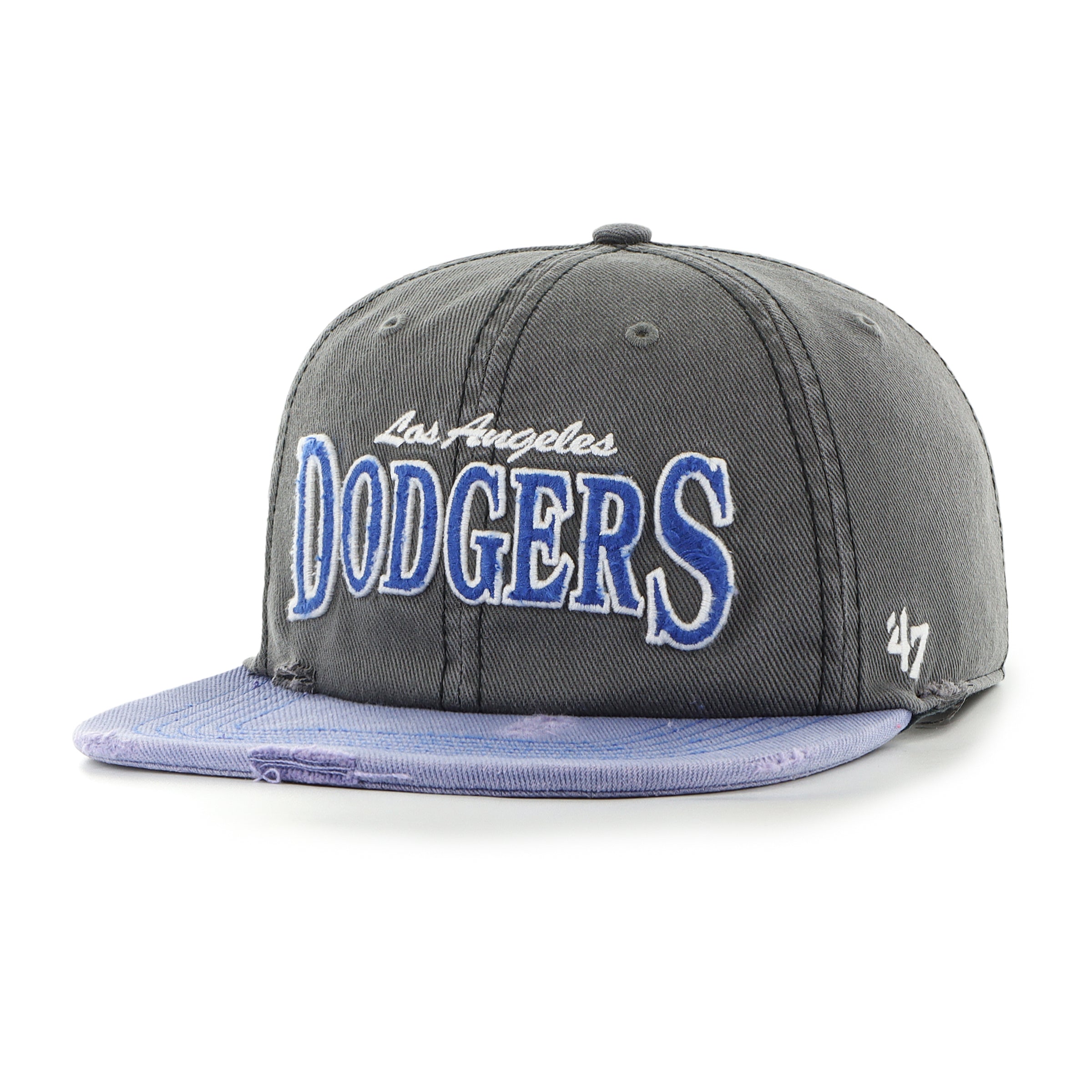 ブランド名'47性別Men(メンズ)商品名LOS ANGELES DODGERS CRAGGED '47 CAPTAIN RL RELAXED FITカラーCOALLOS ANGELES DODGERS CRAGGED '47 CAPTAIN RL RELAXED FIT この度は、数ある商品の中から「LOS ANGELES DODGERS CRAGGED '47 CAPTAIN RL RELAXED FIT」をご覧いただき、誠にありがとうございます。 本商品は、メジャーリーグベースボール（MLB）の名門、LOS ANGELES DODGERSのアイコニックなロゴを冠した、特別なデザインのキャップです。 長年使い込んだかのような風合いが魅力のCRAGGED加工と、抜群の被り心地を提供する'47 CAPTAIN RL RELAXED FITが融合し、単なる応援グッズとしてだけでなく、ファッションアイテムとしても高い存在感を放ちます。 洗練されたデザインと快適な着用感で、日々のスタイルに個性を添える逸品をぜひお手元でお楽しみください。 ■ 商品説明・スペック 「LOS ANGELES DODGERS CRAGGED '47 CAPTAIN RL RELAXED FIT」は、その名の通り、LOS ANGELES DODGERSの象徴的な「LA」ロゴを特徴としています。 最大の特徴であるCRAGGED加工は、まるで長年愛用してきたかのような、独特の擦れや色あせ感を表現しており、一つとして同じものがないヴィンテージライクな表情が魅力です。 この加工により、新品でありながらもこなれた雰囲気を演出し、ファッションに深みを与えます。 素材には、肌触りが良く通気性に優れたコットンを厳選し、快適な着用感を一日中持続させます。 特に「'47 CAPTAIN RL RELAXED FIT」は、'47 (フォーティーセブン) の数あるフィット感の中でも、よりリラックスした快適な被り心地を追求したモデルです。 深すぎず浅すぎない絶妙なクラウンの高さと、柔らかく芯がないフロントパネルが頭に優しくフィットし、ストレスフリーな着用感を実現します。 後部には調節可能なアジャスタブルストラップが備えられており、性別や頭のサイズを問わず、どなたでも最適なフィット感に調整いただけます。 ・素材：厳選されたコットン素材 ・フィット：'47 CAPTAIN RL RELAXED FIT（リラックスフィット、芯なしフロントパネル） ・デザイン：LOS ANGELES DODGERSロゴ、CRAGGED加工（ヴィンテージ風） ・サイズ：アジャスタブルストラップによる調節可能（ユニセックス対応） ・その他：通気孔付き、耐久性の高い縫製 ■ ブランド『'47 (フォーティーセブン)』の特徴・歴史・こだわり 「'47 (フォーティーセブン)」は、アメリカ・ボストン発祥のスポーツライフスタイルブランドです。 1947年にイタリア移民の双子兄弟、アーサーとヘンリー・ディアンジェロによって創業されて以来、彼らの情熱と努力は、高品質なヘッドウェアとアパレルを提供し続けてきました。 当初はストリートでの販売から始まりましたが、今日ではMLB、NFL、NBA、NHLといった主要なアメリカンスポーツリーグの公式ライセンスパートナーとして、その地位を確立しています。 '47 (フォーティーセブン) の製品は、単なるチームグッズに留まらず、ファッションアイテムとしての高いクオリティとデザイン性を兼ね備えています。 長年の歴史に培われたクラフトマンシップと、現代のトレンドを取り入れる柔軟な発想が融合し、ヴィンテージテイストを基調とした、細部にまでこだわった製品作りが特徴です。 特に、生地の選定から加工、刺繍のディテールに至るまで、一切の妥協を許さない姿勢は、世界中のファンから厚い支持を集めています。 「LOS ANGELES DODGERS CRAGGED '47 CAPTAIN RL RELAXED FIT」もまた、このブランドの哲学とこだわりが詰まった、まさに逸品と言えるでしょう。 ■ 利用シーン・シチュエーション この「LOS ANGELES DODGERS CRAGGED '47 CAPTAIN RL RELAXED FIT」は、様々なシーンであなたの個性を際立たせます。 ・スポーツ観戦：LOS ANGELES DODGERSの試合観戦はもちろん、友人とのスポーツバーでの観戦など、チームへの情熱をスタイリッシュに表現したい時に最適です。 ・日常のカジュアルスタイル：Tシャツやデニム、スウェットパンツといったラフな服装に合わせるだけで、ワンランク上のカジュアルスタイルを演出します。 ・アウトドア活動：キャンプ、フェス、散歩、ちょっとしたレジャーなど、屋外での活動時に日差しから守りつつ、おしゃれなアクセントとしても活躍します。 ・旅行やストリートシーン：旅先での街歩きや、友人と出かけるストリートシーンでも、そのヴィンテージ感あふれるデザインが注目を集めること間違いなしです。 ・アメカジ・古着スタイル：古着やヴィンテージアイテムとの相性も抜群で、統一感のあるファッションを楽しめます。 リラックスフィットで長時間被っていても疲れにくいので、幅広いシチュエーションで快適にお使いいただけます。 ■ コーディネート・合わせ方の提案 「LOS ANGELES DODGERS CRAGGED '47 CAPTAIN RL RELAXED FIT」は、そのユニークなデザインとリラックスフィットにより、多様なコーディネートに馴染みます。 →カジュアルスタイルの定番： 白Tシャツ、デニムパンツ、そしてスニーカーというシンプルな組み合わせにこのキャップを加えるだけで、洗練されたアメカジスタイルが完成します。 パーカーやスウェットシャツとの相性も抜群で、こなれ感を演出できます。 →きれいめカジュアル： カジュアルなアイテムでありながら、CRAGGED加工による落ち着いた風合いは、ジャケットやシャツ、スラックスといったきれいめなアイテムの外しとしても有効です。 足元はローファーや革靴で引き締めると、大人っぽいミックススタイルが楽しめます。 →女性にもおすすめ： メンズライクなアイテムを女性が取り入れることで、より魅力的なスタイルが生まれます。 ワンピースやスカート、ワイドパンツなどと合わせて、程よいカジュアルダウンや、甘辛ミックスコーデを楽しんでみてはいかがでしょうか。 ヘアスタイルをポニーテールやお団子にすれば、さらにキャップが際立ちます。 →季節を問わない万能アイテム： 春夏の軽やかな装いから、秋冬の重厚なアウターまで、一年を通して活用いただけます。 特に、ミリタリージャケットやレザージャケットとの組み合わせは、男らしい無骨な魅力を引き立てます。 ■ ターゲットユーザー・おすすめの人 「LOS ANGELES DODGERS CRAGGED '47 CAPTAIN RL RELAXED FIT」は、以下のような方々に特におすすめしたいアイテムです。 ・LOS ANGELES DODGERSの熱心なファン： チームへの深い愛と応援の気持ちを、日常のファッションを通して表現したい方に。 ・MLBやベースボールカルチャーを愛する方： スポーツ観戦だけでなく、メジャーリーグの持つ歴史やカルチャーに魅力を感じる方。 ・ヴィンテージファッション愛好家： 古着や使い込まれた風合いのアイテムに価値を見出し、自身のスタイルに取り入れたい方。 ・快適な被り心地を求める方： キャップは好きだけど、締め付け感や硬さが苦手な方には、このリラックスフィットが最適です。 ・個性的なファッションアイテムを探している方： 一般的なキャップとは一線を画すCRAGGED加工のデザインは、周囲と差をつけたい方にぴったりです。 ・品質にこだわるキャップコレクター： MLB公式ライセンスブランドである'47 (フォーティーセブン) の確かな品質とデザインは、コレクションの一つとしても満足いただけるでしょう。 ■ 購入者へのメリット・魅力 この「LOS ANGELES DODGERS CRAGGED '47 CAPTAIN RL RELAXED FIT」をご購入いただくことで、お客様は様々なメリットと魅力を手に入れることができます。 ・唯一無二のヴィンテージ感： CRAGGED加工による、一つ一つ異なる表情が魅力です。新品ながらも長年愛用してきたかのような風合いは、あなたのファッションに深みと個性を加えます。 ・抜群の着用感： '47 CAPTAIN RL RELAXED FITは、頭部に優しくフィットし、締め付け感なく快適な被り心地を提供します。長時間着用してもストレスを感じにくいのが大きなメリットです。 ・MLB公式ライセンス品の信頼性： '47 (フォーティーセブン) はMLB公式ライセンスブランドであるため、品質の高さとデザインの正確性は保証されています。 安心して本物のLOS ANGELES DODGERSグッズを手に入れられます。 ・幅広いスタイルへの汎用性： カジュアルからきれいめまで、様々なコーディネートに馴染むデザインは、あなたのワードローブを豊かにし、着こなしの幅を広げます。 ・個性の表現： LOS ANGELES DODGERSへの情熱を表現しつつ、CRAGGED加工というユニークなディテールで、自分だけのスタイルを確立できます。 ・愛着を持って長く使える耐久性： 高品質な素材と丁寧な縫製により、長くご愛用いただける耐久性も兼ね備えています。 使い込むほどにさらに良い風合いに育っていく過程もお楽しみいただけます。 「LOS ANGELES DODGERS CRAGGED '47 CAPTAIN RL RELAXED FIT」は、ただのキャップではありません。 それは、あなたのスタイルを格上げし、LOS ANGELES DODGERSへの情熱を表現する、最高のパートナーとなるでしょう。 この機会にぜひ、その魅力をご体験ください。※画像はイメージです