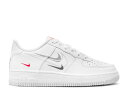 【 NIKE AIR FORCE 1 LOW GS 'MULTI-SWOOSH' / WHITE PARTICLE GREY PHOTON DUST BRIGHT CRIMSON 】 白色 ホワイト 灰色 グレー クリムゾン エアフォース 'MULTISWOOSH' ジュニア キッズ ベビー マタニティ スニーカー ナイ