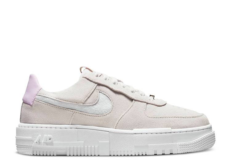 【 NIKE WMNS AIR FORCE 1 PIXEL 'LIGHT BONE REGAL PINK' / SUMMIT WHITE LIGHT BONE REGAL 】 白色 ホワイト エアフォース スニーカー レディース ナイキ