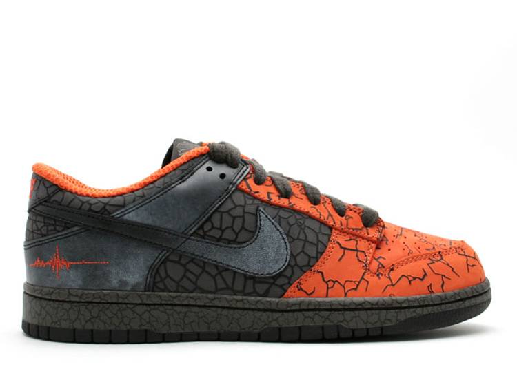【 NIKE DUNK LOW PRIORITY 'HUFQUAKE' / ORANGE BLAZE BLACK BLACK 】 ダンク 橙 オレンジ 黒色 ブ...