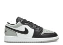 【 AIR JORDAN AIR JORDAN 1 LOW GS 'LIGHT SMOKE GREY' / LIGHT SMOKE GREY BLACK WHITE 】 ナイキ 灰色 グレー 黒色 ブラック 白色 ホワイト エアジョーダン ジュニア キッズ ベビー マタニティ スニーカー