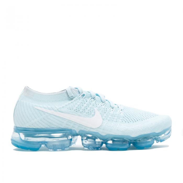 ブランド名Nike性別Women(レディース)商品名Wmns Air VaporMax 'Glacier Blue'カラー/Glacier/Blue/White/Pure商品説明※こちらの商品説明文は自動で抽出した文章のため、一部商品と関係ない内容が含まれている場合がございますWmns Air VaporMax 'Glacier Blue'は、最新のテクノロジーとスタイリッシュなデザインが融合した革新的なランニングシューズです。グレーシャーブルーのカラーリングが特徴で、爽やかな印象を与えます。このシューズは、軽量で柔軟性に優れたフライニットのアッパーと、耐久性と反発力を提供するVaporMaxクッショニングシステムを備えています。さらに、個別に配置されたトラクションパッドにより、優れたグリップ力とトラクションが得られます。快適な履き心地とスタイリッシュなデザインを求めるランナーやスニーカーヘッズに最適な一足です。利用シーンVapormax 'Glacier Blue'は、アスリートやフィットネス愛好家にとって最適な利用シーンがいくつかあります。以下にいくつかの例を挙げます：1. ランニング：Vapormaxは軽量かつ柔軟な構造で、衝撃吸収性に優れています。このため、ランニングやジョギングのようなハイインテンシティな運動に最適です。ランニングトレイルやジムでのトレッドミルランニングで活躍します。2. トレーニング：Vapormaxは快適なフィット感と優れたサポートを提供します。トレーニング、ウエイトリフティング、HIIT、エアロビクスなどの激しいエクササイズにおいて、足や足首のサポートが必要なイソメトリック動作の際に優れた選択肢です。3. 日常のカジュアルなスタイル：Vapormaxは洗練されたデザインと様々なカラーバリエーションで、日常のカジュアルなスタイリングにも適しています。ジーンズやスウェットパンツ、カジュアルなドレスなど、さまざまなアウトフィットに合わせることができます。4. 旅行：Vapormaxは快適さと耐久性を兼ね備えており、長時間の旅行にも適しています。長距離フライトや観光地での歩き回りにおいて、快適さとスタイルを求める人にとって理想的な選択肢です。これらはVapormax 'Glacier Blue'の利用シーンの一部ですが、実際にはそれぞれの個人の好みや目的に合わせて利用することができます。素材Vapormax 'Glacier Blue'の素材は通常、メッシュと合成素材から作られています。これにより、柔軟性と通気性を実現しています。また、靴底には耐久性のあるラバー素材が使用されており、長時間の使用にも耐えることができます。