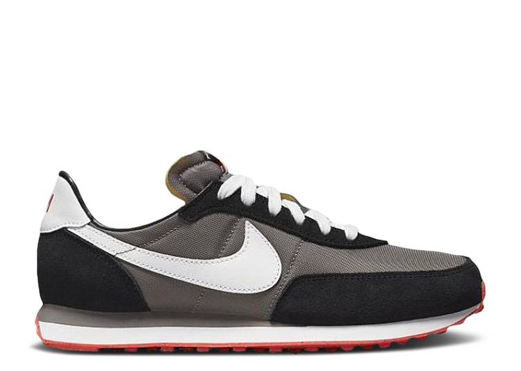 【 NIKE WAFFLE TRAINER 2 GS 'FLAT PEWTER SIREN RED' / FLAT PEWTER BLACK SIREN RED 】 ワッフル ト..