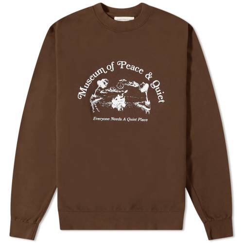 クルー スウェットシャツ トレーナー 茶色 ブラウン スウェットトレーナーSHIRT メンズ 【 MUSEUM OF PEACE AND QUIET MUSEUM OF PEACE AND QUIET PLACE CREW SWEATSHIRT / BROWN 】 メンズファッション トップス