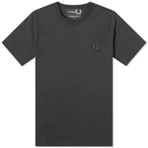 【★スーパーSALE★6/11深夜2時迄】フレッドペリー Tシャツ 黒色 ブラック メンズ 【 FRED PERRY FRED PERRY X RAF SIMONS ENAMEL PIN T-SHIRT / BLACK 】 メンズファッション トップス カットソ…