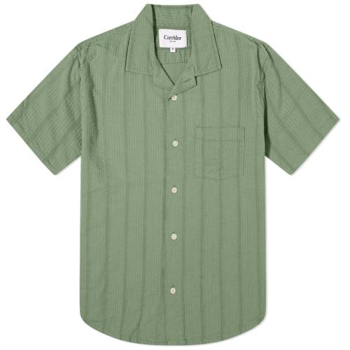 緑 グリーン メンズ 【 CORRIDOR STRIPED SEERSUCKER VACATION SHIRT / GREEN 】 メンズファッション トップス