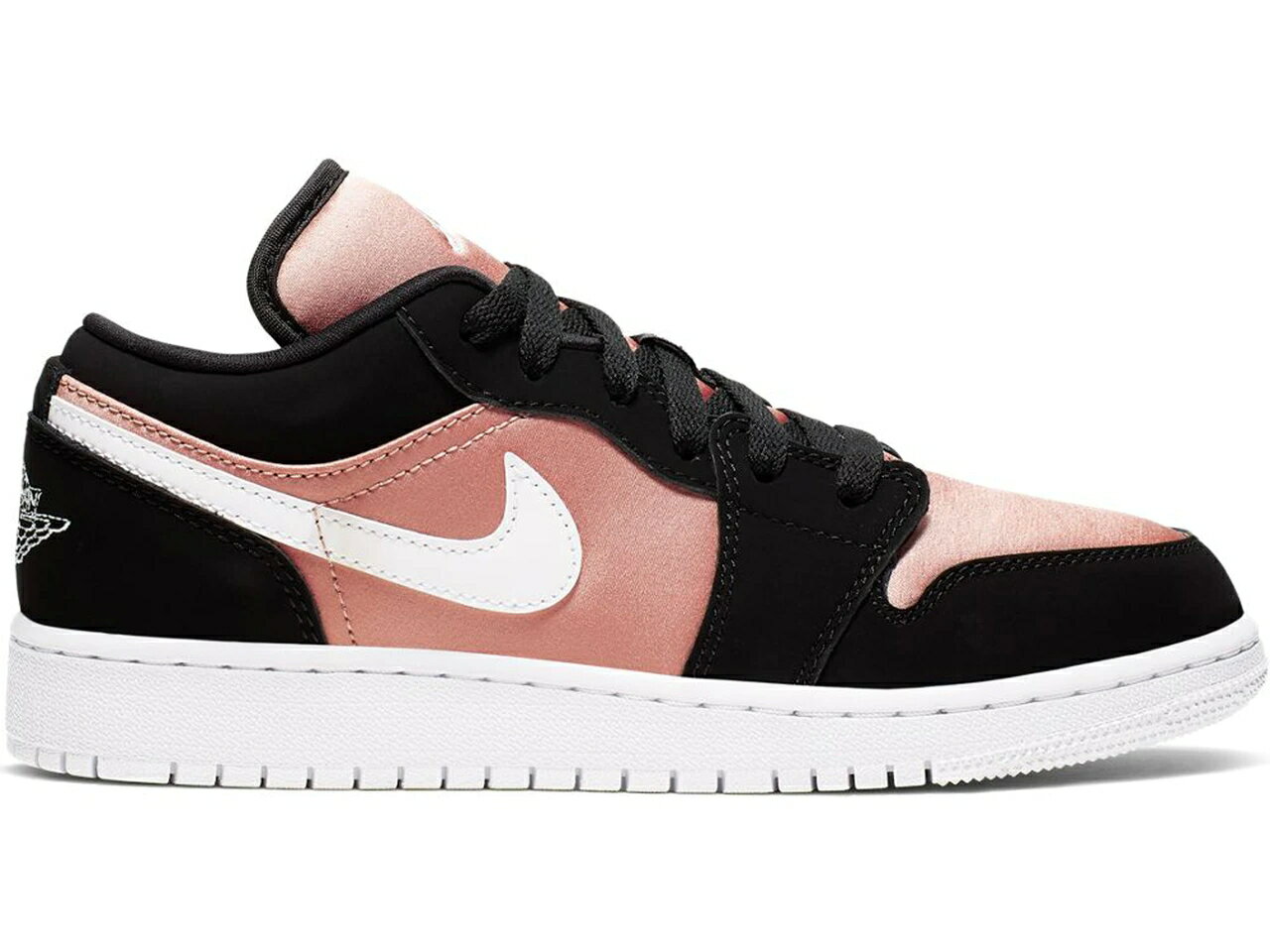 ブランド名Jordan性別child商品名Jordan 1 Low Black White Rose Gold (GS)カラー/Black/White/Rose/Gold商品説明※こちらの商品説明文は自動で抽出した文章のため、一部商品と関係ない内容が含まれている場合がございますJordan 1 Low Black White Rose Gold（GS）は、エアジョーダン1の低カットバージョンで、子供用に作られています。ブラックとホワイトのカラーブロッキングが特徴であり、ローズゴールドのアクセントカラーが際立ちます。このシューズは、スタイリッシュかつモダンなデザインでありながら、快適な履き心地を提供します。耐久性に優れたレザーアッパーとクッショニング効果のあるミッドソールが、足を確実にサポートします。スポーツや日常のスタイリングに最適なアイテムです。利用シーンJordan 1 Low Black White Rose Gold (GS)は主にスポーツや日常のカジュアルなスタイルに適しています。これは子供向けのサイズであり、特に女性や若い女の子に人気があります。このシューズは黒と白のベースにローズゴールドのアクセントを組み合わせており、高級感やエレガントさを演出します。このスニーカーは柔軟性があり、快適な履き心地を提供します。そのため、学校や市街地での日常的な活動に適しています。また、スポーツやフィットネスアクティビティにも適しており、快適さとスタイルを両立させることができます。素材申し訳ありませんが、Jordan 1 Low Black White Rose Gold (GS)の具体的な素材は不明です。一般的には、ジョーダンシリーズのスニーカーはレザー、スウェード、メッシュなどの素材が使用されることが多いです。しかし、詳細な素材情報は商品の公式ウェブサイトや製造元の情報を確認することをおすすめします。