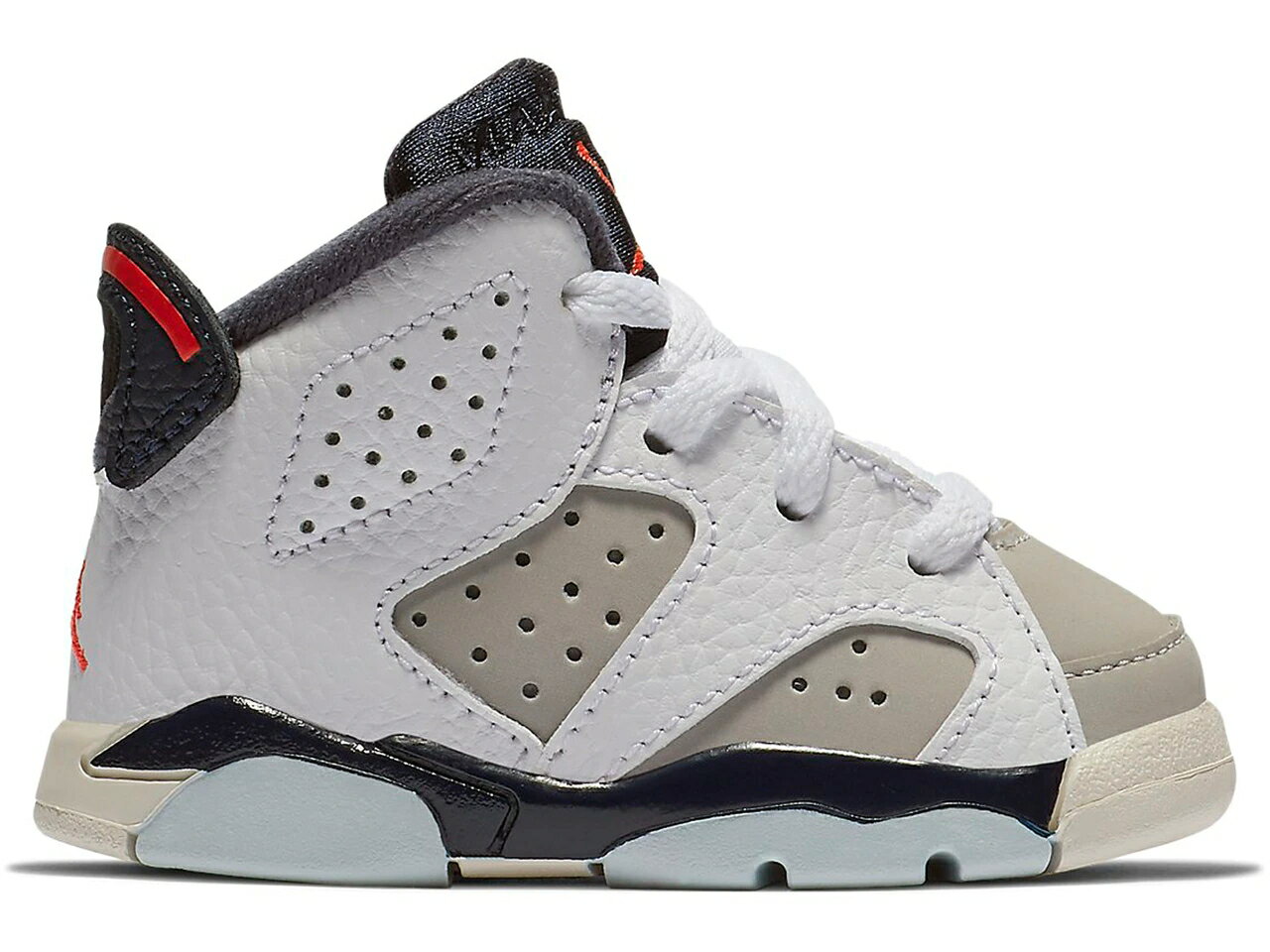 ブランド名Jordan性別Toddler(ベイビー)商品名Jordan 6 Retro Tinker (TD)カラー/White/Infrared/23/Neutral/Grey商品説明※こちらの商品説明文は自動で抽出した文章のため、一部商品と関係ない内容が含まれている場合がございます「Jordan 6 Retro Tinker (TD)」は、アイコニックなデザインと革新的なテクノロジーが融合した逸品です。トップクラスのパフォーマンスと快適さを追求したこのスニーカーは、小さなお子様にも最適なサイズ展開でご提供いたします。柔らかな上質な素材と耐久性のある構造を備えており、長時間の履き心地にも優れています。クッショニングシステムは足の疲れを軽減し、ジャンプやランニング時のパフォーマンスを向上させます。アイコニックなデザインの一環として、このスニーカーにはオーソドックスなカラースキームと独自のディテールが取り入れられています。この「Jordan 6 Retro Tinker (TD)」は、お子様のスニーカーコレクションに最適な一足となることでしょう。利用シーンJordan 6 Retro Tinker (TD)は、幼児（Toddler）用のジョーダン6のモデルです。このシューズは、ウォーキングや遊びのために設計されており、幼児の足に適したサイズやフィット感が特長です。幼児のスタイリングやファッションアイテムとしても人気があります。また、ジョーダンブランドのアイコニックなデザインとスタイルを反映しており、ジョーダンファンやスニーカーコレクターの間でも人気です。素材Jordan 6 Retro Tinker (TD)のアッパーは、レザーや合成素材を使用していることが一般的です。また、ミッドソールにはクッショニングやサポートを提供するために、プラスチックやフォーム素材が使用されています。アウトソールには、耐久性とグリップを向上させるためのラバー素材が使用されています。