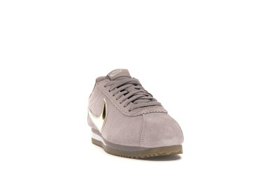 ナイキ NIKE クラシック コルテッツ 金色 ゴールド レディース スニーカー 【 CLASSIC CORTEZ SE DIFFUSED TAUPE METALLIC GOLD WOMENS PHANTOMGUM LIGHT BROWNMETALLIC 】