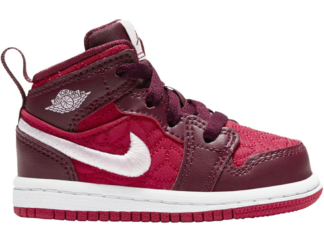 ブランド名Jordan性別Toddler(ベイビー)商品名Jordan 1 Mid Red Quilt (TD)カラー/Gym/Red/Pink/Foam商品説明※こちらの商品説明文は自動で抽出した文章のため、一部商品と関係ない内容が含まれている場合がございます【Jordan 1 Mid Red Quilt (TD)】このJordan 1 Mid Red Quilt (TD)は、スタイリッシュな赤いカラーデザインが特徴のハイトップスニーカーです。ユニークなキルトのテクスチャーがアッパー全体に施されており、洗練された印象を与えます。また、快適性を追求したパッド入りのシュータンとカフスが、足に優しいフィット感を提供します。このTDサイズのスニーカーは、子供たちのために特にデザインされており、幅広い年齢層にフィットします。シンプルなデザインでありながら、高いファッション性を持つJordan 1 Mid Red Quilt (TD)は、様々なスタイルに合わせやすい一足です。是非、楽しくおしゃれなコーディネートの一部として取り入れてみてください。利用シーンJordan 1 Mid Red Quilt (TD)は、子ども用のスニーカーです。このスニーカーは、子供がキャジュアルな日常の活動やスポーツに利用することができます。プレイグラウンドでの遊びやウォーキング、小さなスポーツイベントなど、様々な場面で使用することができます。また、デザイン性が高く、赤いキルトのパターンが施されているため、子供たちのスタイリッシュなコーディネートにも合わせることができます。素材ジョーダン1 Mid Red Quilt (TD)は、合成革とメッシュ素材を使用しています。合成革は耐久性があり、メッシュ素材は通気性に優れているため、子供たちが快適に過ごすことができます。