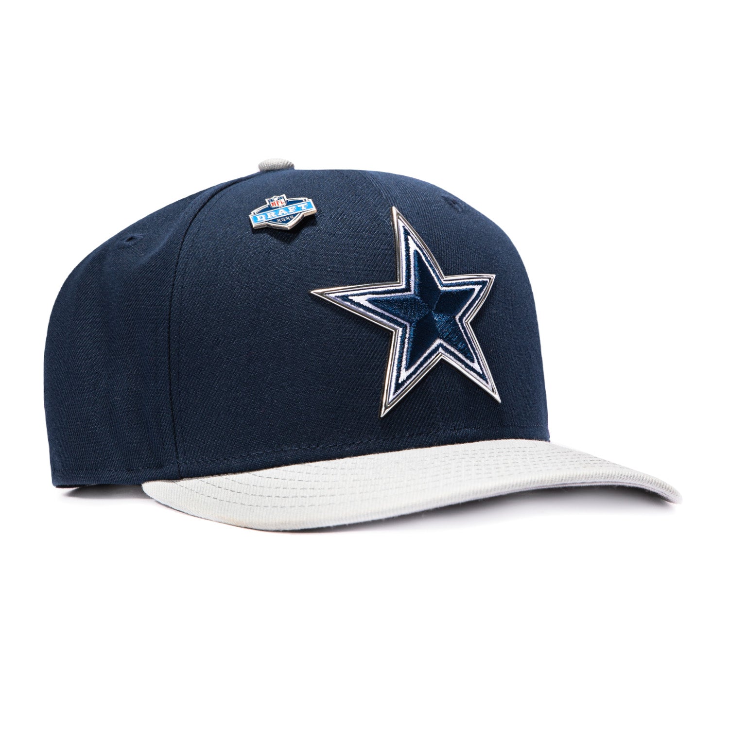 ブランド名Dallas Cowboys性別Kids商品名New Era 9Fifty 2026 NFL Draft Dallas Cowboys Snapback Hat - Navy, GreyカラーNavy/GreyNew Era 9Fifty 2026 NFL Draft Dallas Cowboys Snapback Hat - Navy, Greyは、フットボールファン、ファッション愛好家双方に贈る、特別なコレクションアイテムです。 2026年のNFLドラフトという記念すべきイベントを象徴し、伝説的なチームであるDallas Cowboysへの揺るぎない忠誠心を示すこのSnapback Hatは、New Eraならではの卓越した品質と洗練されたデザインが融合した逸品です。 NavyとGreyの落ち着いたカラーリングは、どんな装いにも馴染み、あなたの個性を際立たせます。 ■ 商品説明：唯一無二の存在感を放つキャップ この「New Era 9Fifty 2026 NFL Draft Dallas Cowboys Snapback Hat - Navy, Grey」は、New Eraが誇るクラシックな9Fiftyシルエットを採用しています。 9Fiftyは、深めのクラウン（帽子の頭頂部）とフラットなつばが特徴で、現代のストリートファッションに完璧にフィットするデザインです。 前面には、Dallas Cowboysの象徴的なチームロゴが精巧な刺繍で施されており、その存在感はまさに圧倒的です。 さらに、サイドには2026 NFL Draftの公式ロゴが配され、このハットが持つ特別な意味合いを強調しています。 この限定デザインは、単なるチームグッズを超え、記念すべきイベントの一部を所有する喜びを提供します。 カラーリングは、深みのあるNavyをベースに、つばの裏側や一部のディテールにスタイリッシュなGreyを配した、洗練された組み合わせです。 この配色により、様々なファッションスタイルに合わせやすく、カジュアルながらも上品な印象を与えます。 素材には、長年の使用に耐えうる高品質なポリエステルが主に使用されており、軽量でありながらも型崩れしにくい頑丈さを実現しています。 通気性も考慮されており、長時間の着用でも快適さを保ちます。 また、Snapback（サイズ調整機能）は、後部に配されたプラスチック製のスナップにより、フリーサイズでありながら幅広い頭囲の方にフィットします。 これにより、どなたでも最適なフィット感を見つけることができ、快適な着用感を提供します。 その構造は、耐久性にも優れており、繰り返し調整しても劣化しにくい設計となっています。 New Eraの厳格な品質基準に基づいて製造されたこのSnapback Hatは、細部にわたるこだわりが光る、まさに職人技の結晶です。 ■ ブランド「New Era」：歴史と品質への揺るぎないこだわり New Eraは、1920年に米国ニューヨーク州バッファローで創業された、世界的に有名なヘッドウェアブランドです。 その歴史は、MLB（メジャーリーグベースボール）の公式オンフィールドキャップとして採用されたことで広く知られるようになりました。 創業以来、New Eraは「キャップの代名詞」としての地位を確立し、スポーツ界だけでなく、音楽、アート、ファッションといった多様なカルチャーシーンにおいて絶大な影響力を持ち続けています。 ブランドの哲学は「品質と革新への飽くなき追求」にあります。 New Eraのキャップは、熟練の職人技と最先端の技術が融合して生まれており、素材の選定から縫製、仕上げに至るまで、一切の妥協を許しません。 特に、そのフィット感と耐久性は、多くのファンから高い評価を得ています。 9Fiftyモデルは、New Eraの豊富なラインナップの中でも、特にそのカジュアルさとファッション性から、若者を中心に絶大な支持を集めています。 ストリートファッションのアイコンとして、またスポーツ観戦の必須アイテムとして、New Eraは常に時代のトレンドをリードし、世界中の人々に愛され続けているのです。 このDallas Cowboys Snapback Hatも、そのブランドの確かな歴史と品質に裏打ちされた、自信を持っておすすめできる逸品です。 ■ 利用シーン：情熱を共有するあらゆる瞬間に 「New Era 9Fifty 2026 NFL Draft Dallas Cowboys Snapback Hat - Navy, Grey」は、様々なシーンであなたのスタイルと情熱を表現します。 → NFL試合観戦：スタジアムでの熱狂的な応援はもちろん、ご自宅でのテレビ観戦やスポーツバーでの仲間との時間にも最適です。Dallas Cowboysへの応援を全身で表現し、他のファンとの一体感を高めます。 → スポーツイベント：フットボール以外のスポーツ観戦や、様々なイベント会場でも活躍します。カジュアルながらもスタイリッシュなデザインが、周囲の目を引くことでしょう。 → 日常のカジュアルスタイル：デニムやTシャツ、パーカーといった普段使いのアイテムとの相性は抜群です。New Era 9FiftyのSnapback Hatは、シンプルなコーディネートに一つ加えるだけで、洗練されたストリート感を演出します。 → アウトドア活動：散歩、ジョギング、ピクニック、フェスなど、屋外での活動にも適しています。日差しから目を守りつつ、快適な着用感で活動をサポートします。 → ファッションのアクセントとして：カフェでのリラックスタイム、ショッピング、友人との集まりなど、タウンユースでもその存在感を放ちます。さりげなく個性を主張したい場面で、この特別なキャップはあなたを彩ります。 2026 NFL Draftの記念モデルであるため、その着用は単なるファッションを超え、記憶に残る瞬間への参加を意味します。 ■ コーディネート提案：あなたのスタイルを格上げする一品 NavyとGreyの落ち着いたカラーリングを持つ「New Era 9Fifty 2026 NFL Draft Dallas Cowboys Snapback Hat - Navy, Grey」は、幅広いコーディネートにマッチし、あなたのファッションスタイルを一層引き立てます。 → スポーツカジュアルスタイル：Dallas CowboysのチームジャージやTシャツに、このSnapback Hatを合わせれば、完璧な応援スタイルが完成します。足元はスニーカーで、アクティブな印象に。 → ストリートファッション：オーバーサイズのパーカーやTシャツ、ダメージジーンズやカーゴパンツに合わせると、現代的なストリート感を強調できます。足元にはボリュームのあるスニーカーを選び、ハットのフラットなつばが持つクールな雰囲気を最大限に引き出しましょう。 → シンプルなきれいめカジュアル：白いシャツやポロシャツにチノパンといった、比較的シンプルな装いにもこのハットはマッチします。カジュアルダウンしつつも、New Eraのキャップが持つ品の良さが全体のバランスを保ちます。 → アウトドアミックス：※画像はイメージです