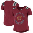 アウタースタッフ キャバリアーズ Vネック Tシャツ 赤 レッド ジュニア キッズ 【 OUTERSTUFF CAVALIERS WINE RETRO BLOCK V-NECK T-SHIRT - GIRLS' GRADE SCHOOL / RED 】 ベビー マタニティ トップス カットソー