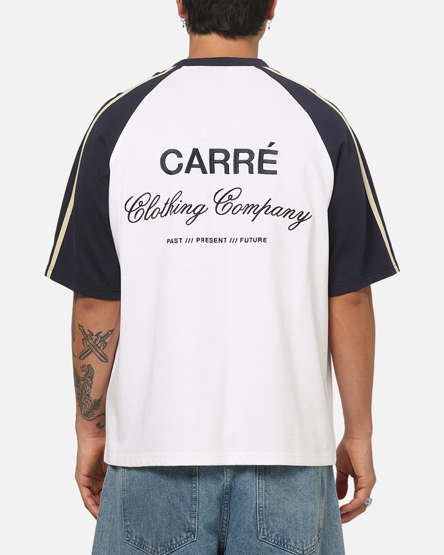 ブランド名CARRE性別Unisex(ユニセックス)商品名Carre Legacy Raglan T-Shirt WhiteカラーWhiteこの度は、数ある商品の中からCarre Legacy Raglan T-Shirt Whiteにご関心をお寄せいただき、誠にありがとうございます。ECサイトのSEO専門家として、お客様に商品の魅力を最大限にお伝えできるよう、Carre Legacy Raglan T-Shirt Whiteの詳しい商品説明をさせていただきます。このTシャツがお客様のライフスタイルをどのように豊かに彩るか、ぜひ最後までご覧ください。 ■ 商品概要：Carre Legacy Raglan T-Shirt Whiteが提案する新しい日常着 Carre Legacy Raglan T-Shirt Whiteは、ストリートウェアブランドCarreが贈る、洗練されたデザインと卓越した快適性を兼ね備えたラグランTシャツです。タイムレスな魅力を放つホワイトカラーに、Carre独自のLegacyラインが持つ品質へのこだわりとデザイン哲学が息づいています。日常のカジュアルスタイルを格上げし、着用する人の個性を引き出す一枚として、ワードローブに欠かせないアイテムとなることでしょう。Carre Legacy Raglan T-Shirt Whiteは、単なるTシャツではなく、着る人のスタイルと快適さを追求した、まさに「レガシー（遺産）」と呼ぶにふさわしい逸品です。 ■ デザインとスペック：洗練されたスタイルと究極の着心地 Carre Legacy Raglan T-Shirt Whiteは、その名の通り、特徴的なラグランスリーブデザインが最大の魅力です。肩から袖下にかけて斜めに切り替えられたラグランスリーブは、肩周りの動きを自由にし、リラックス感とスマートな印象を両立させます。一般的なTシャツにはない、独特のシルエットが、着用者に洗練されたカジュアルスタイルを提供します。 カラーは、清潔感あふれるCarre Legacy Raglan T-Shirt White。どんな色とも調和し、コーディネートの幅を無限に広げる万能なカラーです。ミニマルでありながらも存在感を放ち、どんなシーンでも品格を保ちます。素材には、厳選された上質なコットンをブレンドした生地を使用しております。これにより、肌触りは非常に柔らかく、一日中着用していてもストレスを感じさせない快適さを実現しました。通気性にも優れているため、暑い季節でも涼しく、汗をかいてもべたつきにくいのが特徴です。また、適度な厚みがありながらも軽量で、耐久性にも優れているため、洗濯を繰り返しても型崩れしにくく、長くご愛用いただけます。 Carre Legacy Raglan T-Shirt Whiteの縫製は非常に丁寧で、細部にわたる品質管理が行き届いています。ブランドロゴは主張しすぎない控えめなデザインで配置されており、Carreブランドの持つストリートカルチャーと洗練されたデザインセンスが融合した、大人のカジュアルウェアとして完成されています。 ■ ブランドのこだわり：Carre Legacyが紡ぐ物語 Carreは、世界のストリートファッションシーンにおいて、確固たる地位を築いてきたブランドです。単なる流行を追うのではなく、独自の視点と哲学に基づいたアイテムを世に送り出し、多くのファッション愛好家から支持されています。Carre Legacyラインは、その中でも特に、ブランドの伝統と品質へのこだわりを象徴するコレクションです。 「Legacy」という言葉が示す通り、時代を超えて愛され続ける普遍的なデザインと、妥協のない品質を追求しています。素材選びから縫製、仕上げに至るまで、熟練の職人技と最新の技術が融合し、一つ一つの製品にCarreの情熱が込められています。Carre Legacy Raglan T-Shirt Whiteもまた、このLegacyラインの精神を受け継ぎ、優れた着心地と耐久性、そして洗練されたデザインを兼ね備えています。流行に左右されない本質的な価値を追求し、着用する人の日常に寄り添いながら、長く愛される一枚となることを目指して作られています。 ■ 利用シーン：あらゆる日常を彩る一枚 Carre Legacy Raglan T-Shirt Whiteは、その汎用性の高さから、様々なシーンで活躍します。 ・**普段使いに:** 週末のショッピングやカフェでのリラックスタイム、友人とのランチなど、カジュアルな日常着として最適です。上質な素材と快適な着心地が、日々の活動を心地よくサポートします。 ・**レジャーや旅行に:** 軽量でシワになりにくい特性は、旅行やアウトドアアクティビティにもぴったりです。着替えの一枚として持っていくことで、旅先での着こなしの幅が広がります。 ・**スポーツミックススタイルに:** ジムへの行き帰りや軽い運動時、あるいはアクティブなシーンでのスタイリングにもマッチします。動きやすいラグランスリーブが、快適なパフォーマンスをサポートします。 ・**おうち時間やリラックスタイムに:** 抜群の肌触りは、自宅でのくつろぎの時間にも最適です。ストレスフリーな着心地で、心地よいリラックスタイムを演出します。 ・**インナーとしても:** シャツやジャケット、パーカーなどのインナーとしても活躍します。ホワイトカラーのクリーンさが、重ね着スタイル全体を上品にまとめ上げます。 ■ コーディネート提案：個性を引き出すスタイリング Carre Legacy Raglan T-Shirt Whiteは、シンプルながらも存在感があり、幅広いコーディネートに対応します。 ・**カジュアル王道スタイル:** ブルージーンズやブラックデニムと合わせるだけで、清潔感のあるカジュアルスタイルが完成します。足元はスニーカーで軽快に、またはブーツで少しワイルドな印象に。 ・**キレイめカジュアル:** チノパンやスラックスと組み合わせることで、上品さを加えたキレイめカジュアルスタイルになります。シャツやカーディガンを肩掛けしたり、シンプルなジャケットを羽織ったりすると、より洗練された印象に。 ・**ストリートスタイル:** カーゴパンツやワイドパンツと合わせ、キャップやビーニー、スニーカーでまとめて、トレンド感のあるストリートスタイルを楽しむことができます。オーバーサイズのシャツを羽織るのもおすすめです。 ・**ユニセックスコーデ:** 女性がオーバーサイズで着用する場合、レギンスやスキニーパンツと合わせてスポーティーに、またはフレアスカートやプリーツスカートと合わせてカジュアルフェミニンな着こなしも楽しめます。 ・**レイヤードスタイル:** ロング丈のタンクトップを裾から少し見せたり、ショート丈のアウターやベストを重ねたりすることで、こなれ感を演出できます。Carre Legacy Raglan T-Shirt Whiteのホワイトカラーは、どんな色のアウターとも相性抜群です。 ■ ターゲットユーザー：こんな方におすすめ Carre Legacy Raglan T-Shirt Whiteは、以下のようなお客様に特におすすめです。 ・**品質にこだわる方:** 安価なTシャツでは満足できない、上質な素材と丁寧な縫製を求める方に最適です。 ・**ストリートファッション愛好家:** Carreブランドの持つカルチャーとデザインセンスに共感し、日常に取り入れたい方に。 ・**シンプルながらも個性を表現したい方:** 無地のホワイトTシャツでありながら、ラグランスリーブのデザインがさりげない個性を演出します。 ・**着心地とデザイン性を両立させたい方:** 快適な肌触りと動きやすさ、そして洗練されたデザインの両方を求める方に。 ・**長く愛用できるアイテムを探している方:** 高品質な素材と耐久性により、シーズンを問わず長く着用できる一枚をお探しの方に。 ・**ワードローブの定番を更新したい方:** どんなスタイルにも合わせやすい万能なホワイトTシャツを、より上質なものにしたい方に。 ■ 購入者へのメリット・魅力：Carre Legacy Raglan T-Shirt Whiteを選ぶ理由 Carre Legacy Raglan T-Shirt Whiteをご購入いただくことで、お客様は以下のようなメリットを享受できます。 ・**長く愛せる確かな品質:** 上質な素材とCarreブランドの厳しい品質基準により、型崩れや色褪せしにくく、長く美しい状態を保ちます。頻繁に買い替える必要がなく、結果として経済的です。 ・**一日中続く快適な着心地:** 柔らかく肌触りの良いコットンブレンド素材と、動きやすさを考慮したラグランスリーブデザインが、着用者に究極の快適さをもたらします。どんな活動もストレスなく楽しめます。 ・**抜群の着回し力と汎用性:** 清潔感のあるホワイトカラーとシンプルなデザインは、どんなボトムスやアウターとも相性が良く、幅広いコーディネートに対応します。一枚あれば、日々のスタイリングが格段に楽になります。 ・**Carreブランドの信頼とステータス:** ストリートシーンで確固たる地位を築くCarreの製品を身につけることは、ファッションへのこだわりとセンスを表現することに繋がります。 ・**日々のスタイリングを豊かに:** Carre Legacy Raglan T-Shirt Whiteは、単なる衣料品ではありません。着る人の気分を高め、自信を与え、日常のあらゆるシーンを特別にするアイテムです。 Carre Legacy Raglan T-Shirt Whiteは、デザイン、品質、快適性、そして汎用性の全てにおいて高い水準を満たす、自信を持っておすすめできる一枚です。ぜひこの機会に、Carreが提案する上質な日常着を体験し、お客様のワードローブに新たな価値を加えてください。お客様からのご注文を心よりお待ちしております。※画像はイメージです