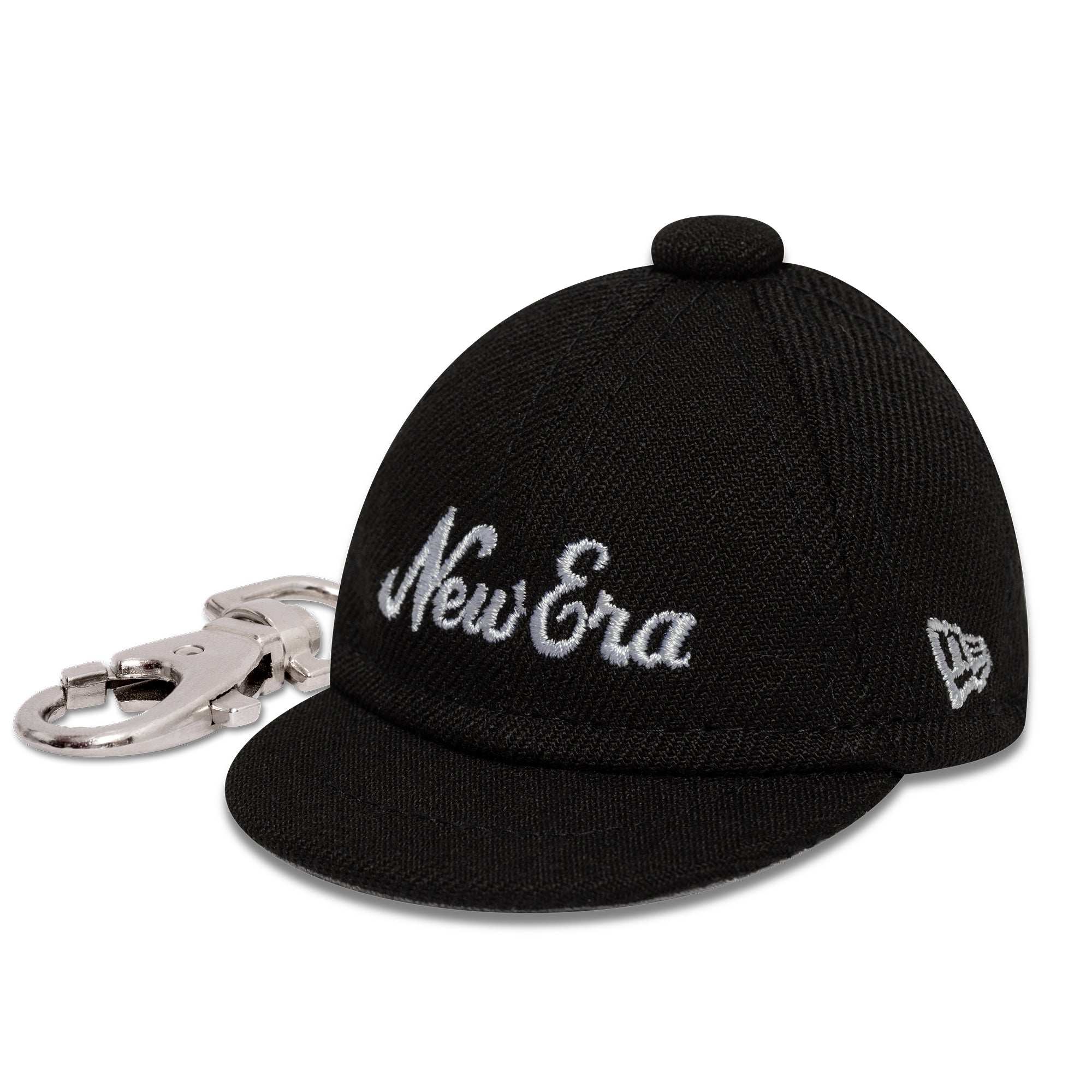 ブランド名New Era商品名NEW ERA MINI CAP KEYCHAIN BLACKカラーBlack■ はじめに：NEW ERA MINI CAP KEYCHAIN BLACKの洗練された魅力 NEW ERAのアイコニックな世界観を、手のひらサイズのミニチュアで表現した「NEW ERA MINI CAP KEYCHAIN BLACK」。長きにわたりヘッドウェアのトップブランドとして君臨し続けるNEW ERAが誇る、その普遍的なデザインと高品質なクラフトマンシップが、このキーチェーンにも凝縮されています。ファッションアイテムとしての存在感を放ちながら、日常に溶け込む実用性を兼ね備えたこの逸品は、ブランドの歴史と品質へのこだわりが息づく、ファン必携のコレクターズアイテムです。洗練されたBLACKカラーは、どんなスタイルにも自然に溶け込み、さりげなく個性を主張します。 ■ 商品説明：細部までこだわり抜いたミニチュアキャップキーチェーン 「NEW ERA MINI CAP KEYCHAIN BLACK」は、NEW ERAの代名詞であるベースボールキャップ「59FIFTY」などの象徴的なデザインを、そのままミニチュアサイズに忠実に再現したキーチェーンです。キャップのフォルム、ツバの美しい曲線、緻密なステッチワーク、そして正面に刺繍されたブランドロゴやサイドのフラッグロゴまで、細部にわたるこだわりが詰まっています。 ・カラー：洗練された「BLACK」は、あらゆるファッションに合わせやすい普遍的な魅力を持っています。光沢を抑えたマットな質感は、落ち着きと高級感を演出し、老若男女問わずご愛用いただけます。 ・素材：キャップ部分には耐久性に優れたポリエステル素材を使用しており、実際のキャップと同様の質感と強度を追求しています。キーチェーン部分は、堅牢な金属製リングとチェーンを採用し、日常使いに耐えうる頑丈さを実現。鍵をしっかりと保持し、紛失のリスクを軽減します。 ・サイズ感：実際のキャップをそのまま縮小したようなコンパクトなサイズ感は、携帯性に優れています。鍵やバッグに簡単に取り付け可能で、かさばることなく、常に身近にNEW ERAの魅力を感じていただけます。 ・機能性：鍵をまとめるキーホルダーとしての役割はもちろんのこと、バッグやリュックのファスナープル、ポーチのアクセントとしても活躍します。日常の小物にさりげなく個性をプラスし、ファッションの一部としてお楽しみいただけます。 ■ ブランドストーリー：NEW ERAが紡ぐ歴史と革新 1920年の創業以来、NEW ERAは一世紀にわたりヘッドウェアのトップブランドとして、その地位を揺るぎないものにしてきました。その歴史は、革新への挑戦と品質への揺るぎないこだわりによって紡がれてきました。 NEW ERAは、メジャーリーグベースボール（MLB）の公式選手用キャップサプライヤーとして世界的に認知されており、これはブランドが提供する製品の品質と信頼性を象徴するものです。選手たちが最高のパフォーマンスを発揮できるよう、長年の研究と開発によって生み出されたキャップは、機能性とデザイン性を高次元で両立させています。 スポーツシーンに留まらず、NEW ERAはヒップホップ、スケートボード、グラフィティなど、世界のストリートカルチャーのアイコンとしても絶大な支持を得ています。多くのアーティストやセレブリティがNEW ERAのキャップを愛用し、そのスタイルは瞬く間に世界中の若者へと広がりました。 厳選された素材と熟練の職人技によって生み出される製品は、一つ一つが洗練されたデザインと卓越した耐久性を誇ります。「常に新しいものを作り続ける」という革新的な精神と、「本物であること」への揺るぎないこだわり。このNEW ERAの哲学が、今日まで多くの人々を魅了し続けている理由です。 ■ 利用シーン：日常に彩りを添えるファッションアイテム 「NEW ERA MINI CAP KEYCHAIN BLACK」は、その汎用性の高さから、様々なシーンで活躍するファッションアクセサリーです。 ・鍵の管理：自宅や車の鍵をまとめるスマートなキーホルダーとして最適です。コンパクトながら存在感のあるNEW ERA MINI CAP KEYCHAIN BLACKがあれば、バッグの中で迷子になりがちな鍵も簡単に見つけ出すことができます。 ・バッグのアクセント：トートバッグ、バックパック、ショルダーバッグ、クラッチバッグなど、様々なバッグにさりげなく取り付けることで、シンプルなバッグも一気にスタイリッシュな印象へと昇華させます。ファッションのワンポイントとして、個性を演出します。 ・ファッション小物として：ジーンズのベルトループに取り付ければ、ストリートテイストをプラスし、コーディネート全体に抜け感を演出します。また、ウエストポーチやサコッシュのジッパータブとしても活用できます。 ・オフィスや学校で：USBメモリや社員証、学生証のホルダーとしても活躍します。さりげないおしゃれで個性をアピールし、日々のデスクワークや学校生活に彩りを添えます。 ・旅行のお供に：キャリーケースのジッパーに付ければ、他の荷物との区別がつきやすくなり、旅の気分をさらに高めてくれます。旅先でのファッションアイテムとしても楽しめます。 ・ギフトとして：NEW ERAの熱心なファンへの誕生日プレゼントや、ちょっとしたお礼の品としても最適です。男女問わず喜ばれるアイテムであり、贈る相手のセンスの良さを感じさせることでしょう。 ■ コーディネート提案：BLACKが引き出す無限の可能性 「NEW ERA MINI CAP KEYCHAIN BLACK」の最大の魅力は、そのBLACKカラーが持つ無限のコーディネート可能性にあります。 ・ストリートスタイル：オーバーサイズのTシャツやパーカー、デニムパンツにスニーカーといった定番のストリートファッションに、NEW ERA MINI CAP KEYCHAIN BLACKをプラス。ベルトループやリュックに付ければ、本物のキャップと並んで、より一層ストリート感を強調し、スタイルの完成度を高めます。 ・カジュアルスタイル：シンプルなシャツやニット、チノパンといったきれいめカジュアルにも、程よい遊び心を加えることができます。BLACKなので、全体のトーンを崩すことなく、さりげなくおしゃれなアクセントとして機能します。例えば、カジュアルなジャケットの胸ポケットから覗かせても素敵です。 ・スポーツミックス：ジョガーパンツやトラックジャケット、スポーツシューズといったアクティブなスタイルに。ジムバッグやスポーツバッグに付ければ、統一感のあるアスレジャースタイルが完成し、トレーニングへのモチベーションも高まるでしょう。 ・ビジネスシーンの遊び心：クールビズのセットアップや、ビジネスカジュアルのバッグにも。堅苦しくなりがちなオフィススタイルに、さりげない個性を光らせ、日々のビジネスシーンに楽しさを加えます。 ・ユニセックスな魅力：男性はデニムのベルトループやキーケースに、女性はミニバッグやトートバッグのアクセントとして。カップルでお揃いにすれば、さりげないペアアイテムとしても楽しめ、お互いのファッションセンスを共有できます。 ■ ターゲットユーザー：NEW ERAを愛する全ての方へ 「NEW ERA MINI CAP KEYCHAIN BLACK」は、幅広い層のお客様におすすめできるアイテムです。 ・NEW ERAブランドの熱烈なファン：日頃からNEW ERAのキャップやアパレルを愛用している方にとって、このキーチェーンはコレクションの一部であり、ブランドへの愛情を示すアイテムとなるでしょう。常にNEW ERAと共にありたいと願う方々へ。 ・ファッションにこだわりを持つ方：日常使いの小物にも手を抜かず、細部にまでおしゃれを楽しみたい方。ワンランク上のファッションセンスを小物から演出したい方に最適です。 ・ギフトを探している方：誕生日や記念日、ちょっとしたプレゼントに、ユニークで質の高いアイテムを贈りたいと考えている方へ。贈られた方のセンスの良さを感じさせる、記憶に残るギフトとなるでしょう。 ・ミニチュアコレクター：精巧に作られたミニチュアアイテムを集めるのが好きな方々にとって、このリアルなNEW ERAミニチュアキャップは、コレクションに加えるべき逸品です。 ・実用性とデザイン性を両立させたい方：鍵の整理やバッグのアクセントとして、機能性とファッション性の両方を求める方。毎日の生活に、おしゃれで便利なアイテムを取り入れたい方におすすめです。 ・男女問わず幅広い層へ：性別や年齢に関わらず、NEW ERAの魅力を日常に取り入れたいすべての方にお楽しみいただけます。カジュアルからきれいめまで、どんなスタイルにもマッチする普遍的なデザインです。 ■ ご購入のメリット：信頼と満足をお約束する逸品 「NEW ERA MINI CAP KEYCHAIN BLACK」をご購入いただくことで、お客様には以下の複数のメリットと満足をお約束いたします。 ・NEW ERAが誇る品質とデザイン：100年以上の歴史を持つNEW ERAが培ってきた、比類なき品質と洗練されたデザインが、このミニチュアキーチェーンにも息づいています。細部までこだわり抜かれた精巧な作りは、まさに「本物」の証であり、手にした瞬間にその価値を感じていただけます。 ・日常に溶け込む高いファッション性：BLACKカラーの汎用性と洗練されたデザインは、どんなファッションスタイルにも自然にマッチし、さりげなくお客様のおしゃれ度をアップさせます。日々の装いに、ワンランク上のアクセントを加えて、ご自身のスタイルを表現してください。 ・優れた実用性と耐久性：鍵の紛失防止や、バッグの識別に役立つキーホルダーとしての機能性は抜群です。耐久性の高い素材と頑丈な金属パーツを使用しているため、日常の厳しい使用にも耐え、長くご愛用いただけます。大切な鍵をしっかりと守る信頼のアイテムです。 ・ブランドの誇りを感じるコレクション：NEW ERAのアイデンティティを凝縮したこのキーチェーンは、単なる小物ではなく、ブランドへのリスペクトと誇りを感じさせるコレクターズアイテムです。NEW ERAの世界観を常に身近に感じていただけます。 ・記憶に残るギフトとしての魅力：贈られた方が笑顔になること間違いなしの、センスが光るギフトとしても最適です。NEW ERAファンはもちろん、ファッション好きの方にも喜ばれることでしょう。特別な日の贈り物や、感謝の気持ちを伝える一品としてご活用ください。 ・安心の正規品：当店で取り扱う「NEW ERA MINI CAP KEYCHAIN BLACK」は、すべて正規ルートで仕入れた商品でございます。お客様に心からご安心いただき、信頼してお買い求めいただけることをお約束いたします。 検索キーワード: New Era ニューエラ※画像はイメージです