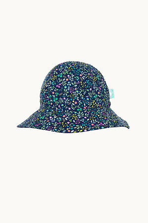 ブランド名Acorn性別Kids商品名Girls Fleur Wide Brim SunhatカラーNAVY/MULTIこの度は、お子様の輝く笑顔と健やかな毎日をサポートする Girls Fleur Wide Brim Sunhat をご覧いただき、誠にありがとうございます。まばゆい日差しが降り注ぐ季節に、愛らしいお子様を紫外線から優しく守りながら、ファッションアイテムとしても魅力を添える特別なサンハットが誕生いたしました。デザイン性と機能性を兼ね備えた Girls Fleur Wide Brim Sunhat は、お子様の夏のアウトドアシーンや日常のおしゃれに、新たな彩りを加えることでしょう。 ■ Girls Fleur Wide Brim Sunhat 商品紹介 ・広いつばが織りなす優雅なシルエット Girls Fleur Wide Brim Sunhat は、その名の通り、広々としたつばが特徴です。お子様の顔周りから首元、肩の一部まで、広範囲にわたって日差しを遮り、強い紫外線から繊細なお肌を保護いたします。ただ日差しを遮るだけでなく、そのエレガントな曲線を描くつばは、お子様のお顔をより小さく見せ、可憐な印象を与えるデザイン効果も期待できます。風の強い日でも安心して着用いただけるよう、計算された設計により安定感のあるつけ心地を実現いたしました。広いつばがもたらす優雅なシルエットは、どのようなコーディネートにも上品さをプラスし、お子様の魅力を一層引き立てます。 ・Fleurデザインの可憐な魅力 Girls Fleur Wide Brim Sunhat の「Fleur」とは、フランス語で「花」を意味します。その名の通り、帽子全体にあしらわれた繊細で愛らしい花々をモチーフにしたデザインは、お子様の無邪気な笑顔をさらに輝かせます。派手すぎず、しかし確かな存在感を放つFleurデザインは、女の子らしい可憐さと上品さを両立。細部にまでこだわり抜かれたステッチや装飾が、高品質な仕上がりを際立たせ、見る人の心を惹きつけます。この特別なデザインは、シンプルな装いにも華やかさを加え、お子様を夏の主役へと導きます。 ・こだわり抜かれた素材と快適な着用感 お子様が長時間快適に着用できるよう、Girls Fleur Wide Brim Sunhat は厳選された素材を使用しております。通気性に優れた軽量素材は、夏の暑い日でも蒸れにくく、さらりとした肌触りを提供いたします。柔らかな素材は肌への刺激が少なく、デリケートなお子様の頭部に優しくフィット。さらに、帽子の内部には汗を素早く吸収し拡散する吸湿速乾性の高い裏地を採用しており、常に快適な状態を保ちます。軽量設計のため、お子様が帽子を着用していることを忘れるほどの自然なつけ心地で、活発な遊びの邪魔をすることはありません。 ・安心のUVカット機能 お子様の肌は大人に比べて非常にデリケートであり、紫外線によるダメージを受けやすいものです。Girls Fleur Wide Brim Sunhat は、強力なUVカット機能を備えており、有害な紫外線を効果的に遮断し、日焼けによる肌トラブルのリスクを軽減します。このサンハットを着用することで、お子様は安心して屋外での活動を楽しむことができ、親御様にとっても大きな安心材料となるでしょう。見た目の美しさだけでなく、お子様の健康を第一に考えた機能性が、Girls Fleur Wide Brim Sunhat の大きな魅力の一つです。 ■ ブランドが追求する品質とデザイン哲学 当ブランドは、「お子様の毎日を彩り、笑顔を育む」ことを企業理念として掲げております。Girls Fleur Wide Brim Sunhat の開発においても、その哲学は深く根付いています。私たちは、単なる日よけ帽子としてではなく、お子様一人ひとりの個性を引き出し、自信を与えるファッションアイテムとしての価値を追求いたしました。素材の選定からデザイン、縫製に至るまで、すべての工程において厳格な品質基準を設け、お子様が安全に、そして快適に着用できる製品づくりにこだわり続けています。Fleurデザインは、自然の美しさとお子様の純真な心を融合させ、流行に左右されないタイムレスな魅力を表現しています。未来を担うお子様たちに、最高の品質とデザインをお届けすること。それが当ブランドの揺るぎない使命です。 ■ 多彩なシーンで輝くGirls Fleur Wide Brim Sunhat Girls Fleur Wide Brim Sunhat は、その優れたデザイン性と機能性により、あらゆるシーンでお子様の魅力を最大限に引き出します。 →夏のレジャーシーン：ビーチでの水遊び、公園でのピクニック、家族でのキャンプやバーベキューなど、強い日差しの下での活動には欠かせません。水着やカジュアルなTシャツスタイルに合わせるだけで、一気に華やかなリゾートスタイルが完成します。 →日常のおしゃれに：通園・通学時のおしゃれアイテムとして、またお友達との遊びやご近所へのお買い物など、普段使いにも最適です。シンプルなワンピースやブラウスに合わせれば、上品で愛らしいお嬢様スタイルに。 →特別なイベント：ご家族での旅行、遊園地へのお出かけ、野外コンサートや運動会など、思い出に残る特別な一日にも、Girls Fleur Wide Brim Sunhat はぴったりです。写真映えもするため、最高の思い出作りに貢献します。 →リゾートや旅行先で：異国情緒あふれる風景や美しいビーチで、Girls Fleur Wide Brim Sunhat はその魅力を一層発揮します。開放的なリゾートファッションに溶け込み、お子様を写真の主役にします。 ■ 魅力を引き出すコーディネート術 Girls Fleur Wide Brim Sunhat は、様々なファッションスタイルに柔軟に馴染み、コーディネートの幅を広げます。 →カジュアルスタイル：涼しげなコットンTシャツにデニムのショートパンツやスカートを合わせた、元気いっぱいのカジュアルスタイルに。足元はサンダルやスニーカーで軽快にまとめると、Girls Fleur Wide Brim Sunhat の上品さが際立ち、ワンランク上のおしゃれが楽しめます。 →フェミニンスタイル：フリルやレースがあしらわれたブラウスに、ふんわりとしたフレアスカートやサマードレスを合わせれば、お嬢様らしい清楚なコーディネートが完成します。Girls Fleur Wide Brim Sunhat のFleurデザインが、さらに可憐さを強調します。 →リゾートスタイル：鮮やかなカラーの水着や、軽やかな素材のマキシ丈ワンピースに合わせると、Girls Fleur Wide Brim Sunhat がリゾート感を一層高めます。麦わら素材のバッグやカラフルなサンダルをプラスして、バカンスムード満点の装いを演出できます。 →色合わせのヒント：帽子本体の色味に合わせて、洋服や小物のトーンを揃えると、全体に統一感が生まれ、洗練された印象になります。あるいは、あえて補色やアクセントカラーを取り入れることで、個性的なおしゃれを楽しむことも可能です。Girls Fleur Wide Brim Sunhat のFleurデザインのカラーリングを拾って、小物とリンクさせるのもおすすめです。 ■ Girls Fleur Wide Brim Sunhatを求める方へ：ターゲットユーザー Girls Fleur Wide Brim Sunhat は、以下のようなお客様に特におすすめしたい逸品です。 →おしゃれに敏感な女の子とその保護者様：機能性だけでなく、デザイン性も重視し、お子様に最高の夏のおしゃれを楽しませたいとお考えの方に。Girls Fleur Wide Brim Sunhat は、お子様のファッションセンスを育む一助となります。 →紫外線対策を重視する方：日差しの強い季節に、お子様のデリケートな肌を紫外線から確実に保護したいとお考えの親御様。広いつばとUVカット機能が、大切な肌を守ります。 →プレゼントをお探しの方：誕生日、入学祝い、クリスマス、夏のイベントの贈り物として、実用性とデザイン性を兼ね備えた特別なギフトをお探しの方に。Girls Fleur Wide Brim Sunhat は、贈る喜びと贈られる喜びを分かち合える素敵なアイテムです。 →快適な着用感を求める方：暑い日でも快適に、ストレスなく帽子を着用してほしいと願う親御様。軽量で通気性に優れたGirls Fleur Wide Brim Sunhat は、お子様の一日を快適にサポートします。 ■ Girls Fleur Wide Brim Sunhatがもたらすメリット Girls Fleur Wide Brim Sunhat をお選びいただくことで、お客様には多くのメリットがもたらされます。 →お子様の肌を優しく守る：広範囲をカバーするつばと、高性能なUVカット機能により、お子様のデリケートな肌を有害な紫外線からしっかりと保護し、日焼けや肌トラブルのリスクを大幅に軽減します。 →夏のファッションを一層華やかに：愛らしいFleurデザインと、洗練された広いつばのシルエットが、お子様の夏の装いに上品さと華やかさをプラスします。どこへ行っても注目を集める、おしゃれの主役となるでしょう。 →快適な一日をサポート：軽量で通気性の良い素材は、夏の暑い日でもお子様の頭部を快適に保ち、蒸れや不快感を軽減します。活発に動き回るお子様にもストレスフリーな着用感を提供します。 →長く愛用できる品質：厳選された素材と丁寧な縫製により、耐久性に優れています。適切なお手入れを行うことで、長くご愛用いただけます。また、お手入れのしやすさも考慮されており、親御様の手間を軽減します。 →贈り物としての喜び：実用性とデザイン性を兼ね備えたGirls Fleur Wide Brim Sunhat は、誕生日や各種お祝いのプレゼントとしても大変喜ばれます。贈る側も贈られる側も、笑顔になれる特別なアイテムです。 ■ 製品詳細 Girls Fleur Wide Brim Sunhat →商品名: Girls Fleur Wide Brim Sunhat →素材: 高品質コットンブレンド（お子様の肌に優しい柔らかさと通気性を追求しております） →サイズ: フリーサイズ（頭囲 約52-56cmに対応するアジャスター機能付き） →つばの広さ: 約10cm（顔から首元まで広範囲をカバーする設計） →カラー: アイボリー（Fleurデザインはピンクとグリーンの刺繍）、ピンク（Fleurデザインはホワイトとイエローの刺繍） →機能: UVカット加工済み、軽量設計、通気性抜群、内側吸湿速乾メッシュ、あご紐付き（取り外し可能） →お手入れ方法: 汚れた際は、優しく手洗いし、形を整えて陰干ししてください。 この夏、Girls Fleur Wide Brim Sunhat で最高の思い出を Girls Fleur Wide Brim Sunhat は、お子様の笑顔と健やかな成長を願う親御様の想いを形にした特別なアイテムです。強い日差しから大切なお子様を守りながら、夏のファッションを心ゆくまでお楽しみいただけます。海辺でのバカンス、公園での楽しいひととき、お友達とのおしゃれなピクニック。どんなシーンでも、Girls Fleur Wide Brim Sunhat がお子様の魅力を最大限に引き出し、かけがえのない思い出を彩ります。この夏、愛らしい Girls Fleur Wide Brim Sunhat を身につけて、お子様と共に最高の思い出をたくさん作ってください。皆様からのご注文を心よりお待ち申し上げております。※画像はイメージです