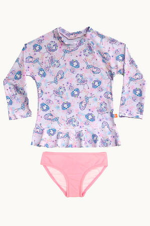 ブランド名Salty Ink性別Kids商品名Girls Miss Fairy Suntop SetカラーPURPLE/PINK■ Girls Miss Fairy Suntop Set 商品説明 この度ご紹介いたしますのは、愛らしい女の子の魅力を最大限に引き出す「Girls Miss Fairy Suntop Set」でございます。夏の季節にぴったりの、軽やかで快適なサントップと、動きやすいボトムスがセットになった、夢見るようなデザインのアイテムです。女の子らしい可憐さと、活発な日常に寄り添う機能性を兼ね備えた、特別な一着をお届けいたします。まるで絵本から飛び出してきたようなフェアリーテイルの世界観を表現し、お子様の笑顔を一層輝かせます。夏の太陽の下で、お子様が自由に遊び回り、笑顔で過ごせるよう、細部にまでこだわり抜いて作られました。 ■ 素材と機能性 「Girls Miss Fairy Suntop Set」は、お子様のデリケートな肌に優しく触れる素材を厳選して使用しております。サントップは、通気性に優れた軽量な素材で作られており、夏の暑い日でも涼しく快適にお過ごしいただけます。汗をかいてもべたつきにくいサラッとした肌触りは、お子様の活発な動きを妨げません。ボトムスもまた、柔らかな肌触りで伸縮性に富んだ素材を採用しておりますため、公園での遊びやご自宅でのリラックスタイムなど、様々なシーンでストレスなくご着用いただけます。洗濯にも強く、お手入れがしやすい点も、忙しい親御様にとって嬉しいポイントです。吸湿速乾性に優れ、一日中爽やかな着心地をキープ。また、屋外での活動時に気になる紫外線対策にも配慮した素材選びを心がけております。お子様の健やかな成長と快適な毎日をサポートするため、素材選びから縫製に至るまで、細心の注意を払っております。 ■ ブランド背景と哲学 「Miss Fairy」は、「すべての女の子に夢と魔法を」という哲学のもと、心躍るような子供服をデザインし続けているブランドでございます。子供たちの純粋な想像力や、好奇心旺盛な精神を大切にし、それを形にするのが「Miss Fairy」のこだわりです。当ブランドの製品は、単なる衣料品としてだけでなく、お子様の日々を彩り、特別な思い出を作るための一助となることを願って作られております。「Girls Miss Fairy Suntop Set」もまた、このブランド哲学を色濃く反映しており、細部にまでこだわり抜かれたデザインと、高品質な素材選びが特徴です。お子様が着用することで自信を持ち、自己表現の楽しさを発見できるような、そんな洋服づくりを目指しております。安全性にも最大限に配慮し、お子様が安心して着用できるよう、厳しい品質基準をクリアした製品のみを提供しております。 ■ おすすめの利用シーン 「Girls Miss Fairy Suntop Set」は、その魅力的なデザインと快適な着心地から、多岐にわたるシーンで活躍いたします。夏の日常使いはもちろんのこと、特別な日のおしゃれ着としても最適です。 ・**普段使い:** 公園での遊び、お買い物、ご自宅でのリラックスタイムなど、毎日を彩る快適な装いとして。 ・**お出かけ:** 家族旅行、テーマパーク、動物園、水族館など、楽しいお出かけの際に、お子様を一層輝かせます。 ・**イベント:** 誕生日パーティー、お友達とのピクニック、夏のイベントなど、特別な日の思い出作りに。 ・**記念撮影:** かわいらしいデザインは、写真映えも抜群。お子様の成長記録やSNS投稿にもぴったりです。 ・**リゾート:** 夏のバカンスやビーチサイドでの軽食時にも、涼しげでおしゃれな雰囲気を演出いたします。 様々なシチュエーションで、お子様が主役となり、自信を持って過ごせるようサポートいたします。自由な発想で、この「Girls Miss Fairy Suntop Set」をコーディネートに取り入れてみてください。 ■ スタイリング提案 「Girls Miss Fairy Suntop Set」は、セットアップとして着用するだけで、統一感のあるおしゃれなフェアリースタイルが手軽に完成いたします。しかし、上下を別々に着用することで、さらに幅広いコーディネートをお楽しみいただけます。 ・**セットアップで:** 麦わら帽子やサンダル、小ぶりなショルダーバッグなどを合わせるだけで、夏のキュートなお出かけスタイルが完成します。髪飾りやブレスレットなどでアクセントを加えるのもおすすめです。 ・**サントップ単体で:** シンプルなデニムのショートパンツやスカート、またはキュロットスカートと合わせれば、カジュアルながらも上品なスタイルに。薄手のカーディガンやパーカーを羽織ることで、日焼け対策や冷房対策にもなります。 ・**ボトムス単体で:** 無地のTシャツやブラウス、シンプルなタンクトップなどと組み合わせると、ボトムスの愛らしいデザインが引き立ちます。足元はスニーカーやバレエシューズで、元気いっぱいの印象に。 このように「Girls Miss Fairy Suntop Set」は、着回し力が非常に高く、一枚持っているだけで様々なファッションの可能性が広がります。お子様の個性に合わせて、自由なスタイリングをお楽しみください。 ■ ターゲットユーザーと魅力 「Girls Miss Fairy Suntop Set」は、以下のようなお客様に特におすすめしたい商品でございます。 ・**おしゃれを楽しみ始めたい女の子:** かわいらしいデザインと、着るだけで気分が上がるような特別感が、お子様のファッションへの興味を引き出します。 ・**快適さとデザイン性を両立させたい親御様:** 肌触りの良い素材と、動きやすさを考慮したデザインは、お子様の快適な毎日をサポートします。同時に、見ているだけで心が和むようなフェアリーデザインは、親御様にとっても魅力的です。 ・**夏のお洋服選びに迷われている方:** 上下セットなので、コーディネートに悩むことなく、すぐに可愛らしいスタイルが完成いたします。 ・**特別なプレゼントをお探しの方:** 誕生日プレゼント、出産祝い、季節の贈り物など、お子様へのギフトとしても大変喜ばれることと存じます。箱を開けた瞬間の、お子様の輝く笑顔が目に浮かぶようです。 「Girls Miss Fairy Suntop Set」は、お子様の日常に喜びと輝きをもたらす、かけがえのないアイテムとなることでしょう。 ■ お客様へのメリット 「Girls Miss Fairy Suntop Set」をご購入いただくことで、お客様には多くのメリットがございます。 ・**手軽なコーディネート:** 上下セットになっているため、忙しい朝もすぐに可愛らしいお出かけスタイルが完成し、コーディネートに時間をかける必要がございません。 ・**優れた着回し力:** セットアップとしてだけでなく、それぞれ単体でも着用できるため、お手持ちのアイテムとの組み合わせで、ファッションの幅が広がります。一枚で何通りもの着こなしが楽しめ、大変経済的です。 ・**最高の快適性:** 厳選された素材と機能的なデザインにより、夏の暑さの中でもお子様は常に涼しく、快適にお過ごしいただけます。肌への優しさも配慮されており、安心してお選びいただけます。 ・**愛らしいデザイン:** 夢見るようなフェアリーデザインは、お子様の可愛らしさを一層引き立て、周囲の目を引きます。お子様自身も、お気に入りの洋服を着ることで、毎日がより楽しく、自信に満ちたものとなるでしょう。 ・**贈り物としての価値:** 高品質かつ魅力的なデザインは、プレゼントとしても大変喜ばれます。贈る方のセンスの良さが伝わる、心温まるギフトとなることと存じます。 「Girls Miss Fairy Suntop Set」は、お子様の笑顔と親御様の満足のために、自信を持ってお勧めできる逸品でございます。この夏の思い出を、ぜひ「Girls Miss Fairy Suntop Set」と共に素敵なものにしてください。※画像はイメージです