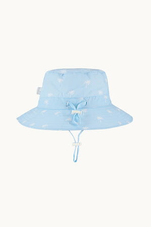 ブランド名Toshi性別Kids商品名Girls Palm Spell SunhatカラーSKY「Girls Palm Spell Sunhat」は、日差しが降り注ぐ季節にぴったりの、女の子のための特別なサンハットです。 デザイン性と機能性を兼ね備え、お子様のおしゃれを一層引き立てながら、大切な頭部と顔を強い日差しから優しく守ります。 本製品は、明るい日差しのもとで活発に過ごす女の子たちへ、快適さとスタイルを提供するために誕生しました。 この「Girls Palm Spell Sunhat」は、日々の遊びから特別なリゾートシーンまで、お子様の多様なライフスタイルに寄り添い、健やかな成長をサポートします。 ■ 商品説明・スペック 「Girls Palm Spell Sunhat」は、お子様の快適さと安全性を最優先に考え、厳選された素材と機能性を融合させています。 → **素材について** 本製品には、肌に優しい上質なコットン混紡素材を厳選して使用しています。 柔らかな手触りで、お子様のデリケートな肌にも安心してお使いいただけます。 優れた通気性を持つこの素材は、汗をかきやすい夏の季節でも頭部が蒸れにくく、常に快適な着用感を保ちます。 軽量設計であるため、長時間の着用でもお子様に負担をかけにくく、活発に動き回る女の子たちに最適です。 → **機能性について** 「Girls Palm Spell Sunhat」は、UPF50+相当の紫外線遮蔽効果を持つ特殊加工が施されています。 これにより、有害な紫外線からお子様の肌をしっかりとガードし、日焼けによる肌トラブルや熱中症のリスクを軽減します。 また、当サンハットは、お子様の成長に合わせてフィット感を調整できるアジャスター機能を備えています。 これにより、最適な着用感を提供し、風で飛ばされにくい安定感を実現します。 柔軟性のある素材と構造により、小さく折りたたんでバッグに収納することが可能です。 旅行や外出時にもかさばらず、持ち運びが非常に便利で、急な日差しにもすぐに対応できます。 → **デザインについて** デザインの核となるのは、商品名にも冠された「Palm Spell」の名の通り、南国のヤシの葉をモチーフにした魅力的で遊び心あふれるパターンです。 洗練されたデザインは、お子様の可愛らしさを引き出しつつ、どこか大人っぽい上品な雰囲気も醸し出します。 汎用性の高いカラーリングは、様々なコーディネートに馴染みやすく、カジュアルからリゾートスタイルまで幅広く対応します。 つば広のデザインは、顔周りだけでなく首元まで日差しから守り、実用性とおしゃれを両立しています。 ■ ブランドの特徴・こだわり 「Girls Palm Spell Sunhat」を提供するブランドは、お子様の健やかな成長を豊かに彩る製品作りを追求しています。 私たちは、単に流行を追うだけでなく、お子様の安全、快適性、そして幸福を第一に考えたアイテムを提供することに最大のこだわりを持っています。 → **安全性の追求** 素材選びから縫製に至るまで、国際的な品質基準に準拠し、お子様が安心して毎日お使いいただけるよう、細部にわたる検査を徹底しています。 有害物質を含まないこと、肌への刺激がないことなど、お子様のデリケートな肌に触れる製品として、最高の安全性を保証します。 → **機能性と快適性の両立** アクティブな子供たちの動きを妨げず、一日中快適に過ごせるよう、機能的なデザインと素材選びに注力しています。 通気性、吸湿速乾性、UVカット機能など、季節や利用シーンに応じた最適な機能を備えることで、お子様の健やかな成長をサポートします。 → **心を惹きつけるデザイン** お子様が自ら手に取りたくなるような、夢と好奇心を刺激するデザインを常に追求しています。 「Palm Spell」のようなユニークで魅力的なパターンは、お子様の個性を引き出し、ファッションを通じて自己表現する喜びを提供します。 親御様にとっても満足度の高い、長く愛される製品を目指しています。 ■ 利用シーン・シチュエーション 「Girls Palm Spell Sunhat」は、その機能性とデザイン性から、多岐にわたるシーンで活躍します。 → **日常のお出かけに** 公園での遊び、お散歩、通学、買い物といった普段使いに最適です。 強い日差しからお子様を守りながら、いつものコーディネートに可愛らしいアクセントを加えます。 → **アウトドア・レジャーに** ピクニック、キャンプ、遠足、動物園や遊園地など、屋外でのアクティビティには欠かせません。 紫外線対策はもちろんのこと、風通しの良い素材で快適さを保ち、お子様が思いっきり楽しめる環境を提供します。 → **ビーチ・リゾートに** 海水浴やプールサイド、夏の旅行先でのリゾートスタイルにもぴったりです。 「Palm Spell」のデザインが、南国の開放的な雰囲気に溶け込み、バカンスを一層楽しいものにします。 水着やサンドレスとの相性も抜群です。 → **スポーツ観戦・イベントに** 屋外でのスポーツ観戦や野外イベント、フェスティバルなど、長時間日差しの下にいる場合にも活躍します。 おしゃれなデザインで周りの注目を集めつつ、快適にイベントを楽しむことができます。 ■ コーディネート・合わせ方の提案 「Girls Palm Spell Sunhat」は、その汎用性の高いデザインにより、様々なアイテムとの組み合わせが楽しめ、お子様のファッションの幅を広げます。 → **カジュアルスタイル** Tシャツやブラウス、ショートパンツ、デニムスカートなど、日常着との相性は抜群です。 明るい色のトップスと合わせれば、より一層元気で可愛らしい印象に。 足元はスニーカーやサンダルで軽快にまとめましょう。 「Girls Palm Spell Sunhat」が、シンプルなコーディネートに遊び心をプラスします。 → **リゾート・サマースタイル** 花柄のワンピースやサンドレス、水着の上にもさっと羽織るだけで、一気にリゾート感がアップします。 麦わらバッグやカラフルなサンダル、サングラスを合わせると、より季節感のある華やかなコーディネートが完成します。 → **スクールスタイル** シンプルなポロシャツや制服風のブラウスにも馴染み、通学時の日焼け対策にも貢献します。 品の良さを保ちつつ、おしゃれなワンポイントとして活躍し、お子様の個性をさりげなく表現します。 → **小物との組み合わせ** 夏らしいサングラスや、涼しげな素材のミニバッグなど、小物とのコーディネートも楽しめます。 ヘアスタイルはポニーテールやお団子ヘアでスッキリまとめると、ハットの魅力を最大限に引き出し、清潔感のある印象を与えます。 ■ ターゲットユーザー・おすすめの人 「Girls Palm Spell Sunhat」は、以下のようなお客様に特におすすめしたい逸品です。 → **活発に外で遊ぶ女の子と、その親御様** 公園や通学路、レジャー施設など、屋外で過ごす時間が長く、強い日差しから頭部と顔をしっかりと保護したいと考える親御様。 元気いっぱいの女の子たちが、日焼けや熱中症を気にせず思いっきり遊べるよう、このサンハットがサポートします。 → **おしゃれを楽しみ始めた女の子** ファッションに興味を持ち始め、自分らしいスタイルを表現したいと願う女の子にぴったりです。 「Palm Spell」の魅力的なデザインは、周りのお友達※画像はイメージです