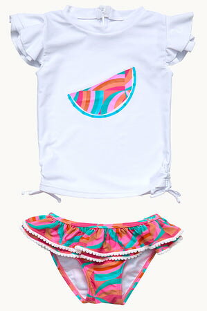 ブランド名Snapper Rock性別Kids商品名Girls Geo Melon Suntop SetカラーWHITE/MULTIこの度は、数ある商品の中から「Girls Geo Melon Suntop Set」にご関心をお寄せいただき、誠にありがとうございます。 夏の活発な女の子たちにぴったりの、おしゃれで快適なサントップセットが誕生いたしました。 鮮やかなGeo Melonのデザインが目を引くこのセットは、お子様の夏を一層輝かせ、毎日を笑顔で彩る特別な一着です。 ■ 商品説明・スペック 「Girls Geo Melon Suntop Set」は、元気いっぱいの女の子たちのためにデザインされた、実用性とファッション性を兼ね備えたサントップセットです。 セットの内容は、夏の陽射しに映える Geo Melon 柄のトップスと、それにコーディネートされたボトムスの2点セットとなっております。 ・素材へのこだわり: お子様のデリケートな肌に直接触れるものだからこそ、素材選びには細心の注意を払っております。 　通気性と吸湿性に優れた高品質な綿混紡素材を使用しており、汗をかきやすい夏場でもさらりとした快適な着心地が持続します。 　柔らかく軽量な生地は、お子様の動きを妨げることなく、一日中快適に過ごしていただけます。 　デリケートな肌のお子様にも安心してお選びいただけるよう、肌触りの良さを追求いたしました。 ・デザイン「Geo Melon」の魅力: 商品名にも冠されている「Geo Melon」は、幾何学模様とメロンのような柔らかな色合いが融合した、独創的で魅力的なデザインです。 　モダンな幾何学パターンの中に、フレッシュで可愛らしいメロンカラーの要素を取り入れることで、子供らしさを残しつつ、洗練された印象を与えます。 　遠目からでも目を引く鮮やかさがありながらも、派手すぎず、どんなシーンにも自然に溶け込む上品さを兼ね備えております。 　このGeo Melonのデザインは、お子様の個性を引き出し、周囲の視線を集めることでしょう。 ・機能性と快適性: トップスのデザインは、首元を締め付けないゆとりのあるクルーネックで、着脱もスムーズに行えます。 　腕や肩を動かしやすいカットで、お子様が思いっきり遊べるよう配慮されております。 　ボトムスは、動きやすさを考慮した丈と、ウエストゴム仕様で、お腹への締め付けを軽減し、長時間の着用でもストレスを感じさせません。 　また、ご家庭での洗濯も容易で、速乾性にも優れているため、お手入れのしやすさも保護者の方々にとって大きなメリットとなります。 ・サイズ展開: 幅広い年齢の女の子にお楽しみいただけるよう、様々なサイズをご用意しております。 　詳細はサイズチャートをご参照ください。お子様の成長に合わせた最適なサイズをお選びいただけます。 ■ ブランドの特徴・こだわり 当ブランドは、「子供たちの笑顔のために、最高の一着を」という理念のもと、品質、安全性、デザイン性に徹底的にこだわった子供服づくりを行っております。 創業以来、私たちは子供たちが毎日を快適に、そして自信を持って過ごせるような洋服を提供し続けてまいりました。 ・品質への妥協なき追求: 当ブランドの製品は、厳選された素材を使用し、熟練した職人の手によって一つ一つ丁寧に縫製されております。 　耐久性にも優れており、お子様の活発な日常にもしっかりと耐えうる丈夫な作りが特徴です。 　度重なる洗濯にも強く、長く愛用していただけるよう、細部にまでこだわりを凝縮しております。 ・安全性への配慮: 小さなお子様が安心して着用できるよう、製品の安全性には特に気を配っております。 　肌に刺激の少ない素材を選び、アレルギーテスト済みの染料を使用するなど、国際的な安全基準をクリアした製品のみをお届けしております。 　金具や装飾品の使用も最小限に抑え、お子様が安全に遊べるよう設計されております。 ・デザインへの情熱: 子供たちの無限の想像力を刺激し、個性を引き出すようなデザインを追求しております。 　トレンドを取り入れつつも、子供らしさを失わない、遊び心あふれるデザインは、お子様はもちろん、保護者の方々からも高い評価をいただいております。 　今回のGirls Geo Melon Suntop Setも、そうしたブランドの情熱が詰まった一着です。 ■ 利用シーン・シチュエーション 「Girls Geo Melon Suntop Set」は、その快適さとデザイン性から、多岐にわたるシーンで活躍します。 ・日常使い: 公園でのお散歩、お友達とのお遊び、ご自宅でのリラックスタイムなど、普段使いに最適です。 　軽やかで※画像はイメージです