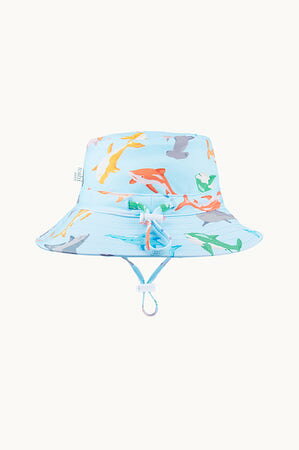 ブランド名Toshi性別Kids商品名Boys Sharky Swim SunhatカラーLIGHT BLUE■ Boys Sharky Swim Sunhatのご紹介 お子様の夏の冒険を、安全と楽しさで彩る「Boys Sharky Swim Sunhat」。このスイムサンハットは、太陽の下での水遊びを心ゆくまで満喫できるよう、機能性とデザイン性を兼ね備えて開発されました。愛らしいサメのデザインがお子様の好奇心を刺激し、夏の思い出作りにぴったりのアイテムです。 ■ 商品説明・スペック 「Boys Sharky Swim Sunhat」は、アクティブなお子様のために設計された、高性能なスイムサンハットです。その主な特徴は以下の通りです。 【愛らしいデザイン】 ・Sharkyデザイン：お子様が大好きなサメをモチーフにした、遊び心溢れるデザインです。プールやビーチでひときわ目を引くこと間違いなし。お子様自身が喜んで着用してくれるため、保護者様も安心です。 ・鮮やかな色彩：夏の陽射しに映える、爽やかで明るいカラー展開（※カラーは商品※画像はイメージです