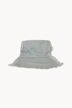 ブランド名Acorn性別Kids商品名Boys Frayed Bucket HatカラーKHAKI/SKY BLUE■ Boys Frayed Bucket Hat：遊び心とトレンドを融合した、高感度な男の子のための必須アイテム この度ご紹介いたしますのは、お子様の個性を引き立て、日常のファッションを一層豊かにする「Boys Frayed Bucket Hat」でございます。流行のバケットハットに、さりげないほつれ加工（Frayed）を施すことで、カジュアルでありながらも洗練された雰囲気を醸し出しております。活発な男の子たちの冒険心を刺激し、あらゆるシーンでその魅力を発揮する、デザイン性と機能性を兼ね備えた逸品です。 【1. 商品説明・スペック】 「Boys Frayed Bucket Hat」は、現代のキッズファッションにおけるトレンドを巧みに捉えつつ、お子様の快適さを最優先に考えて設計されました。 ・デザイン：最大の特長は、エッジ部分に施された「Frayed（ほつれ加工）」でございます。このディテールが、ハット全体にこなれ感とヴィンテージライクな表情を与え、単なるカジュアルウェアに留まらない、洗練されたストリートスタイルを演出します。ベーシックなバケットハットの形状は、どんな顔の形にも馴染みやすく、被るだけで旬のコーディネートが完成します。 ・素材：厳選された高品質な素材を使用しており、お子様のデリケートな肌にも優しい肌触りを実現しております。主に通気性に優れたコットン素材や耐久性のある混紡素材などを採用することで、長時間の着用でも蒸れにくく、快適な被り心地を保ちます。軽量設計ですので、お子様の頭への負担も少なく、アクティブな動きを妨げません。 ・機能性：日差しの強い日には、広めのツバがお子様の顔や首元を効果的に紫外線から守ります。アウトドア活動や公園遊びなど、屋外での時間を安心して楽しんでいただくための、実用的な機能性も兼ね備えております。また、ご家庭でのお手入れも比較的容易な素材を選定しているため、いつでも清潔な状態を保ちやすく、忙しい親御様にも安心してお選びいただけます。 ・サイズ感：お子様の成長に合わせて選べるよう、複数のサイズ展開を想定しております。頭の形に自然にフィットし、動き回ってもズレにくい安定感も特徴です。 【2. ブランドが追求する価値観】 本製品を送り出すブランドは、「お子様の成長と個性を尊重し、最高の品質とデザインを提供すること」をブランド哲学としております。単なる流行を追うだけでなく、お子様が本当に快適に、そして自信を持って着用できるアイテム作りを追求しております。素材選びから縫製に至るまで、細部にわたる徹底した品質管理を行い、お子様の肌に触れるものだからこそ、安全性と耐久性には一切の妥協を許しません。 トレンドを取り入れつつも、時代を超えて愛される普遍的なデザインと、お子様の活発な日常に寄り添う機能性を両立させること。それが、私たちが「Boys Frayed Bucket Hat」を通じてお客様にお届けしたい価値でございます。お子様一人ひとりの個性を輝かせ、日々の生活に喜びと彩りをもたらすことを願って、心を込めて製品開発に取り組んでおります。 【3. 多彩な利用シーン・シチュエーション】 「Boys Frayed Bucket Hat」は、その汎用性の高さから、お子様の様々な日常に自然に溶け込み、魅力的なアクセントとなります。 ・日常使い：通学路のお散歩や、近所の公園での遊び、ご家族でのちょっとしたお出かけなど、普段使いのカジュアルな装いに最適です。被るだけで一気にこなれた印象を与え、いつものコーディネートを格上げします。 ・アウトドアシーン：春夏の強い日差しからお子様を守るため、ピクニック、キャンプ、海水浴、釣りといったアウトドア活動には欠かせないアイテムです。軽量で持ち運びにも便利ですので、レジャーのお供として最適です。 ・イベントや旅行：テーマパークへのお出かけや、ご家族での旅行、スポーツ観戦、音楽フェスなど、特別な日の装いにもぴったりです。写真映えもするため、思い出の一枚をより素敵に演出することでしょう。 ・季節を超えて：春から夏にかけては日差し対策として、また秋口にはファッションのアクセントとして、幅広いシーズンでお使いいただけます。シンプルなデザインですので、季節ごとのアウターやトップスとも相性抜群です。 【4. コーディネート・合わせ方の提案】 「Boys Frayed Bucket Hat」は、幅広いスタイルに合わせやすく、お子様のファッションの幅を広げます。 ・カジュアルストリートスタイル：オーバーサイズのTシャツやスウェットシャツ、デニムパンツ、カーゴパンツといったアイテムと合わせることで、旬のストリートスタイルが完成します。足元はスニーカーで抜け感を出すと、より一層おしゃれな印象になります。 ・プレッピースタイルへの外し：襟付きのポロシャツや、清潔感のあるチノパンといったプレッピーなアイテムに「Boys Frayed Bucket Hat」を合わせると、適度なカジュアルダウンが図られ、遊び心のあるスタイルに仕上がります。堅苦しくなりすぎず、親しみやすい印象を与えます。 ・スポーツミックススタイル：トラックジャケットやジョガーパンツ、スポーツサンダルなどと組み合わせれば、スポーティーでありながらもファッション性の高いコーディネートが楽しめます。活発なお子様の動きにもフィットし、機能性とデザイン性を両立します。 ・色使いのコツ：ハットのカラーと、トップスやシューズ、リュックなどの小物類の色をリンクさせると、全体に統一感が生まれ、洗練された印象になります。また、あえてハットをコーディネートのアクセントカラーとして取り入れることで、個性的でおしゃれなスタイルを演出することも可能です。 【5. ターゲットユーザー・おすすめの人】 「Boys Frayed Bucket Hat」は、次のようなお子様や親御様におすすめいたします。 ・ファッションに興味を持ち始めた男の子：自分らしいスタイルを見つけたい、おしゃれを楽しみたいと考えるお子様に最適です。被るだけでトレンド感のあるスタイルが手に入ります。 ・活発で好奇心旺盛な男の子：公園遊びやアウトドア活動など、屋外で過ごす時間の多いお子様にとって、紫外線対策と同時にファッションも楽しめるアイテムです。 ・個性を表現したい男の子：さりげないほつれ加工が、周りとは一味違う個性を演出し、お子様の魅力を一層引き立てます。 ・品質とデザインにこだわる親御様：お子様には安心できる高品質なものを選びたい、そしておしゃれも楽しんでほしいと願う親御様に、自信を持ってお勧めいたします。長く愛用できる耐久性も魅力です。 ・特別なギフトをお探しの方：誕生日プレゼントや入学祝いなど、おしゃれな男の子への贈り物として大変喜ばれることでしょう。実用性とファッション性を兼ね備えた、記憶に残るギフトとなります。 【6. 購入者へのメリット・魅力】 「Boys Frayed Bucket Hat」をご購入いただくことで、お子様と親御様には以下の多岐にわたるメリットと魅力がございます。 ・ファッション性の向上とトレンド感の演出：お子様が被るだけで、瞬時に今どきのストリートスタイルやカジュアルファッションが完成します。トレンドに敏感なお子様もきっと満足されることでしょう。自信を持って外出できるきっかけにもなります。 ・実用的な紫外線対策：広めのツバが、お子様のデリケートな肌を日差しからしっかりと守ります。特に日差しが気になる季節のアウトドア活動には、必需品となること間違いなしです。 ・快適な着用感と優れた通気性：厳選された素材と軽量設計により、長時間の着用でも蒸れにくく、お子様がストレスなく快適に過ごせるよう配慮しております。活発な動きを妨げないフィット感も魅力です。 ・耐久性と手入れのしやすさ：繰り返しのお洗濯にも耐えうる丈夫な素材と縫製で、長くご愛用いただけます。また、ご家庭でのケアがしやすい素材のため、いつでも清潔に保つことができ、親御様の負担を軽減します。 ・お子様の自己表現を育む：ファッションを通じて自分らしさを表現することは、お子様の自信と自己肯定感を育む大切な要素です。「Boys Frayed Bucket Hat」は、その素晴らしいツールとなることでしょう。 ・安心の品質：お子様が毎日を笑顔で過ごせるよう、細部にまでこだわった品質管理のもと製造されております。安全で快適な着用感をお約束いたします。 「Boys Frayed Bucket Hat」は、お子様の日常に彩りと楽しさをもたらす、単なる帽子以上の価値を提供いたします。この機会にぜひ、お子様のワードローブに加えてみてはいかがでしょうか。※画像はイメージです