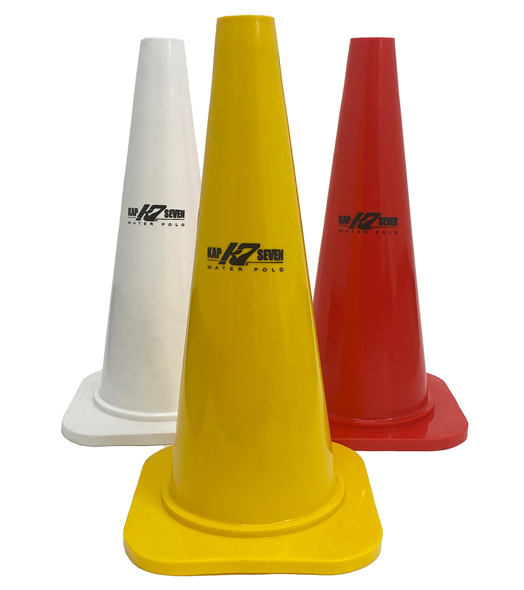 ブランド名KAP7商品名KAP7 Cone Marker SetカラーRed/Yellow/White■ KAP7 Cone Marker Set：あらゆるスポーツトレーニングを支える高品質マーカーセット KAP7 Cone Marker Setは、ウォーターポロをはじめとする様々なスポーツトレーニングにおいて、効率的かつ安全な練習環境を構築するために開発された、プロフェッショナル仕様のマーカーコーンセットです。アスリートのパフォーマンス向上を最前線で支えるKAP7のブランド哲学に基づき、耐久性と機能性を極限まで追求しました。明瞭なコース設定やドリル練習の精度向上に不可欠なこのアイテムは、日々のトレーニングの質を飛躍的に高めることでしょう。高品質な素材と細部にまでこだわった設計が、お客様のトレーニング効果を最大化します。 【商品詳細：KAP7 Cone Marker Setの優れた機能性】 KAP7 Cone Marker Setは、あらゆるスポーツトレーニングの質を高めるために設計された、高品質なマーカーコーンのセットです。 ・**商品名:** KAP7 Cone Marker Set ・**素材:** 柔軟性と耐久性を兼ね備えた特殊なプラスチック素材を使用しております。激しい使用環境下での衝撃や摩擦にも強く、破損しにくい堅牢な設計は、長期間にわたるご愛用を可能にします。また、アスリートが万が一接触した場合でも、適度な柔軟性が衝撃を吸収し、怪我のリスクを最小限に抑えるよう配慮されています。 ・**セット内容:** トレーニングの多様なニーズに応えるべく、十分な数のマーカーコーンがセットになっております。複数個のコーンを組み合わせることで、複雑なドリルやコース設定を柔軟に行うことができ、練習メニューの幅を広げます。具体的な個数は、製品パッケージにて詳細をご確認いただけます。 ・**カラー:** 視認性の高い鮮やかなカラー展開を採用しております（例：イエロー、オレンジなど）。遠距離からでもコースやポイントを明確に識別できるため、トレーニング中の指示がスムーズになり、選手の集中力を維持しやすくなります。曇天や薄暮時においても、その明るい色彩はしっかりと目立ちます。 ・**サイズ:** 直径約19cm、高さ約5cmといった、安定性と収納性を両立する汎用的なサイズ設計となっております。地面にしっかりと固定される安定感があり、風による転倒にも強く、様々な地面（芝生、土、体育館フロア、プールサイドなど）で安定してご使用いただけます。 ・**機能性:** 　→ **優れた耐久性:** 厳しい使用環境にも耐えうる堅牢な設計で、長期間にわたってご愛用いただけます。 　→ **高い視認性:** 明るい色彩は、曇天や薄暮時でもはっきりと目立ち、正確なコース設定をサポートします。 　→ **軽量・コンパクト:** 持ち運びが非常に容易で、使用しない時はコーンを重ねて収納できるため、保管場所を取りません。省スペースでの保管が可能です。 　→ **多用途対応:** 屋内・屋外を問わず、様々な地面での使用に適しており、練習場所を選びません。 　→ **安全設計:** 万が一、選手が接触しても怪我のリスクを最小限に抑えるよう、適度な柔軟性を持たせています。 【KAP7ブランドの哲学と歴史】 KAP7は、ウォーターポロ用品の分野において世界的に高い評価と信頼を築き上げてきたブランドです。創業以来、KAP7はアスリートの声を製品開発の最前線に置き、実践に基づいた革新的な製品を生み出してきました。品質と機能性を最優先するKAP7の哲学は、水球選手のパフォーマンスを最大限に引き出すためのギア提供に繋がっています。長年の経験で培われた専門知識と最新技術が融合した製品群は、プロフェッショナル選手からアマチュア愛好家まで、幅広い層のアスリートに支持されています。KAP7 Cone Marker Setもまた、その揺るぎないブランド哲学に基づき、アスリートの厳しい要求に応えるべく、耐久性と実用性を徹底的に追求した逸品です。 【多彩な利用シーンとシチュエーション】 KAP7 Cone Marker Setは、その汎用性の高さから、多岐にわたるスポーツシーンで活躍します。 ・**ウォーターポロ練習:** ドリル練習、コース設定、ゾーンディフェンスの指示、シュート練習のターゲット設定など、水球トレーニングのあらゆる場面でその真価を発揮します。水中での視認性も高く、効果的な練習をサポートします。 ・**陸上トレーニング:** サッカー、バスケットボール、フットサル、陸上競技など、様々な陸上スポーツにおける敏捷性トレーニング、コーンドリル、方向転換練習に最適です。 ・**フィットネス・リハビリ:** サーキットトレーニングの区切り、運動スペースの明確な確保、バランス感覚向上を目的とした練習など、個人の体力向上や回復プログラムにも活用いただけます。 ・**チームスポーツ全般:** 練習メニューのバリエーションを増やし、選手間のコミュニケーションを円滑にし、戦略的な動きの習得に貢献します。 ・**学校教育・部活動:** 安全かつ効率的な運動指導をサポートし、生徒や部員の運動能力向上を促進します。視覚的な指示により、理解度も高まります。 ・**イベント・レクリエーション:** 簡易的なコース設定や目印としても使用可能で、子供から大人まで楽しめるイベントの企画にも役立ちます。 【効果的な活用と合わせ方の提案】 KAP7 Cone Marker Setは、単体での使用はもちろんのこと、他のKAP7製トレーニングギアや、お手持ちのスポーツ用具と組み合わせることで、トレーニング効果を飛躍的に高めることが可能です。 ・例えば、KAP7製のミニゴールやキックボードと併用し、水球のシュート練習やパスコースの精度向上を図ることができます。マーカーでコースを限定することで、より実践的な状況を作り出すことが可能です。 ・陸上でのトレーニングにおいては、スピードラダーやミニハードルと組み合わせて使用することで、加速・減速・方向転換といった多角的な運動能力の開発に役立てられます。 ・色違いのコーンを複数セット使用することで、より複雑なコース設定や、チーム分け、役割分担の視覚的な指示も容易に行え、トレーニングの幅がさらに広がります。 【こんな方におすすめです】 KAP7 Cone Marker Setは、以下のようなお客様に特におすすめです。 ・プロフェッショナルなトレーニング環境を追求するアスリートの方。 ・運動指導者、コーチ、体育教諭など、質の高い指導を求める方。 ・チームや部活動において、効率的かつ安全な練習環境を構築したい責任者の方。 ・子供から大人まで、幅広い年齢層でスポーツ活動をより深く楽しみたい方。 ・耐久性と実用性を兼ね備えた、信頼できる高品質なトレーニングギアをお探しの方。 ・ウォーターポロの練習環境をさらに充実させ、競技力向上を目指したい方。 【KAP7 Cone Marker Setがもたらすメリット】 KAP7 Cone Marker Setをご購入いただくことで、お客様は以下のような多くのメリットを享受できます。 ・**トレーニング効率の向上:** 明確なコース設定や区切りにより、質の高い反復練習を可能にし、選手の集中力を高めます。 ・**安全性の確保:** 柔軟性のある素材と安定感のある設計により、選手が万が一接触しても怪我のリスクを低減し、安心してトレーニングに集中できます。 ・**長期的なコストパフォーマンス:** 高耐久性素材と堅牢な設計により、頻繁な買い替えの必要がなく、経済的です。長期間にわたってご使用いただけます。 ・**多様な練習メニューの実現:** アイデア次第で無限のトレーニングバリエーションを生み出すことができ、練習のマンネリ化を防ぎ、常に新鮮な気持ちで取り組めます。 ・**持ち運びと収納の容易さ:** 軽量かつコンパクトなため、どこへでも手軽に持ち運びができ、使用しない時は省スペースで保管が可能です。遠征や合宿にも便利です。 ・**ブランドへの信頼と安心:** ウォーターポロ用品のリーディングブランドであるKAP7の製品であることの安心感を提供し、お客様のスポーツ活動を力強くサポートします。 【ご購入にあたって】 KAP7 Cone Marker Setは、お客様のスポーツ活動を力強くサポートするための、あらゆるニーズに応えるトレーニングツールです。高品質な素材とKAP7ブランドの確かな実績が、お客様のパフォーマンス向上に貢献することを確信しております。ぜひこの機会に、KAP7 Cone Marker Setをお求めいただき、日々のトレーニングに革新をもたらしてください。※画像はイメージです
