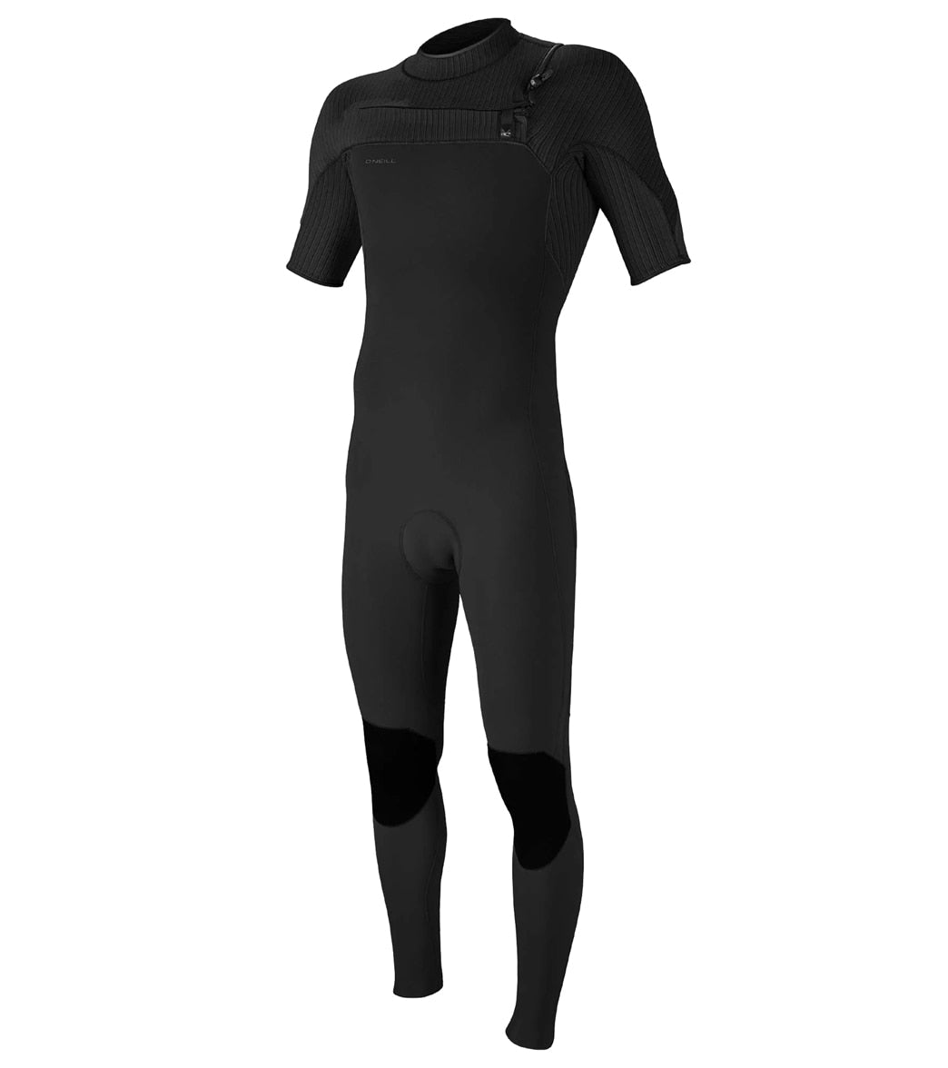 ブランド名O'Neill性別Men(メンズ)商品名O'Neill Hyperfreak メンズ 2MM チェストジップ 半袖 ウェットスーツ サーフィン ブラックカラーBlk/BlkO'Neill Men's Hyperfreak 2MM Chest Zip Short Sleeve Fullsuit Blk/Blkは、あらゆるマリンスポーツ愛好家、特にサーファーのために開発された、革新的なテクノロジーが凝縮された高性能ウェットスーツです。究極の柔軟性、快適性、そして耐久性を追求したこのモデルは、水上でのパフォーマンスを格段に向上させることでしょう。ブラック一色の洗練されたデザインは、プロフェッショナルな印象を与え、どんな環境にも溶け込みます。 ■ 商品説明：O'Neill Hyperfreak 2MM チェストジップ ショートスリーブフルスーツの魅力 O'Neillが誇るHyperfreakシリーズは、ウェットスーツの概念を覆すほどの革新性で知られています。 「O'Neill Men's Hyperfreak 2MM Chest Zip Short Sleeve Fullsuit Blk/Blk」は、そのシリーズの中でも特に、動きやすさと適度な保温性を両立させたモデルとして注目を集めています。 2mmという薄手ながら、O'Neill独自の先進素材と緻密な設計により、春から秋口にかけての幅広い水温に対応。 従来のウェットスーツにありがちな窮屈感や動きにくさから解放され、まるで第二の皮膚をまとうかのような感覚で、水中での自由な動きを実現します。 チェストジップシステムは、着脱のしやすさだけでなく、パドリング時の肩周りのストレスを軽減し、パフォーマンスを最大限に引き出す設計となっています。 ショートスリーブフルスーツというユニークな形状は、腕の可動域を確保しつつ、胴体と脚部をしっかりと保護・保温するという、まさに理想的なバランスを提供します。 ■ スペック詳細：革新的な素材と機能が織りなす極上の着用感 ・素材：テクノバター3（TB3）ネオプレン 　このウェットスーツの中核をなすのは、O'Neillが独自開発した「テクノバター3（TB3）」ネオプレン素材です。 　この素材は、信じられないほどの軽さと柔軟性を持ちながら、高い耐久性と保温性も兼ね備えています。 　一般的なネオプレンよりも吸水性が低く、ウェットスーツが重くなるのを防ぎ、速乾性にも優れています。 　シルクのような肌触りは、長時間の着用でもストレスを感じさせません。 ・厚さ：2mm 　2mm厚のネオプレンは、高い運動性と適度な保温性の完璧なバランスを提供します。 　特に温暖な気候の地域や、水温が高めのシーズンでの使用に最適です。 　動きやすさを最優先したいサーファーや、比較的運動量の多いマリンスポーツを行う方におすすめです。 ・ジップシステム：チェストジップ 　チェストジップ（胸部ジップ）システムは、バックジップに比べて浸水を最小限に抑える設計となっています。 　また、背中部分にジッパーがないため、パドリングや水上での動作時に背中の突っ張り感がなく、肩や腕の可動域が格段に広がります。 　O'Neill独自の防浸水構造と組み合わせることで、体温の維持にも貢献します。 ・縫製：F.U.Z.E.エントリーシステムとグルーテッド・アンド・ブラインドステッチ（GBS） 　F.U.Z.E.エントリーシステムは、チェストジップと一体となり、優れた防浸水性と着脱の容易さを両立させます。 　縫い目には、接着剤で生地を貼り合わせ、縫い目を貫通させない「グルーテッド・アンド・ブラインドステッチ（GBS）」を採用。 　これにより、縫い目からの水の侵入を極限まで抑え、保温性を高めるとともに、肌への擦れも軽減します。 ・デザイン：ショートスリーブフルスーツ 　「ショートスリーブフルスーツ」は、半袖でありながら下半身はロング丈という、独特の形状が特徴です。 　これにより、肩や腕は自由に動かせ、パドリングやライディングのパフォーマンスを妨げません。 　一方で、体幹と脚部をしっかりと保温・保護することで、寒さや日焼け、擦り傷から守ります。 ・カラー：Blk/Blk（ブラック/ブラック） 　全身を覆うマットなブラックは、どんなマリンギアにもマッチする普遍的なカラーです。 　シックで洗練された印象を与え、プロフェッショナルな雰囲気を演出します。 ■ ブランド「O'Neill」の哲学と歴史：ウェットスーツのパイオニア O'Neillは、1952年にジャック・オニール氏が世界で初めてウェットスーツを発明したことに始まる、サーフィン業界のパイオニアブランドです。 「寒いからといってサーフィンをやめる必要はない」という彼の哲学のもと、革新的な製品を次々と世に送り出してきました。 創業以来、O'Neillは常に「暖かさ、機能性、耐久性」を追求し、トップアスリートから週末のレジャーを楽しむ人々まで、あらゆるレベルのサーファーに愛され続けています。 その歴史は、ウェットスーツの進化の歴史そのものであり、最新のHyperfreakシリーズにも、創業者の飽くなき探求心と品質へのこだわりが色濃く受け継がれています。 O'Neillは、ただの製品を提供するだけでなく、海洋環境保護活動にも積極的に取り組み、サステナブルな未来への貢献も目指しています。 ■ 利用シーン・シチュエーション：最高のパフォーマンスを引き出すために O'Neill Men's Hyperfreak 2MM Chest Zip Short Sleeve Fullsuit Blk/Blkは、特に以下のようなシーンでその真価を発揮します。 ・推奨水温・季節：水温が比較的高い春から初夏、または秋口にかけて。 　温暖な地域の年間を通しての着用や、日差しの強い日にも適しています。 ・アクティビティ： 　→サーフィン：高い柔軟性により、パドリングからテイクオフ、ライディングまでの一連の動作がスムーズに行えます。 　→SUP（スタンドアップパドルボード）：腕の自由度が高く、快適にパドルを漕ぐことができます。万が一の落水時にも安心です。 　→ウェイクボード/水上バイク：高速での移動やアクティブな動きにも対応し、肌の保護にも役立ちます。 　→シュノーケリング/フリーダイビング：軽量で水中での動きを妨げず、適度な保温性で快適さを保ちます。 ・コンディション：動きやすさを最優先したい日や、日差しが強く肌を保護したい日など、幅広いコンディションで活躍します。 ■ コーディネート・合わせ方の提案：機能美を追求したスタイル O'Neill Men's Hyperfreak 2MM Chest Zip Short Sleeve Fullsuit Blk/Blkは、それ自体が機能美を体現したデザインです。 ・単体での着用：ウェットスーツ本来の機能性を最大限に活かし、最もシンプルで効果的なスタイルです。 ・ラッシュガードやボードショーツとの組み合わせ：ウェットスーツを脱いだ後や、休憩時などに、同系色のラッシュガードやO'Neillブランドのボードショーツを合わせることで、統一感のあるマリンスポーツスタイルを完成させることができます。 ・ギアとの調和：サーフボードやリーシュコード、フィンなど、お好みのマリンギアと組み合わせることで、自分だけのオリジナルスタイルを確立できます。ブラックカラーは、どんなカラーのギアとも相性が良く、全体のバランスを取りやすいのが特徴です。 ■ ターゲットユーザー・おすすめの人：こんな方にこそ手にしてほしい このO'Neill Hyperfreak 2MM チェストジップ ショートスリーブフルスーツは、以下のような方々に特におすすめです。 ・中級者〜上級者のサーファー：より高度なマニューバーや、長時間のセッションにおいて、最高のパフォーマンスと快適性を求める方。 ・ウェットスーツに最高の柔軟性と快適性を求める方：従来のウェットスーツの窮屈さに不満を感じている方や、肌触りの良さを重視する方。 ・頻繁に海に入る方、パフォーマンス向上を目指す方：耐久性が高く、長期間にわたってその性能を維持できるため、ヘビーユーザーにも最適です。 ・O'Neillブランドのファン：O'Neillの革新的な技術とブランド哲学を信頼し、最高の製品を求める方。 ・肌寒い日のSUPやマリンスポーツ愛好家：腕の自由度を保ちつつ、体幹と脚部の保温をしたいと考える方。 ■ 購入者へのメリット・魅力：O'Neill Hyperfreakを選ぶ理由 「O'Neill Men's Hyperfreak 2MM Chest Zip Short Sleeve Fullsuit Blk/Blk」をご購入いただくことで、お客様は以下のようなメリットを享受できます。 ・パフォーマンス向上：究極の柔軟性を持つTB3ネオプレンとチェストジップシステムにより、パドリングやライディング時の動きが格段にスムーズになり、疲労の軽減にも繋がります。これにより、より長く、より質の高いセッションが可能になります。 ・快適性の追求：軽量でシルクのような肌触りの素材は、長時間の着用でもストレスを感じさせません。着脱の容易さも、セッション前後の快適性を高めます。 ・耐久性と品質：O'Neillの長年の経験と技術が詰まったこのウェットスーツは、高い耐久性を誇り、適切なケアをすれば長期間にわたってその性能を維持します。コストパフォーマンスにも優れ、安心してご使用いただけます。 ・スタイリッシュなデザイン：全身ブラックの洗練されたデザインは、水上でも陸上でもプロフェッショナルな印象を与え、自信を持ってマリンスポーツに打ち込めます。 ・O'Neillが提供する安心感：ウェットスーツのパイオニアであるO'Neillの製品であるという信頼感は、何物にも代えがたい安心感を与えます。 O'Neill Men's Hyperfreak 2MM Chest Zip Short Sleeve Fullsuit Blk/Blkは、単なるウェットスーツではなく、お客様のマリンスポーツ体験を次のレベルへと引き上げるためのパートナーです。 この機会に、O'Neillの卓越した技術と情熱が凝縮されたHyperfreakシリーズの真価をぜひご体感ください。 最高の着心地とパフォーマンスで、新たな海の冒険へと踏み出しましょう。※画像はイメージです