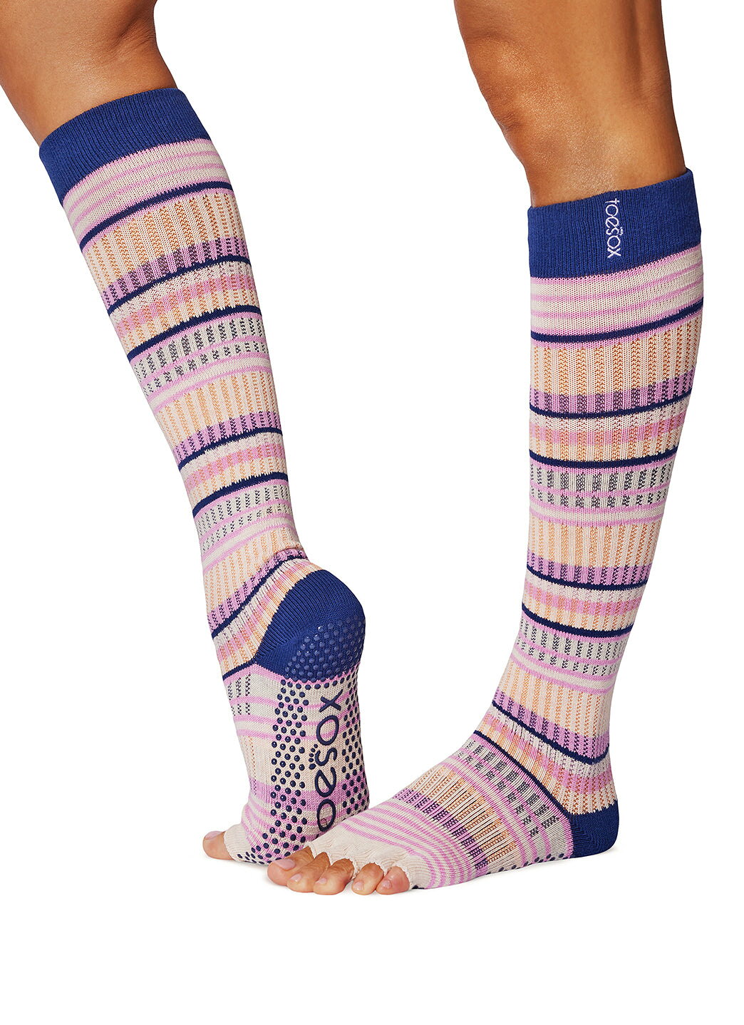 ブランド名Toesox商品名Toesox Scrunch ハーフ グリップソックス ヨガ ピラティス 滑り止めカラーSnowflurry/Eventide/Snowpack/WinterizeToesox Scrunch Half Toe Grip Socksは、ヨガやピラティスをはじめとする様々なフィットネスシーンにおいて、お客様のパフォーマンスと快適さを最大限に引き出すために開発された革新的なグリップソックスです。足元の安定性を高め、自由な動きをサポートしながら、洗練されたデザインでトレーニングウェアに彩りを添えます。ブランドが追求する「Barefoot is Best（裸足が最高）」という哲学を体現し、素足感覚の快適さとソックスの安全性を両立させた逸品です。 【Toesox Scrunch Half Toe Grip Socksの魅力】 Toesox Scrunch Half Toe Grip Socksは、その名の通り「ハーフ・トゥ（指先なし）」デザインと、足首の「スクランチ（くしゅくしゅ）」デザインが特徴です。足指を自由に動かせることで、裸足に近い感覚で地面を掴み、バランス感覚を養うことができます。同時に、足裏に配された独自開発の滑り止めグリップが、スタジオの床やマットの上での滑りをしっかりと防ぎ、安心してエクササイズに集中できる環境を提供します。デザイン面では、足首部分のスクランチデザインが、着こなしに遊び心を加え、フィットネススタイルをより一層魅力的に演出します。 ■ 商品説明・スペック 本製品は、機能性とデザイン性を高次元で融合させたグリップソックスです。 ・素材へのこだわり: Toesox Scrunch Half Toe Grip Socksは、肌に優しく吸湿性に優れたオーガニックコットンを主成分とするブレンド素材を使用しています。適度な伸縮性があり、足に心地よくフィットすることで、長時間の着用でも快適さを保ちます。通気性も高く、汗をかきやすいエクササイズ中でも足元をドライに保ち、不快感を軽減します。 ・独自開発の滑り止めグリップ: 足裏全体に施された特許取得済みのノンスリップグリップは、優れた摩擦力を発揮し、あらゆる動きにおいて安定感を提供します。前傾姿勢や片足立ちのポーズでもしっかりと床を捉え、滑りによる集中力の途切れや怪我のリスクを低減します。 ・ハーフ・トゥデザインの利点: 指先が開いていることで、足指一本一本を自由に動かすことができ、裸足に近い感覚で地面との一体感を味わえます。これにより、足裏の感覚を研ぎ澄まし、バランス能力や安定性の向上に貢献します。また、ペディキュアを見せることもでき、おしゃれを楽しみたい方にも最適です。 ・スクランチデザイン: 足首部分のくしゅくしゅとしたデザインは、ファッション性を高めるだけでなく、優しく足首を包み込み、適度なサポート感をもたらします。これにより、ソックスがずれ落ちるのを防ぎ、エクササイズ中のストレスを軽減します。 ・サイズ展開: お客様一人ひとりの足に最適なフィット感を提供できるよう、幅広いサイズ展開をご用意しております。正しいサイズを選ぶことで、グリップ機能が最大限に活かされ、最高のパフォーマンスを引き出します。 ■ Toesoxブランドの哲学とこだわり Toesoxは、「裸足が最高（Barefoot is Best）」という哲学のもと、2004年にカリフォルニアで誕生しました。創設者たちは、裸足での活動が心身の健康にもたらす恩恵に着目し、そのメリットを安全かつ衛生的に享受できるプロダクトの開発に情熱を注ぎました。彼らのこだわりは、単なる滑り止めソックスの製造に留まらず、足指の自然な動きを妨げず、足裏の感覚を最大限に引き出すための革新的なデザインと機能性の追求にあります。 高品質な素材選びから、熟練の職人による丁寧な縫製、そして環境への配慮まで、すべての工程において妥協のない姿勢を貫いています。Toesoxの製品は、フィットネス愛好家が最高のパフォーマンスを発揮できるよう、足元からサポートすることを目的としています。それは、お客様のウェルネスジャーニーに寄り添い、より豊かなライフスタイルを提案するというブランドの強いメッセージでもあります。 ■ 理想的な利用シーン・シチュエーション Toesox Scrunch Half Toe Grip Socksは、様々なエクササイズシーンでその真価を発揮します。 ・ヨガ・ピラティス: 滑りやすいフローリングやマットの上でのポーズも、安定した足元で自信を持って取り組めます。足指を広げやすいハーフ・トゥデザインは、アーサナの安定と深みに貢献します。 ・バレエ・ダンス: 足元の滑りを抑えながら、足指の感覚を活かした繊細な動きをサポートします。スタジオでの練習やウォーミングアップに最適です。 ・バーエクササイズ: バランスを要する動きや、足元で身体を支える動きにおいて、確かなグリップ力でパフォーマンスを向上させます。 ・フィットネスジム・スタジオワークアウト: マシンを使ったトレーニングや、グループエクササイズでも、足元の安全と快適さを確保します。特に裸足で行うことが多いレッスンで活躍します。 ・自宅でのトレーニング: 自宅のフローリングでのエクササイズや、ストレッチの際にも滑りを気にせず集中できます。自宅時間を活用したセルフケアを快適にサポートします。 ・旅行先での軽運動: 旅先でのちょっとしたヨガやストレッチにも最適です。コンパクトに持ち運びができ、どこでも快適な足元を提供します。 ■ スタイリッシュなコーディネート提案 Toesox Scrunch Half Toe Grip Socksは、機能性だけでなくファッションアイテムとしても魅力的な存在です。足首のスクランチデザインが、シンプルながらも洗練されたアクセントを加えてくれます。 ・レギンス・ヨガパンツと: 足首が見える丈のレギンスやヨガパンツと合わせると、スクランチデザインが際立ち、足元をすっきりと見せながらも個性を演出します。ブラックやグレーのシンプルなウェアに、カラーソックスを合わせることで、おしゃれな差し色効果も期待できます。 ・ショート丈ボトムスと: ハーフパンツやショートパンツ、カプリ丈のヨガウェアと合わせれば、軽やかでアクティブな印象に。足元から健康的な美しさを引き立てます。 ・リラックスウェアとして: ジムへの行き帰りや、自宅でのリラックスタイムにも、快適な履き心地とデザイン性で、普段使いのウェアとのコーディネートも楽しめます。部屋着にちょっとしたアクセントを加えたい時にもおすすめです。 ■ こんな方におすすめしたい Toesox Scrunch Half Toe Grip Socks ・ヨガやピラティスを日常的に実践されている方: 足元の安定性を高め、ポーズの精度と安全性を向上させたい方に最適です。 ・パフォーマンス向上を目指すアスリートやダンサー: 足指の自由な動きと確かなグリップ力で、身体のコントロール能力を高めたい方におすすめです。 ・スタジオやジムでの衛生面が気になる方: 裸足での直接的な接触を避け、清潔な環境でエクササイズを楽しみたい方に。共有マットや床での使用も安心です。 ・足元からの快適さを追求される方: 長時間のトレーニングでも蒸れにくく、肌触りの良いソックスを求める方に。