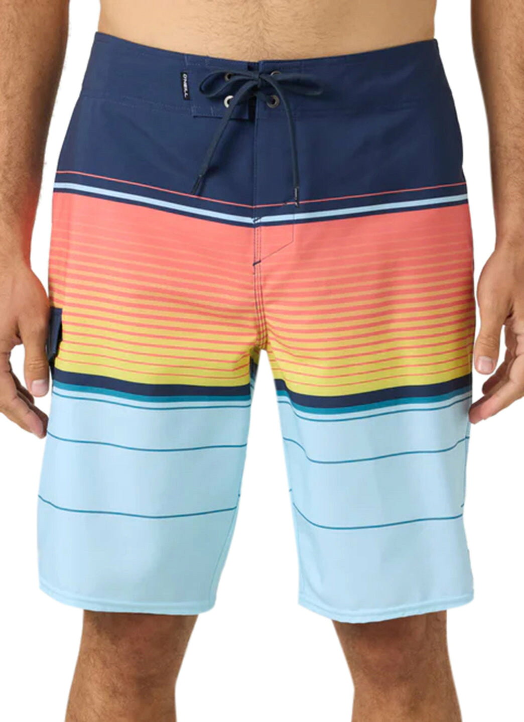 ブランド名O'Neill性別Men(メンズ)商品名O'Neill Men's 21" Lennox Stripe Board ShortsカラーSky Blue/Pagoda Blue■ O'Neill Men's 21" Lennox Stripe Board Shorts のご紹介 夏の海辺をスタイリッシュに彩る、O'Neill Men's 21" Lennox Stripe Board Shorts。世界中のサーファーから絶大な信頼を誇るO'Neillが手掛けるこのボードショーツは、快適な着用感と洗練されたデザインを両立させた逸品です。水辺のアクティビティはもちろん、リゾートからタウンユースまで、幅広いシーンで活躍するよう設計されています。クラシックでありながらモダンな印象を与えるLennox Stripeのデザインは、着る人の個性を引き立て、夏の装いに爽やかなアクセントを加えます。O'Neillの「First In, Last Out」という哲学が息づくこの一着で、最高の夏をお過ごしください。 ■ 詳細スペックと機能性 O'Neill Men's 21" Lennox Stripe Board Shortsは、機能性と快適性を追求した素材と設計が特徴です。 ・**素材**: 軽量かつ速乾性に優れたポリエステル素材を主に使用しています。水に濡れてもすぐに乾くため、ビーチやプールでの使用はもちろん、水から上がった後も快適な状態を保ちます。さらに、優れた耐久性も備えており、夏の過酷な環境下でも長くご愛用いただけます。 ・**股下21インチ**: 21インチという股下丈は、膝丈からやや膝上丈に相当し、動きやすさとモダンなシルエットを両立させています。サーフィンやSUPといったウォータースポーツでの足の動きを妨げず、陸上でもスタイリッシュな着こなしを可能にします。 ・**Lennox Stripeデザイン**: 洗練されたストライプパターン「Lennox Stripe」は、カジュアルながらも上品な印象を与えます。どんなトップスとも合わせやすい汎用性の高いデザインで、夏のファッションの幅を広げます。爽やかな色使いは、海やプールサイドの明るい日差しによく映えます。 ・**快適なフィット感**: ウエストはドローコードで調整可能となっており、個々の体型に合わせた最適なフィット感を実現します。激しい動きにも対応し、安心してアクティビティに集中できます。 ・**実用的なポケット**: 水抜き穴を備えたサイドポケットや、貴重品の収納に便利なジッパー付きポケット（※一般的なボードショーツの仕様として想定）など、細部にわたる工夫が施されており、利便性も兼ね備えています。 ■ O'Neill ブランドの歴史と哲学 O'Neillは、1952年にアメリカ・カリフォルニア州でジャック・オニール氏によって設立された、世界初のサーフィンブランドです。「First In, Last Out（最初に入り、最後に出る）」という彼の情熱的なモットーは、常に最高の波を追い求めるサーファーのスピリットを象徴しています。当時、冷たい海水からサーファーを守るためのウェットスーツを開発したことからその歴史は始まりました。O'Neillは、その革新的な精神と品質へのこだわりにより、今日までウォータースポーツ用品のリーディングブランドとして世界中のアスリートや愛好家から支持されています。海への深い愛情と、最高のパフォーマンスを追求する探求心は、O'Neill Men's 21" Lennox Stripe Board Shortsをはじめとするすべての製品に息づいています。最先端の技術とデザインを取り入れながらも、ブランドのルーツであるサーフィンカルチャーを大切にし、常に進化し続けています。 ■ 多彩な利用シーン・シチュエーション O'Neill Men's 21" Lennox Stripe Board Shortsは、その機能性とデザイン性から、様々なシーンで活躍します。 ・**ウォータースポーツ**: サーフィン、ボディボード、スタンドアップパドルボード（SUP）、カヤックなど、あらゆるマリンスポーツにおいて、その速乾性と動きやすさが快適なパフォーマンスをサポートします。 ・**ビーチ・プールサイド**: 海水浴やプールでのリラックスタイムに最適です。水着としてだけでなく、ラッシュガードと合わせての日焼け対策や、ビーチでのカジュアルな装いとしても楽しめます。 ・**夏のレジャー**: フェス、BBQ、キャンプ、花火大会といった夏の屋外イベントでも、快適な着用感とスタイリッシュなデザインが周りと差をつけます。水に濡れる可能性がある場面でも安心して着用できます。 ・**リゾート・タウンユース**: 旅先のリゾート地では、Tシャツやサンダルと合わせてリラックスしたスタイルに。軽やかな素材と洗練されたLennox Stripeデザインは、街歩きにも自然に溶け込み、夏のカジュアルファッションとしても活躍します。 ■ スタイリッシュなコーディネート・合わせ方の提案 O'Neill Men's 21" Lennox Stripe Board Shortsは、その汎用性の高さから多彩なコーディネートが可能です。 ・**ビーチスタイル**: 同系色のラッシュガードやシンプルなTシャツと合わせれば、機能的で統一感のあるビーチスタイルが完成します。足元はビーチサンダルで軽快に。サングラスやキャップをプラスすると、よりアクティブな印象になります。 ・**リゾートカジュアル**: 白のリネンシャツやポロシャツと合わせると、上品な大人のリゾートスタイルに。足元はエスパドリーユやスリッポンで抜け感を出すと良いでしょう。日差しを遮るストローハットなどもおすすめです。 ・**タウンユース**: 無地のTシャツやVネックTシャツに、O'Neill Men's 21" Lennox Stripe Board Shortsを合わせ、スニーカーやデッキシューズを履けば、街中でも違和感のないカジュアルスタイルになります。夏らしいトートバッグやバックパックを組み合わせるのも良いでしょう。 ・**レイヤード**: 日中の暑い時間帯は一枚で、朝晩や少し肌寒い時には薄手のパーカーやウィンドブレーカーを羽織ると、温度調節がしやすくなります。スポーツサンダルとの相性も抜群です。 ■ ターゲットユーザー・おすすめの人 このO'Neill Men's 21" Lennox Stripe Board Shortsは、以下のような方々に特におすすめです。 ・**ウォータースポーツを愛好する男性**: サーフィン、SUP、海水浴など、海やプールでのアクティビティを頻繁に楽しまれる方にとって、速乾性と動きやすさは必須です。 ・**夏のファッションにこだわりたい男性**: 機能性だけでなく、デザイン性も重視し、夏の装いをスタイリッシュにまとめたい方におすすめです。 ・**快適さを求める男性**: 軽量で肌触りの良い素材、そして最適なフィット感で、一日中ストレスなく過ごしたい方。 ・**O'Neillブランドのファン**: O'Neillの品質とデザイン哲学に共感し、その精神を身にまといたい方。 ・**汎用性の高いアイテムを求める男性**: 水辺だけでなく、街中やリゾートでも着こなせる多用途なショーツをお探しの方に最適です。 ■ ご購入者へのメリット・魅力 O'Neill Men's 21" Lennox Stripe Board Shortsをご購入いただくことで、お客様は夏の体験を格段に豊かなものにできます。 ・**究極の快適性**: 速乾性と軽量性を備えた素材により、水に濡れてもすぐに乾き、常にドライで快適な状態を保ちます。4WAYストレッチ（※想定される機能）により、どんな動きも妨げません。 ・**スタイリッシュなデザイン**: Lennox Stripeは、普遍的でありながらモダンな魅力を放ちます。どんなトップスとも合わせやすく、洗練された夏の装いを演出できます。ビーチでも街中でも、あなたの個性を際立たせます。 ・**O'Neillの信頼性**: 60年以上の歴史を持つO'Neillブランドが誇る、革新的な技術と妥協のない品質がこの一本に凝縮されています。耐久性に優れ、長くご愛用いただけることをお約束します。 ・**幅広いシーンでの活躍**: 海やプールといった水辺はもちろん、夏のレジャーやタウンユースにも対応する汎用性の高さが魅力です。これ一枚で、夏の様々なアクティビティに対応できます。 ・**自己表現のツール**: O'Neillのボードショーツを身につけることは、単に服を着る以上の意味を持ちます。それは、海への情熱、自由な精神、そしてアクティブなライフスタイルへの共感を表現するものです。O'Neill Men's 21" Lennox Stripe Board Shortsで、今年の夏を最高の思い出にしてください。 ■ お手入れ方法 製品を長くご愛用いただくために、ご使用後は真水で手洗いし、陰干しでよく乾燥させてください。漂白剤や乾燥機のご使用は避け、洗濯表示に従って適切にお手入れをお願いいたします。※画像はイメージです
