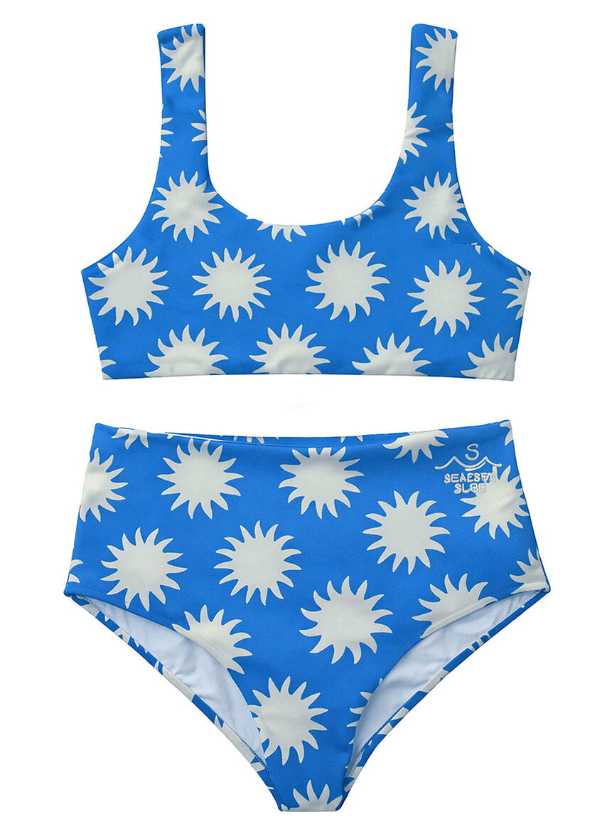 ブランド名Seaesta Surf性別Baby商品名Seaesta Surf Girls' Soleil Two Piece Bikini Set (Toddler, Little Kid, Big Kid)カラーBleu■ Seaesta Surf Girls' Soleil Two Piece Bikini Set (Toddler, Little Kid, Big Kid) 詳細説明 この度は、お子様の輝く笑顔と最高の夏の思い出作りのためにデザインされた、Seaesta Surf Girls' Soleil Two Piece Bikini Set (Toddler, Little Kid, Big Kid) をご紹介いたします。カリフォルニアの陽光と自由なサーフカルチャーからインスパイアされたSeaesta Surfが贈るこのガールズビキニは、お子様が海辺やプールサイドで最高の輝きを放つための理想的な一着です。お子様の成長段階に合わせて、Toddler (乳幼児)、Little Kid (幼児～小学校低学年)、Big Kid (小学校高学年～) の幅広いサイズ展開をご用意しており、それぞれの年齢層に最適なフィット感とデザインをお届けします。活発な水遊びからリゾートでのリラックスタイムまで、あらゆるシーンで女の子たちが自信を持って輝けるよう、細部にまでこだわって作られたツーピースビキニセットです。 ■ 商品説明・スペック Seaesta Surf Girls' Soleil Two Piece Bikini Setは、お子様が快適に、そして安全に水遊びを楽しめるよう、厳選された素材と機能性を兼ね備えています。主なスペックは以下の通りです。 ・**デザイン**: Soleil (ソレイユ) と名付けられたこのビキニセットは、「太陽」を意味する名の通り、明るく華やかなデザインが特徴です。子供らしい愛らしさと、洗練されたトレンド感を両立させ、ビーチやプールで一際目を引く存在感を放ちます。ビキニトップとボトムのツーピース構成で、お子様の自由な動きを妨げないよう、動きやすさと着脱のしやすさを追求しました。 ・**素材**: 高品質なポリエステルブレンド素材を主に使用しており、お子様のデリケートな肌に優しい柔らかな肌触りを実現しています。優れた伸縮性があり、お子様の自由な動きを妨げません。また、速乾性に優れているため、水から上がった後も快適な状態を保ちやすく、体温の冷え過ぎを防ぎます。軽量で肌馴染みが良いことも特長です。 ・**機能性**: 　→ **UVカット機能 (UPF保護)**: 強い日差しからお子様の肌を守るUPF保護機能を備えています。ビーチやプールでの長時間のアウトドア活動でも、デリケートな肌へのダメージを軽減し、安心して着用いただけます。ただし、紫外線対策として日焼け止めとの併用を強くお勧めいたします。 　→ **快適なフィット感**: 人間工学に基づいたパターン設計により、お子様の体に優しくフィットしながらも締め付けすぎず、快適な着心地を提供します。特に、肩紐やウエスト部分の設計には、お子様の活発な動きを考慮した工夫が凝らされており、ずれにくく、安心感のある着用感です。 　→ **耐久性**: 塩水や塩素水に対する耐久性が高く、色落ちしにくい素材を使用しているため、繰り返し着用しても美しい発色と形状を長く保ちます。活発な水遊びにも耐えうる堅牢な作りです。 ・**サイズ展開**: Toddler (約1歳半～3歳), Little Kid (約3歳～8歳), Big Kid (約8歳～12歳以上) の広範な年齢層に対応したサイズを取り揃えております。お子様の成長に合わせて最適な水着をお選びいただけますよう、各サイズで最適なシルエットを実現しています。 ■ Seaesta Surfブランドの特徴・歴史・こだわり Seaesta Surfは、カリフォルニアの豊かなビーチカルチャーと、子供たちの自由なスピリットへの深い愛情から生まれたブランドです。私たちは、単なる水着ではなく、子供たちが海や自然と触れ合い、心身ともに健※画像はイメージです
