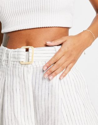 マンゴ MANGO バックル ショーツ ハーフパンツ 白色 ホワイト レディース 【 MANGO BUCKLE DETAIL BERMUDA PINSTRIPE SHORTS COORD IN WHITE 】