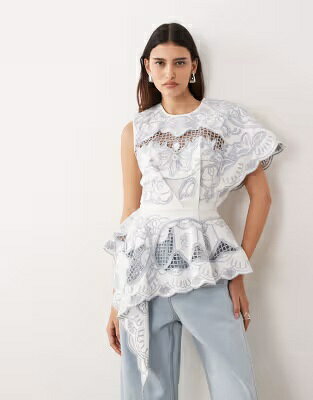 青色 ブルー レディース ARRANGE CUT WORK FLORAL ONE SHOULDER TOP IN LIGHT BLUE / PALE BLUE レディースファッション トップス