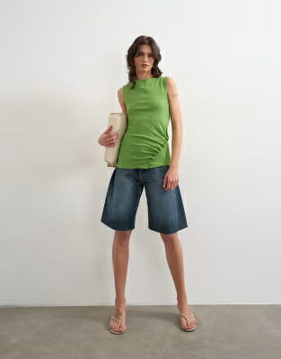トップショップ オリーブ 緑 グリーン レディース TOPSHOP BUTTON DETAIL SLASH NECK RIBBED TOP IN OLIVE GREEN / OLIVE GREEN レディースファッション トップス