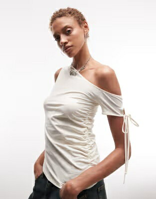 モンキ 白色 ホワイト レディース MONKI OFF SHOULDER RUCHED TOP IN WHITE / OFF WHITE レディースファッション トップス