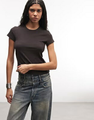 ウィークデイ Tシャツ 茶色 ブラウン レディース WEEKDAY 90S BABY TEE IN DARK BROWN EXCLUSIVE TO ASOS / DARK BROWN レディースファッション トップス
