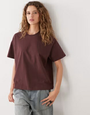 ウィークデイ Tシャツ ワイン色 バーガンディー レディース WEEKDAY BOXY FIT T-SHIRT IN BURGUNDY / レディースファッション トップス