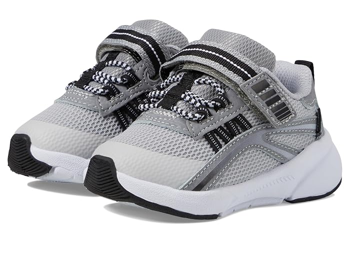 ブランド名Stride Rite性別Baby商品名M2P Journey 3.0 Adapt (Toddler)カラーGrey Multi■ M2P Journey 3.0 Adapt (Toddler) - お子様の成長を支える最適な一歩 お子様の大切な成長期において、足元を支えるシューズ選びは、その後の健やかな発育に大きく影響すると言われています。M2Pは、そうした保護者の皆様の願いに応えるべく、幼児期の足の特性と運動機能を徹底的に研究し、最新モデル M2P Journey 3.0 Adapt (Toddler) を開発いたしました。 このシューズは、「Journey（旅）」と「Adapt（適応）」という二つの重要なコンセプトを融合。お子様が日々経験する小さな冒険の旅路を、足に優しく、そして力強くサポートすることを目指しています。 進化を遂げたバージョン3.0は、さらに洗練された機能とデザインで、活発に動き回る幼児期の足元をしっかりとホールドし、自由な動きを妨げません。室内での遊びから屋外での探索まで、あらゆるシーンでお子様の安全と快適性を最優先に考え抜かれた、まさに理想のパートナーとなるでしょう。 M2P Journey 3.0 Adapt (Toddler) は、お子様の無限の可能性を育むために、足元から最高のサポートを提供する一足です。 ■ 商品説明・スペック M2P Journey 3.0 Adapt (Toddler) は、幼児期の足の成長段階に合わせた最適な設計が施されています。 ・**アッパー素材**: 軽量で通気性に優れたメッシュ素材を基調とし、部分的に耐久性の高い合成皮革を組み合わせることで、ムレを軽減しつつアクティブな動きにも耐えうる堅牢性を両立。お子様の敏感な肌にも配慮した、柔らかく肌触りの良い素材を選定しています。 ・**Adaptative Fit System（適応フィットシステム）**: → 着脱しやすい大きく開く履き口と、調整しやすいマジックテープ式のストラップを採用。お子様ご自身でも脱ぎ履きの練習ができるよう配慮しました。 → 足の甲の高さや幅に柔軟に対応する伸縮性のある構造により、様々な足の形に快適にフィット。足の成長に合わせて優しく包み込み、長時間の着用でも締め付け感を軽減します。 ・**Journey Support Outsole（ジャーニーサポートアウトソール）**: → 軽量かつ優れた屈曲性を持つ独自開発のアウトソールは、足裏の自然な動きを妨げず、まるで裸足で歩いているかのような感覚を提供します。 → 適度なグリップ力を発揮するパターン設計により、滑りやすい路面でも安定した歩行をサポート。公園の芝生やフローリングの上でも、お子様が自信を持って活動できる安心感を提供します。 → つま先部分には、活発なお子様の動きから足を守るための強化プロテクションを配置。石につまずいたり、遊具にぶつけたりした際の衝撃を和らげます。 ・**クッションインソール**: 衝撃吸収性に優れたEVA素材のインソールは、お子様の繊細な足にかかる負担を軽減。長時間の活動でも疲れにくい快適な履き心地を実現します。また、取り外し可能なため、お手入れも簡単で衛生的です。 ・**ヒールカウンター**: かかと部分には、足首をしっかりと支え、歩行時の安定性を高めるしっかりとしたヒールカウンターを内蔵。足のぐらつきを抑え、正しい歩行をサポートします。 ・**安全性への配慮**: 夜間や薄暗い場所での視認性を高めるリフレクター（反射材）を搭載。保護者の方にも安心してお子様を送り出していただけるよう、安全機能にも妥協はありません。 ■ ブランド M2P の哲学とこだわり M2Pは、「Motion to Play」をブランド哲学の根幹に据え、子どもたちが遊びを通じて健やかに成長するための最適なフットウェアを提供することを使命としています。私たちのこだわりは、単に機能的なシューズを作るだけにとどまりません。 ・**足育への貢献**: M2Pは、子どもの足の専門家や小児科医との連携を密にし、最新の足医学研究に基づいた製品開発を行っています。特に幼児期の足は非常にデリケートであり、正しいシューズ選びが将来の足の健康に大きく影響することを深く理解しています。M2P Journey 3.0 Adapt (Toddler) は、まさに「足育」の観点から徹底的に設計された一足と言えるでしょう。 ・**品質と安全性への追求**: 使用する素材は、お子様の健康と安全を最優先に考え、厳しい品質基準をクリアしたもののみを選定しています。有害物質を含まないこと、アレルギー反応のリスクを最小限に抑えることなど、目に見えない部分にも細心の注意を払っています。また、耐久性にも優れており、活発な幼児期の使用に耐えうる堅牢性を備えています。 ・**デザインと機能の融合**: 子どもたちが喜んで履きたくなるような魅力的なデザインと、足の健康をサポートする機能性を両立させることに力を入れています。シンプルながらも洗練されたデザインは、どんな服装にも合わせやすく、お子様の個性を引き立てます。 ・**持続可能な未来への配慮**: M2Pは、未来を担う子どもたちのために、環境への負荷を低減する素材の採用や、生産工程におけるサステナビリティにも積極的に取り組んでいます。 ■ 利用シーン・シチュエーション M2P Journey 3.0 Adapt (Toddler) は、お子様の日常のあらゆる「Journey（旅）」を豊かに彩ります。 ・**公園でのアクティブな遊び**: 砂場での建設作業、滑り台での冒険、芝生でのかけっこなど、活発な動きの中でも足元をしっかりとサポートします。優れたグリップ力で、お子様の自由な探索を後押しします。 ・**お散歩や街へのお出かけ**: ベビーカーを卒業し、自分の足で歩く楽しさを覚えるお子様にとって、快適な履き心地は必須です。長時間の歩行でも足への負担を軽減し、新しい発見に満ちたお散歩を応援します。 ・**保育園・幼稚園での生活**: 室内での活動はもちろん、園庭での外遊び、泥んこ遊びなど、多様な環境に対応できる耐久性と、お子様自身で脱ぎ履きしやすい設計は、園生活において大きなメリットとなります。 ・**旅行やレジャー**: 家族での旅行や動物園、水族館など、いつもと違う場所での長時間のお出かけでも、お子様の足元を快適に保ちます。急な天候の変化にも対応できる通気性と速乾性も魅力です。 ・**季節を問わず**: 通気性に優れた設計は暖かい季節に最適でありながら、適切なソックスと組み合わせることで肌寒い季節にも対応可能です。一年を通して、お子様の足元を快適に保ちます。 ■ コーディネート・合わせ方の提案 M2P Journey 3.0 Adapt (Toddler) は、そのシンプルながらも洗練されたデザインにより、様々なコーディネートに馴染みやすく、お子様のファッションをより一層楽しませてくれます。 ・**カジュアルスタイル**: デニムパンツやチノパン、ショートパンツにTシャツやトレーナーを合わせた定番のカジュアルスタイルにはもちろん、完璧にマッチします。足元にJourney 3.0 Adaptを合わせることで、活動的で元気いっぱいの印象を与えます。 ・**女の子の可愛らしいスタイル**: レギンスやスカート、ワンピースにも可愛らしくコーディネートできます。パステルカラーのソックスや柄物のタイツと合わせることで、足元に遊び心をプラスし、おしゃれの幅が広がります。 ・**スポーツミックススタイル**: スポーティーなジャージやスウェットパンツにも好相性。軽やかな動きをサポートするシューズの機能性と相まって、よりアクティブな印象に仕上がります。
