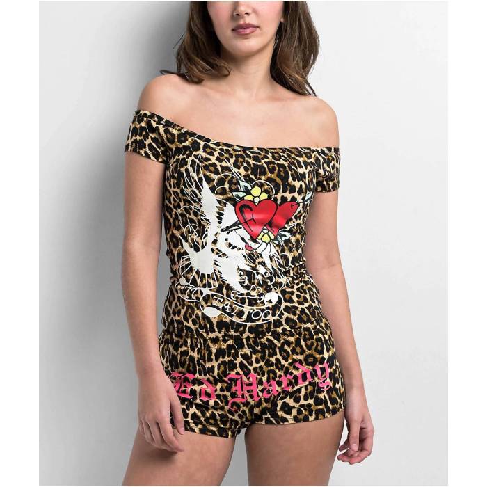 エドハーディー Ed Hardy 【 Hearts Leopard Print Off Shoulder Crop T-Shirt Women's Light Pastel Brown 】 ヒョウ柄 レオパード Crop クロップ Tシャツ レディースファッション トップス その他 レディース 茶色 ブ