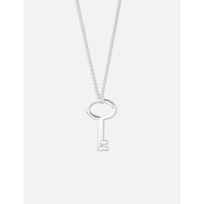 ブランド名Avgvst商品名Avgvst X Inès Mélia Key NecklaceカラーNULLAvgvst X Inès Mélia Key Necklace は、洗練されたデザインと深い物語性を秘めた、唯一無二のジュエリーです。この特別なコラボレーションは、二つの才能が織りなす芸術的な感性と卓越したクラフトマンシップが融合した結晶として誕生しました。日々の装いに優雅な輝きを添え、身につける方の個性を際立たせるこのネックレスは、時代を超えて愛される普遍的な美しさを追求しています。 ■ 商品説明・スペック Avgvst X Inès Mélia Key Necklace は、その名の通り「鍵」をモチーフにしたペンダントが特徴的なネックレスです。鍵のモチーフは、単なる装飾品を超え、新しい扉を開く希望、秘密の場所へのアクセス、心の奥底に秘めた想いを解き放つ象徴としての意味合いを持ちます。デザインは、Avgvst のモダンなミニマリズムと、Inès Mélia の持つ詩的で繊細な美意識が見事に調和し、洗練されたエレガンス※画像はイメージです