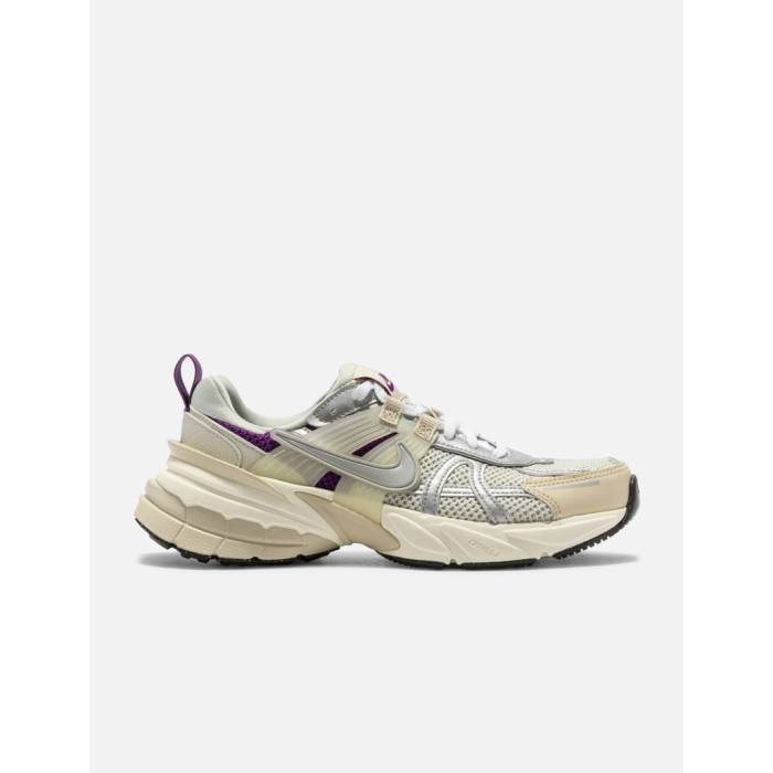 ナイキ Nike 【 V2K Run Prm Women Light Bone/ Metallic Silver-Sanddrift-Viotech-Pale Ivory-Black 】 ラン レディース