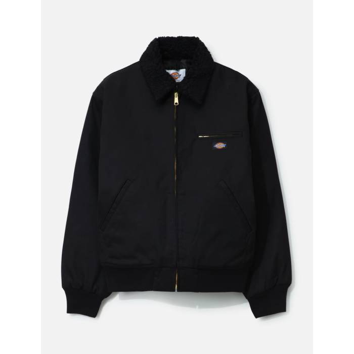 ブランド名Wacko Maria商品名Dickies / Work JacketカラーNULL日頃より格別のご愛顧を賜り、誠にありがとうございます。 この度ご紹介いたしますのは、ワークウェアの代名詞として世界中で愛され続けるブランド、Dickies（ディッキーズ）が誇る逸品「Dickies / Work Jacket」でございます。 その堅牢な作りと洗練されたデザインは、単なる作業着の枠を超え、現代のファッションシーンにおいて欠かせないアイコンとして確固たる地位を築いております。 普遍的な魅力を持つこのワークジャケットが、お客様の日常に新たな価値とスタイルをもたらすことと存じます。 ■ Dickies / Work Jacket のご紹介【不朽のワークウェアスタイル】 Dickies / Work Jacket は、その名の通り、過酷な労働環境に耐えうるよう設計されたプロフェッショナルな一着です。 堅牢性に優れた高密度な生地を採用しており、摩擦や引き裂きに強く、長期間にわたるご着用にも耐えうる耐久性を備えています。 素材には、Dickiesが長年培ってきたノウハウが凝縮されており、ワークウェアとしての機能性を最大限に高めながらも、肌触りの良い快適な着心地を実現しています。 シンプルかつ無駄を排したデザインは、飽きがこず、どんなスタイルにも自然に溶け込む汎用性の高さが魅力です。 機能性も追求されており、例えば、実用的なポケットは小物の収納に便利で、作業効率を高めるだけでなく、カジュアルな外出時にも重宝します。 また、肩周りや腕の動きを妨げないよう工夫されたカッティングは、快適な動作をサポートし、ストレスフリーな着用感を提供いたします。 カラー展開におきましても、定番色からトレンドを意識したカラーまで幅広く取り揃えており、お客様の個性やライフスタイルに合わせた一着をお選びいただけます。 サイズはユニセックスで幅広い展開があり、男性のみならず女性のお客様にもDickies / Work Jacketの魅力をご体感いただけます。 ■ Dickies（ディッキーズ）ブランドの魅力と歴史 Dickiesは、1922年にアメリカのテキサス州で誕生したワークウェアブランドです。 当初は、油田労働者向けの丈夫なオーバーオールを製造していましたが、その優れた品質と耐久性が評判を呼び、瞬く間に全米の労働者たちから絶大な支持を集めるようになりました。 「世界中の働く現場を支える」という揺るぎない哲学のもと、Dickiesは常に製品の品質向上と革新に努めてまいりました。 特に、素材選びから縫製に至るまで一切の妥協を許さない姿勢は、創業以来、ブランドのDNAとして受け継がれています。 例えば、独特のハリとコシを持つツイル生地は、耐久性と型崩れのしにくさを両立させ、Dickiesの製品を象徴する素材の一つとなっています。 長年の歴史の中で、Dickiesのワークウェアは労働者だけでなく、スケーター、パンクロッカー、アーティストといったサブカルチャーのアイコンたちにも愛用され、ファッションアイテムとしての地位を確立しました。 それは、頑丈で実用的でありながらも、個性を表現できるシンプルかつ普遍的なデザインが、多様なライフスタイルにフィットした結果と言えるでしょう。 Dickies / Work Jacketは、このようなブランドの歴史とこだわりが凝縮された、まさにブランドを代表するプロダクトでございます。 ■ 様々なシーンで活躍【利用シーン・シチュエーション】 Dickies / Work Jacketは、その多様性から様々なシーンでご活用いただけます。 ・カジュアルな日常使い ジーンズやチノパンとの相性は抜群で、普段の買い物や友人とのカフェ巡りなど、リラックスした休日の装いに最適です。 スウェットやTシャツの上に羽織るだけで、こなれたカジュアルスタイルが完成します。 ・アウトドア・レジャーシーン キャンプやバーベキュー、DIY作業など、汚れや摩擦が気になるアウトドア活動においても、その耐久性が真価を発揮します。 動きやすさも兼ね備えているため、アクティブなシーンでも快適にお過ごしいただけます。 ・タウンユース・ストリートファッション 洗練されたデザインは、都市のストリートファッションにも溶け込み、個性的なスタイルを演出します。 スケートボードや自転車に乗る際にも、機能性とスタイリッシュさを両立させます。 ・軽作業・クリエイティブワーク プロの現場で培われた機能性は、オフィスでの軽作業やアトリエでの創作活動など、クリエイティブなワークシーンにも適しています。 季節を問わず着用できるため、春や秋の肌寒い日にはライトアウターとして、冬にはインナーを重ねて防寒対策としてもお使いいただけます。 ■ 洗練された着こなしを提案【コーディネート・合わせ方】 Dickies / Work Jacketは、そのシンプルさゆえに、無限のコーディネートの可能性を秘めています。 ・王道ワークスタイル Dickiesのチノパンやカーゴパンツと合わせれば、ブランドのルーツを感じさせる本格的なワークスタイルが完成します。 足元はワークブーツやスニーカーで、よりタフな印象をプラスしてください。 ・カジュアル＆リラックススタイル デニムパンツやスウェットパンツと合わせ、インナーにパーカーやロンTを着用することで、抜け感のあるカジュアルな着こなしを楽しめます。 キャップやニット帽といった小物使いで、遊び心を加えるのもおすすめです。 ・きれいめカジュアルミックス スラックスやセンタープレスのパンツと合わせ、インナーにシャツやニットを着用することで、上品なきれいめカジュアルスタイルを演出できます。 Dickies / Work Jacketの無骨さが、かえって洗練された印象を与えます。 ・ユニセックススタイル 男性はルーズフィットでストリート感を、女性は少し大きめのサイズを選んでオーバーサイズシルエットを楽しむことができます。 スカートやワンピースの上に羽織れば、甘辛ミックスなスタイルが完成し、ジェンダーレスなファッションを楽しめます。 ・小物で差をつける バッグ、スニーカー、アクセサリーなど、合わせる小物によって様々な表情を見せます。 シンプルなジャケットだからこそ、個性を表現するキャンバスとしてもお楽しみいただけます。 ■ こんな方におすすめ【ターゲットユーザー・おすすめの人】 Dickies / Work Jacketは、以下のようなお客様に特におすすめいたします。 ・耐久性と機能性を重視される方 長期間愛用できる丈夫なアウターをお探しの方にとって、Dickies / Work Jacketは最適です。 ・流行に左右されない定番アイテムを求める方 普遍的なデザインは、トレンドに左右されず、いつの時代も着用できる価値ある一着です。 ・ワークウェアブランドの歴史やこだわりを愛する方 本物のワークウェアが持つ魅力やブランドの哲学に共感される方には、特におすすめです。 ・カジュアルからきれいめまで幅広いスタイルを楽しみたい方 着回し力が非常に高く、様々なコーディネートに対応できるため、ワードローブの強い味方となるでしょう。 ・Dickiesのファン、または初めてDickiesのアイテムを手にする方 Dickiesの品質とデザインを体験するには、まさに理想的なアイテムです。 ■ Dickies / Work Jacket を選ぶメリット【購入者への魅力】 Dickies / Work Jacketをご購入いただくことは、単なる衣料品の購入以上の価値をもたらします。 ・圧倒的な耐久性と長寿命 厳しいワークシーンで培われた耐久性により、長くご愛用いただけます。 使い込むほどに体に馴染み、風合いが増していく経年変化もお楽しみいただけます。 ・優れたコストパフォーマンス 高品質でありながらも、手の届きやすい価格帯で提供されており、長く使えることを考慮すると非常に経済的です。 ・着回し力の高さと汎用性 シーズンやトレンド、性別を問わず、あらゆるスタイルにマッチするため、これ一枚でコーディネートの幅が格段に広がります。 ・信頼と安心のブランド 約一世紀にわたる歴史が証明するDickiesの品質は、お客様に安心と満足をお届けいたします。 ・自分らしいスタイルを確立 流行に左右されない定番アイテムだからこそ、ご自身の個性を引き立て、永く愛せる「自分だけの一着」となることでしょう。 Dickies / Work Jacketは、タフな作りと洗練されたデザインが融合した、まさに逸品です。 ぜひこの機会に、Dickiesが誇る不朽のワークウェアの魅力を存分にご体感ください。 お客様のご来店を心よりお待ち申し上げております。※画像はイメージです