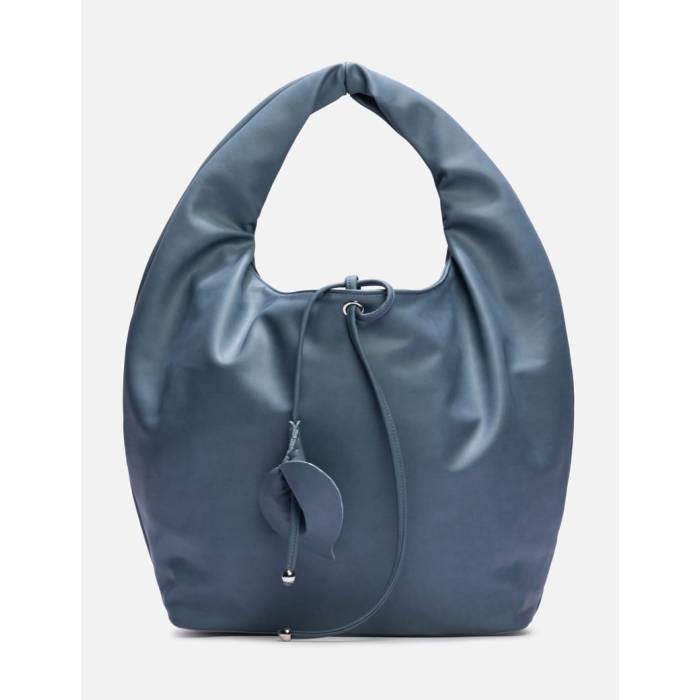 ブランド名Ther Gab商品名Haven BagカラーNULL【Haven Bag】のご紹介 日頃より当ストアをご利用いただき、誠にありがとうございます。 この度ご紹介いたします「Haven Bag」は、洗練されたデザインと卓越した機能性が融合した、現代を生きる皆様のライフスタイルに寄り添う、まさに「安息の地（Haven）」となるようなバッグでございます。 ミニマルでありながらも確かな存在感を放ち、あらゆる装いに品格とスタイルを添える逸品。日々の通勤から休日の外出、特別なシーンまで、あらゆる瞬間を美しく彩ります。 時代を超えて愛される普遍的なデザインと、細部にまでこだわり抜いた職人技が織りなす「Haven Bag」の魅力を、心ゆくまでご堪能ください。 ■ 商品説明・スペック 「Haven Bag」は、その美しさと実用性において一切の妥協を許しません。 ・デザインの美学 無駄を削ぎ落としたシンプルなフォルムは、流行に左右されることのないタイムレスな美しさを追求しています。構築的なラインと柔らかな曲線が織りなすバランスは、持つ人の個性を際立たせながらも、どんなファッションにも自然に溶け込みます。細部まで計算されたデザインは、持つたびに新たな発見と喜びを与えてくれることでしょう。 ・厳選された素材 本体には、厳選された上質なフルグレインレザーを使用しております。肌に吸い付くような滑らかな手触りと、使い込むほどに深まる独特の光沢は、まさに本物だけが持つ魅力です。耐久性にも優れ、日々の使用に耐えうる堅牢さを備えつつ、軽量化にも配慮することで、長時間の持ち運びでも負担を感じさせません。内装には、内容物を優しく保護する柔らかな生地を採用し、細部にわたるこだわりが感じられます。 ・機能性と収納力 コンパクトな見た目とは裏腹に、驚くほど高い収納力を誇ります。メインコンパートメントは、長財布、スマートフォン、化粧ポーチ、手帳など、日常の必需品をスマートに収納できる十分なスペースを確保。さらに、内側にはファスナー付きポケットとオープンポケットをそれぞれ配置し、鍵やカードケース、リップクリームといった小物を整理して収納することが可能です。開口部はスムーズに開閉するファスナー仕様で、大切な荷物をしっかりと保護し、安心してお使いいただけます。 ・カラーバリエーション 「Haven Bag」は、どのような装いにも溶け込む汎用性の高いカラーパレットをご用意しております。深みのあるクラシックなブラック、上品で落ち着いた雰囲気のブラウン、洗練された印象を与えるグレーなど、厳選されたカラーは、季節やシーンを問わずお使いいただけます。お好みのカラーで、ご自身のスタイルを表現してください。 ■ ブランドの哲学とクラフトマンシップ 「Haven Bag」を手がける当ブランドは、「時代を超えて愛される価値」を創造することを使命としております。私たちは、単なるバッグではなく、お客様の日常に寄り添い、喜びと自信を与えるパートナーとしての製品を提供することを目指しています。 私たちの製品は、熟練した職人の手によって一つ一つ丁寧に作られています。素材選びから裁断、縫製、仕上げに至るまで、全ての工程において一切の妥協を許しません。長年の経験と伝統的な技術を継承しながらも、常に新しいデザインと機能性を追求し、細部にまでこだわり抜くことで、最高品質の「Haven Bag」が生まれるのです。 このバッグには、職人の情熱と魂が宿っており、それは持つ人自身の物語の一部となり、共に時を刻んでいくことでしょう。 ■ 多彩な利用シーン・シチュエーション 「Haven Bag」は、その洗練されたデザインと実用性により、様々なシーンで活躍します。 ・ビジネスシーン オフィスでの通勤時や商談の場において、品格ある装いを引き立てます。必要な書類やタブレット端末をスマートに収納し、プロフェッショナルな印象を与えます。 ・デイリーユース ショッピングやお子様のお迎え、友人とのランチなど、普段使いにも最適です。軽量で持ち運びやすく、両手が自由になることで、活動的な一日をサポートします。 ・特別な日の演出 デートやディナー、パーティーといったフォーマルな場においても、エレガントな存在感を放ちます。アクセサリー感覚で身につけることで、装いをより一層華やかに演出します。 ・旅行やレジャー 旅行先でのサブバッグとしても活躍します。パスポートや貴重品を身近に携帯でき、安全かつスタイリッシュに行動できます。その汎用性の高さは、一つ持っていればあらゆる場面で頼りになること間違いなしです。 ■ 洗練されたコーディネート提案 「Haven Bag」は、その普遍的なデザインゆえに、どのようなファッションスタイルにも自然に溶け込み、洗練された印象を与えます。 ・カジュアルスタイルに シンプルなデニムとTシャツの装いに「Haven Bag」をプラスするだけで、ぐっと洗練された大人のカジュアルスタイルが完成します。スニーカーやフラットシューズとの相性も抜群です。 ・ビジネススタイルに スーツやジャケットスタイルには、知的で上品なアクセントを加えます。かっちりとしたビジネスシーンにも違和感なく溶け込み、信頼感のある印象を与えます。 ・フェミニンスタイルに ワンピースやスカート、ブラウスといった女性らしい装いにも、エレガントな雰囲気を添えます。特に、柔らかな素材のアイテムと合わせることで、より一層上品な印象に。 ・モードスタイルに ミニマルなデザインは、トレンドを取り入れたモードな装いにもマッチします。モノトーンのコーディネートに合わせれば、モダンでスタイリッシュな雰囲気を醸し出します。 「Haven Bag」は、アクセサリー感覚で身につけることで、毎日のコーディネートを格上げするアイテムとなるでしょう。 ■ ターゲットユーザー・このバッグをおすすめしたい方 「Haven Bag」は、以下のようなお客様に特におすすめしたい逸品でございます。 ・品質とデザインにこだわる方 安価なものよりも、長く愛用できる上質なアイテムを求める方。デザインの美しさと機能性の両方を重視される方に最適です。 ・ミニマルで洗練されたスタイルを好む方 余計な装飾を排し、本質的な美しさを追求する方。シンプルながらも存在感のあるバッグをお探しの方に。 ・多様なシーンで活躍するバッグを求める方 ビジネスからプライベート、フォーマルからカジュアルまで、幅広いシーンで使える汎用性の高いバッグをお探しの方。 ・長く愛用できる「一生もの」をお探しの方 流行に左右されず、時を超えて価値を増していくような、本当に良いものを選びたいとお考えの方に、自信を持っておすすめいたします。 「Haven Bag」は、お客様のライフスタイルを豊かにし、日々の生活に彩りを与える存在となることでしょう。 ■ Haven Bagがもたらす価値と魅力 「Haven Bag」をご購入いただくことは、単に一つのバッグを手に入れる以上の価値があります。 ・高い満足度と所有する喜び 上質な素材と熟練の職人技から生まれる「Haven Bag」は、手に取るたびにその品質の高さを実感させてくれます。長く使うほどに味わいが増し、お客様にとってかけがえのない存在となることでしょう。 ・自信と品格の向上 洗練されたデザインは、持つ人のスタイルを格上げし、自信と品格を与えます。ビジネスシーンでもプライベートでも、お客様の魅力を最大限に引き出します。 ・時間とコストパフォーマンスの良さ 流行に左右されないデザインと高い耐久性により、頻繁にバッグを買い替える必要がなくなります。長期的に見れば、コストパフォーマンスに優れた賢い選択と言えるでしょう。 ・環境への配慮 「良いものを長く使う」ことは、持続可能な消費行動へと繋がります。私たちは、製品を通じて環境負荷の低減にも貢献したいと考えております。 「Haven Bag」は、お客様の日常に寄り添い、様々なシーンで輝きを放つ、まさにお客様にとっての「安息の地」となることでしょう。 この機会にぜひ、「Haven Bag」をお手に取っていただき、その魅力を存分にご体験くださいませ。 皆様のご購入を心よりお待ち申し上げております。※画像はイメージです