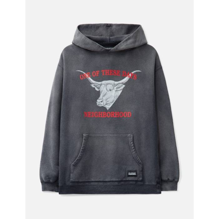 ブランド名Neighborhood商品名Nh X Ootd . Sweat Hoodie Long ShortカラーNULLNh X Ootd . Sweat Hoodie Long Short この度は、Nh X Ootdが提案する「Nh X Ootd . Sweat Hoodie Long Short」にご注目いただき、誠にありがとうございます。現代のライフスタイルに溶け込む、洗練されたカジュアルウェアとして誕生した本製品は、快適な着心地とトレンドを両立させた、新しいデイリースタイルの提案です。リラックスしながらも都会的な印象を与えるデザインは、お客様の日常をより豊かに彩るでしょう。 ■ 商品説明・スペック 「Nh X Ootd . Sweat Hoodie Long Short」は、着心地の良さを追求したスウェット素材のフーディーとショートパンツのセットアップ、またはそれぞれ単体でご活用いただけるアイテムとしてデザインされています。主要素材には、肌触りの良いコットンブレンド生地を採用しており、吸湿性と通気性に優れているため、オールシーズン快適にお過ごしいただけます。 フーディーは、トレンドを意識したゆったりとしたシルエットが特徴です。ドロップショルダーのデザインは、肩回りに程よい抜け感を演出し、リラックスした雰囲気を与えます。フードは立体的な構造で、着用時には首元を優しく包み込み、デザインのアクセントとしても機能します。袖口と裾にはリブ加工が施されており、動きやすさと共に、だらしなく見えない引き締まった印象を保ちます。フロントには便利なカンガルーポケットが配されており、小物収納や手を温める際にも役立ちます。また、ロング丈のデザインは、単体で着用した際にも安心感のあるカバー力を提供し、様々なボトムスとの相性も抜群です。 ショートパンツは、動きやすさを考慮した丈感と、ストレスフリーなウエストゴム仕様がポイントです。ドローストリング（紐）でウエストサイズの調整が可能であり、体型や好みに合わせてフィット感を調整できます。両サイドには実用的なポケットが配されており、携帯電話や鍵などの小物をスマートに収納できます。スウェット素材ならではの柔らかな肌触りは、一日中着用していても疲れを感じさせず、おうち時間からお出かけまで幅広く対応します。上質な素材選びと丁寧な縫製により、繰り返しの着用にも耐えうる耐久性を備え、長くご愛用いただける品質を追求いたしました。 ■ ブランド Nh X Ootd の特徴とこだわり Nh X Ootdは、「Outfit of the day（今日の服装）」を意味する「Ootd」をブランド名に冠し、日々のスタイリングに喜びとインスピレーションをもたらすことを目指しています。ブランドの哲学は、「ミニマルなデザインの中に、着る人の個性を引き出すエッセンスを宿す」ことです。トレンドをただ追うだけでなく、機能性、快適性、そして洗練された美しさを追求し、日常生活に寄り添うアイテムを展開しています。 Nh X Ootdの製品は、上質な素材選びから始まり、細部にわたるデザイン、そして熟練の職人による縫製工程まで、一切の妥協を許しません。特に、肌に直接触れる素材にはこだわり、柔らかさ、通気性、吸湿性、耐久性を兼ね備えた生地を厳選しています。また、現代のライフスタイルに合わせた機能性も重視しており、動きやすさや手入れのしやすさなど、日常使いにおいてストレスなく着用できることを大切にしています。Nh X Ootdは、単なる衣料品ではなく、お客様のライフスタイルを豊かにする「パートナー」となることを目指し、常に新しい価値を創造し続けています。 ■ 利用シーン・シチュエーション 「Nh X Ootd . Sweat Hoodie Long Short」は、その汎用性の高さから、多様なシーンで活躍します。 ・**おうちでのリラックスタイムに:** 柔らかなスウェット素材が、快適な着心地を提供し、自宅でのくつろぎの時間をより豊かなものにします。ルームウェアとしても最適です。 ・**ワンマイルウェアとして:** 近所への買い物、カフェでのランチ、子供の送り迎えなど、ちょっとしたお出かけにも最適です。ラフすぎず、程よいきちんと感も兼ね備えています。 ・**カジュアルなお出かけに:** 友人とのショッピング、映画鑑賞、公園でのピクニックなど、リラックスしながらもおしゃれを楽しみたい休日のスタイルにぴったりです。 ・**軽いスポーツやアクティビティに:** ウォーキング、ジョギング、ストレッチなどの軽い運動時にも、動きやすさと快適な通気性でサポートします。ヨガやピラティスの行き帰りにもおすすめです。 ・**旅行やアウトドアシーンに:** 長時間移動の機内や車内、キャンプやグランピングなど、動きやすさと体温調節のしやすさが求められるシーンで真価を発揮します。コンパクトに収納できるため、持ち運びにも便利です。 ・**季節の変わり目や肌寒い日に:** フーディーを羽織ることで、簡単に体温調節ができ、快適さを保ちます。インナーやアウターとのレイヤードもしやすく、幅広い季節に対応します。 ■ コーディネート・合わせ方の提案 「Nh X Ootd . Sweat Hoodie Long Short」は、セットアップとしてはもちろん、単体でも抜群の着回し力を発揮します。様々なアイテムとの組み合わせで、幅広いスタイリングをお楽しみいただけます。 ・**セットアップでこなれ感を演出:** フーディーとショートパンツをセットで着用すれば、手軽に統一感のある洗練されたリラックススタイルが完成します。足元にはスニーカーやサンダルを合わせ、キャップやサコッシュでストリート感をプラスすると、より旬な着こなしになります。 ・**フーディー単品の着こなし:** 　→デニムパンツやチノパンと合わせて、定番のカジュアルスタイルに。 　→ロングスカートやワイドパンツの上に重ね着して、異なるシルエットの組み合わせを楽しむのもおすすめです。 　→インナーにTシャツやタンクトップを覗かせたり、シャツをレイヤードしたりすることで、こなれ感を演出できます。 ・**ショートパンツ単品の着こなし:** 　→シンプルなTシャツやロゴTシャツと合わせ、ヘルシーでアクティブな印象に。 　→オーバーサイズのシャツやブラウスを羽織り、リゾート感のある着こなしも楽しめます。 　→トップスをインしてベルトでウエストマークすれば、きれいめカジュアルな印象にもアレンジ可能です。 ・**小物で差をつける:** 　→足元は、スニーカーでカジュアルに、またはあえてきれいめなレザーシューズを合わせることで、ハズしを効かせた上級者スタイルに。 　→キャップやニット帽、サングラスなどの小物で、季節感や個性をプラスできます。 　→大きめのトートバッグやミニショルダーバッグなど、バッグの種類で印象を変化させることも可能です。 ■ ターゲットユーザー・おすすめの人 「Nh X Ootd . Sweat Hoodie Long Short」は、以下のようなお客様に特におすすめです。 ・**ファッション性と快適性を両立させたい方:** トレンドを取り入れつつも、日常のあらゆるシーンでストレスなく着用できるウェアを求めている方。 ・**忙しい日常の中でもおしゃれを楽しみたい方:** 手軽におしゃれな着こなしが完成するセットアップや、着回し力の高いアイテムをお探しの方。 ・**トレンドを意識したストリートカジュアルが好きな方:** リラックス感がありながらも、都会的で洗練された印象のスタイルを好む方。 ・**リラックスウェアにもこだわりたい方:** おうち時間やオフの日でも、上質で気分が上がるウェアを着用したいと考えている方。 ・**着回し力の高いアイテムを求めている方:** セットアップとしてだけでなく、単品でも様々なコーディネートに活用できる汎用性の高いアイテムを探している方。 ・**プレゼントやギフトをお探しの方:** 性別を問わず、幅広い年代の方に喜ばれる、実用的でおしゃれなギフトをお探しの方にも最適です。 ■ 購入者へのメリット・魅力 「Nh X Ootd . Sweat Hoodie Long Short」をご購入いただくことで、お客様は以下のようなメリットや魅力を感じていただけます。 ・**高い汎用性:** おうちでのリラックスタイムから、近所へのお出かけ、軽いアクティビティ、カジュアルな旅行まで、幅広いシーンで活躍します。これ一つで多様なライフスタイルに対応できるため、ワードローブの強い味方となるでしょう。 ・**快適な着心地:** 上質なコットンブレンド素材を使用しており、肌触りが良く、吸湿性・通気性に優れています。長時間の着用でもストレスを感じさせず、一日中快適にお過ごしいただけます。 ・**トレンド感のあるデザイン:** ゆったりとしたシルエットやロング丈のフーディー、モダンなショートパンツのデザインが、着るだけで旬のスタイルを演出します。ファッションに敏感な方もご満足いただけるでしょう。 ・**コーディネートの幅広さ:** セットアップでの着用はもちろん、フーディーとショートパンツをそれぞれ単体で活用することで、手持ちのアイテムと組み合わせた無限のコーディネートが楽しめます。コストパフォーマンスにも優れ、ファッションの選択肢が広がります。 ・**Nh X Ootdの品質へのこだわり:** 素材選びから縫製まで、細部にわたるこだわりが詰まった製品です。耐久性も高く、長く愛用できることから、結果として経済的なメリットも期待できます。 ・**手軽におしゃれを楽しめる:** どんなシーンでも様になるデザインは、忙しい朝のコーディネートに悩む時間を短縮し、手軽におしゃれを楽しみたい方のニーズに応えます。着るだけで自信と快適さを提供します。 Nh X Ootdは、お客様の日々がより快適で、よりスタイリッシュになることを願っております。「Nh X Ootd . Sweat Hoodie Long Short」が、お客様の新しいお気に入りの一枚となることを心より願っております。この機会にぜひご検討ください。※画像はイメージです