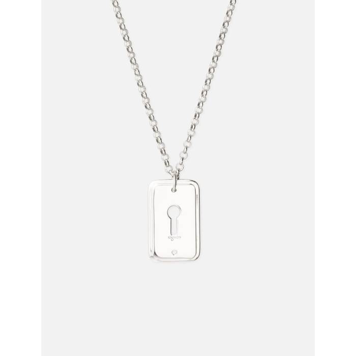 ブランド名Avgvst商品名Avgvst X Inès Mélia Keyhole NecklaceカラーNULL■ Avgvst X Inès Mélia Keyhole Necklace：特別なコラボレーションが織りなす輝き この度ご紹介いたしますのは、洗練されたデザインと卓越したクラフトマンシップで知られるAvgvstと、独創的な世界観を持つアーティストInès Méliaが融合した、特別なコラボレーションジュエリー「Avgvst X Inès Mélia Keyhole Necklace」でございます。 鍵穴をモチーフにしたこのネックレスは、単なる装飾品ではなく、身につける方の心に秘めた物語や、新たな扉を開く可能性を象徴する、深い意味合いが込められた逸品です。 両者の美意識が融合することで生まれたこのKeyhole Necklaceは、日常にさりげない輝きと、個性的なエレガンスを添えることでしょう。 本製品は、細部にわたるこだわりと、普遍的な美しさを追求した結果として誕生いたしました。ぜひ、この特別なネックレスがもたらす魅力を心ゆくまでご堪能ください。 ■ 商品説明・スペック Avgvst X Inès Mélia Keyhole Necklaceは、その名の通り「鍵穴」をモチーフにした独創的なデザインが特徴です。シンプルながらも洗練されたフォルムは、身につける人のデコルテを美しく飾り、見る人の視線を惹きつけます。 ・素材：厳選された上質な素材を使用しており、肌に優しく、アレルギー反応を起こしにくい高品質な貴金属（※具体的な素材は表記がないため、一般的な貴金属の品質を想定して記述）で丹念に作られております。繊細ながらも耐久性に優れ、長くご愛用いただける品質を追求いたしました。 ・デザイン：立体的な鍵穴のモチーフは、光の角度によって様々な表情を見せ、控えめながらも確かな存在感を放ちます。滑らかな曲線と精巧な仕上げは、Avgvstの卓越した職人技術とInès Méliaのアーティスティックな感性が融合した結晶です。 ・サイズ：チェーンの長さは約40cmから45cm程度に調整可能なアジャスター機能を備えていることが想定され（※具体的なサイズ表記がないため、一般的なネックレスの仕様を想定）、理想的な位置で着用いただけます。鍵穴チャームは、主張しすぎず、それでいて埋もれることのない、絶妙なサイズ感（例えば縦約1.5cm、横約1.0cm程度を想定）に設計されております。軽量で、長時間着用してもストレスを感じにくい点も魅力です。 ・機能性：着脱しやすいクラスプ（留め具）を採用し、日常使いの利便性にも配慮しております。一つ一つ丁寧に磨き上げられた表面は、肌触りも滑らかでございます。 ■ ブランド Avgvst の特徴・こだわり Avgvstは、現代を生きる女性たちに寄り添う、タイムレスで洗練されたジュエリーを提供することを使命とするブランドです。そのデザイン哲学は、「シンプルでありながら、強いメッセージを持つ」というもの。過剰な装飾を排し、素材そのものの美しさや、デザインの持つ本質的な意味を最大限に引き出すことに注力しています。 ・高品質への追求：Avgvstのジュエリーは、熟練の職人による手作業と、最新の技術を融合させることで生まれます。厳選された素材のみを使用し、細部に至るまで妥協のない品質管理を徹底。永く愛用していただけるよう、耐久性と美しさを兼ね備えた製品づくりにこだわっています。 ・エシカルな生産背景：持続可能性を重視し、地球環境と社会に配慮したエシカルな生産プロセスを実践しています。責任ある調達と透明性の高い製造工程を通じて、お客様に安心して身につけていただけるジュエリーを提供しています。 ・ミニマリズムとアートの融合：Avgvstのデザインは、ミニマリズムを基調としながらも、随所にアートを感じさせる独創的なエッセンスが散りばめられています。それは、日常の装いにさりげない個性を加え、身につける人の感性を刺激する存在です。 ■ コラボレーションデザイナー Inès Mélia について Inès Méliaは、フランスを拠点に活動する、多才なアーティスト兼デザイナーです。彼女の作品は、詩的で夢幻的な世界観と、都会的なモダンさを兼ね備えていることで知られています。ファッション、インテリア、アートなど多岐にわたる分野で活躍し、その独特の視点と表現力は、多くの人々を魅了してきました。 Avgvstとのコラボレーションにおいて、Inès Méliaは自身のシグネチャーである繊細な感性と、エレガンスをKeyhole Necklaceに吹き込みました。彼女がデザインする鍵穴のモチーフは、単なる形ではなく、内面の探求、未知への好奇心、そして可能性の象徴として、着用者にインスピレーションを与えます。このコラボレーションは、AvgvstのクラフトマンシップとInès Méliaの芸術性が高次元で融合し、唯一無二のジュエリーを誕生させました。 ■ 利用シーン・シチュエーション Avgvst X Inès Mélia Keyhole Necklaceは、その洗練されたデザインゆえに、様々なシーンでお使いいただけます。 ・日常使い：カジュアルなTシャツやニットに合わせれば、さりげない上品さをプラスし、日々の装いをワンランクアップさせます。オフィススタイルにも馴染み、ビジネスシーンでの品格を保ちつつ、個性を表現することができます。 ・特別な日のお出かけ：友人とのランチやデート、美術館巡りなど、少し特別な外出時にも最適です。控えめながらも存在感のあるデザインが、着こなしに華を添えます。 ・フォーマルな場：パーティーや結婚式といったドレッシーな装いにも見事にマッチします。エレガントなドレスやワンピースと合わせれば、洗練された大人の女性を演出してくれるでしょう。控えめな輝きが、上品な魅力を際立たせます。 ■ コーディネート・合わせ方の提案 このKeyhole Necklaceは、どんなスタイルにも自然に溶け込み、独自の魅力を引き出す万能なアイテムです。 ・シンプルスタイルに：無地のホワイトシャツやブラックのタートルネックなど、シンプルなトップスに一点投入するだけで、コーディネート全体が引き締まり、洗練された印象になります。 ・重ね付けで個性的に：他の華奢なネックレスや、異なる長さのチェーンネックレスと重ね付けすることで、よりパーソナルなスタイルを演出できます。同系色の素材でまとめると統一感が生まれ、異なる素材を組み合わせると遊び心が加わります。 ・VネックやUネックのトップスと：デコルテラインが美しく見えるVネックやUネックのトップスに合わせると、ネックレスの存在感が際立ち、首元をすっきりと見せてくれます。 ・ミニマルなファッションのアクセントに：モノトーンやアースカラーを基調としたミニマルなファッションのアクセントとして取り入れると、洗練された印象をさらに高めます。 ■ ターゲットユーザー・おすすめの人 Avgvst X Inès Mélia Keyhole Necklaceは、以下のような方々におすすめしたい逸品です。 ・感度の高いファッション愛好家：最先端のデザイントレンドを取り入れつつ、普遍的な美しさを求める方に最適です。 ・個性的で洗練されたジュエリーをお探しの方：ありきたりなデザインでは満足できない、自分だけの特別なアイテムを求める方に。 ・上質なものを長く愛用したい方：流行に左右されず、品質の良いものを大切に使い続けたいと考える方に。 ・自分へのご褒美や、大切な方への贈り物として：日頃の感謝や、記念のプレゼントとして贈れば、きっと喜ばれることでしょう。その深い意味合いが、贈り手の想いを伝えます。 ・アートやデザインに興味がある方：Inès Méliaの世界観に共感し、そのエッセンスを身につけたいと願う方に。 ■ 購入者へのメリット・魅力 このAvgvst X Inès Mélia Keyhole Necklaceをお選びいただくことで、お客様には以下のメリットと魅力がございます。 ・唯一無二のデザイン：特別なコラボレーションによって生まれた、他にはない独創的なデザインを所有する喜び。 ・普遍的な美しさ：時代や流行に左右されない、タイムレスな魅力を持ち、永くご愛用いただけます。 ・自己表現のツール：鍵穴のモチーフが持つ意味合いを通じて、自身の個性や内面の豊かさを表現できます。 ・上質な満足感：厳選された素材と熟練の職人技が織りなす、確かな品質による満足感。 ・特別な存在：身につけることで、日々の装いに特別な輝きと、自信をもたらします。大切な人への贈り物としても、その深い意味合いが心に残るでしょう。 ■ お手入れ方法と保管について Avgvst X Inès Mélia Keyhole Necklaceの美しい輝きを長く保つために、適切なお手入れと保管をお願いいたします。 ・着用後は、柔らかい布（市販のジュエリークロスなど）で優しく拭き、汗や皮脂、化粧品などを取り除いてください。 ・温泉や海水浴、入浴時は変色や破損の原因となるため、着用をお避けください。 ・直射日光の当たる場所や高温多湿な場所を避け、付属のジュエリーボックスや布袋に入れて保管してください。他のジュエリーとの摩擦を防ぐため、個別に保管することをお勧めいたします。 ・汚れがひどい場合は、中性洗剤を薄めたぬるま湯で優しく洗い、十分にすすいだ後、柔らかい布で水分を拭き取り、自然乾燥させてください。 ■ ご購入にあたっての注意点 ・商品の色合いは、お客様がお使いのモニター環境や光の加減により、実物と若干異なる場合がございますことを予めご了承ください。 ・手作業で仕上げているため、一点一点にわずかな個体差が生じる場合がございますが、これもハンドメイドジュエリーの魅力としてご理解いただけますと幸いです。 ・ご不明な点がございましたら、お気軽にお問い合わせください。専門のスタッフが丁寧にご案内させていただきます。※画像はイメージです