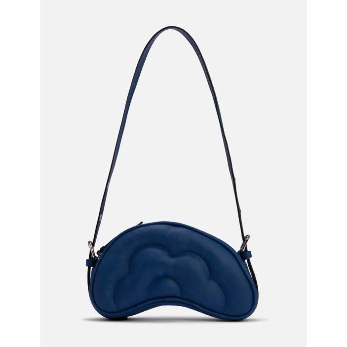 ブランド名Ther Gab商品名Bean Flower BagカラーNULLBean Flower Bag ■ Bean Flower Bagが織りなす、優雅な日常 Bean Flower Bagは、まるで咲き誇る一輪の花のように、持つ人の心に華やかさと品格をもたらす、洗練されたデザインのバッグです。日々の装いに優雅な彩りを添え、さりげなく個性を引き立てるこのBean Flower Bagは、単なる荷物を運ぶ道具ではなく、あなたのライフスタイルを豊かにするパートナーとなるでしょう。上質な素材と細部にまでこだわり抜いた丁寧な仕立てが、洗練された大人の女性にふさわしい逸品として、自信と喜びを提供いたします。 ■ 商品説明とスペック：美しさと機能性の融合 Bean Flower Bagのデザインは、その名の通り「花」からインスピレーションを得ており、柔らかな曲線と立体的なフォルムが特徴です。流れるようなラインは、持つ人の動きに合わせて上品な表情を見せ、周囲の視線を引きつけます。無駄を省いたミニマルなデザインでありながら、その存在感は抜群で、どんなスタイルにも自然と溶け込みながら、装いをワンランクアップさせます。 素材には、厳選された高品質なヴィーガンレザー（または上質な合成皮革）を使用しております。本革のようなしっとりとした手触りと、美しい光沢が魅力です。軽量でありながら耐久性にも優れており、日常使いでの摩擦や汚れにも強い設計となっております。これにより、Bean Flower Bagは長く美しい状態を保ち、使うほどに愛着が増していくことでしょう。金具にもこだわり、控えめながらも上品な輝きを放つパーツを選定いたしました。細部に宿る美意識が、このバッグの品質の高さを物語ります。 機能性においても、Bean Flower Bagは大変優れております。日常使いに最適なサイズ感で、長財布やスマートフォン、コスメポーチ、キーケース、手帳などの必需品がしっかりと収納できる容量を確保しました。内側には、小物の整理に便利なファスナー付きポケットと、すぐに取り出したいものを入れられるオープンポケットを複数配置しております。これにより、バッグの中が散らかりにくく、必要なものをスムーズに取り出すことができます。開閉は、スムーズに操作できるマグネットボタン式を採用し、セキュリティと利便性を両立させました。また、付属のショルダーストラップを取り付けることで、ハンドバッグとしてはもちろん、肩掛けや斜め掛けのショルダーバッグとしてもお使いいただけます。両手が自由になるため、ショッピングやお子様とのお出かけにも大変便利です。 ・本体サイズ：横約30cm × 縦約22cm × マチ約12cm（一般的な目安となります） ・持ち手高さ：約12cm（一般的な目安となります） ・ショルダーストラップ：約70cm～120cm（調節可能、一般的な目安となります） ・重量：約500g（一般的な目安となります） ■ ブランド「Bean」の哲学とこだわり：自然と共鳴する美意識 「Bean」というブランド名は、「種」が持つ無限の可能性と、そこから芽吹き花開く自然の生命力に敬意を表して名付けられました。私たちは、流行に左右されないタイムレスな美しさと、使う人に寄り添う機能性を追求しています。Bean Flower Bagをはじめとする私たちの製品は、自然の造形美からインスピレーションを受け、シンプルさの中に奥深さを宿すデザインを特徴としています。大量生産ではなく、熟練の職人が一つ一つ丁寧に作り上げることで、細部にまで品質へのこだわりを貫いております。素材選びから縫製、最終的な検品に至るまで、一切の妥協を許しません。それは、お客様に長く愛用していただける、真に価値ある製品をお届けしたいという私たちの強い思いがあるからです。Beanのバッグは、日々の暮らしに溶け込みながらも、日常を彩る特別な存在となることを目指しています。 ■ 利用シーンとシチュエーション：様々な表情を見せるBean Flower Bag Bean Flower Bagは、その上品なデザインと高い機能性により、幅広いシーンで活躍します。 → オフィスシーン：ビジネスに必要な小物やランチタイムのお出かけに最適です。きちんと感を演出しつつも、堅苦しくない柔らかな印象を与えます。 → カジュアルシーン：デニムやTシャツといったカジュアルな装いにも、Bean Flower Bagをプラスすることで、一気に洗練された大人の雰囲気を醸し出します。友人とのカフェタイムやショッピングにも、軽快にお持ちいただけます。 → お出かけ・デートシーン：優雅なフォルムが、ワンピースやスカートスタイルとの相性も抜群です。特別な日の装いを一層引き立て、女性らしさを際立たせます※画像はイメージです