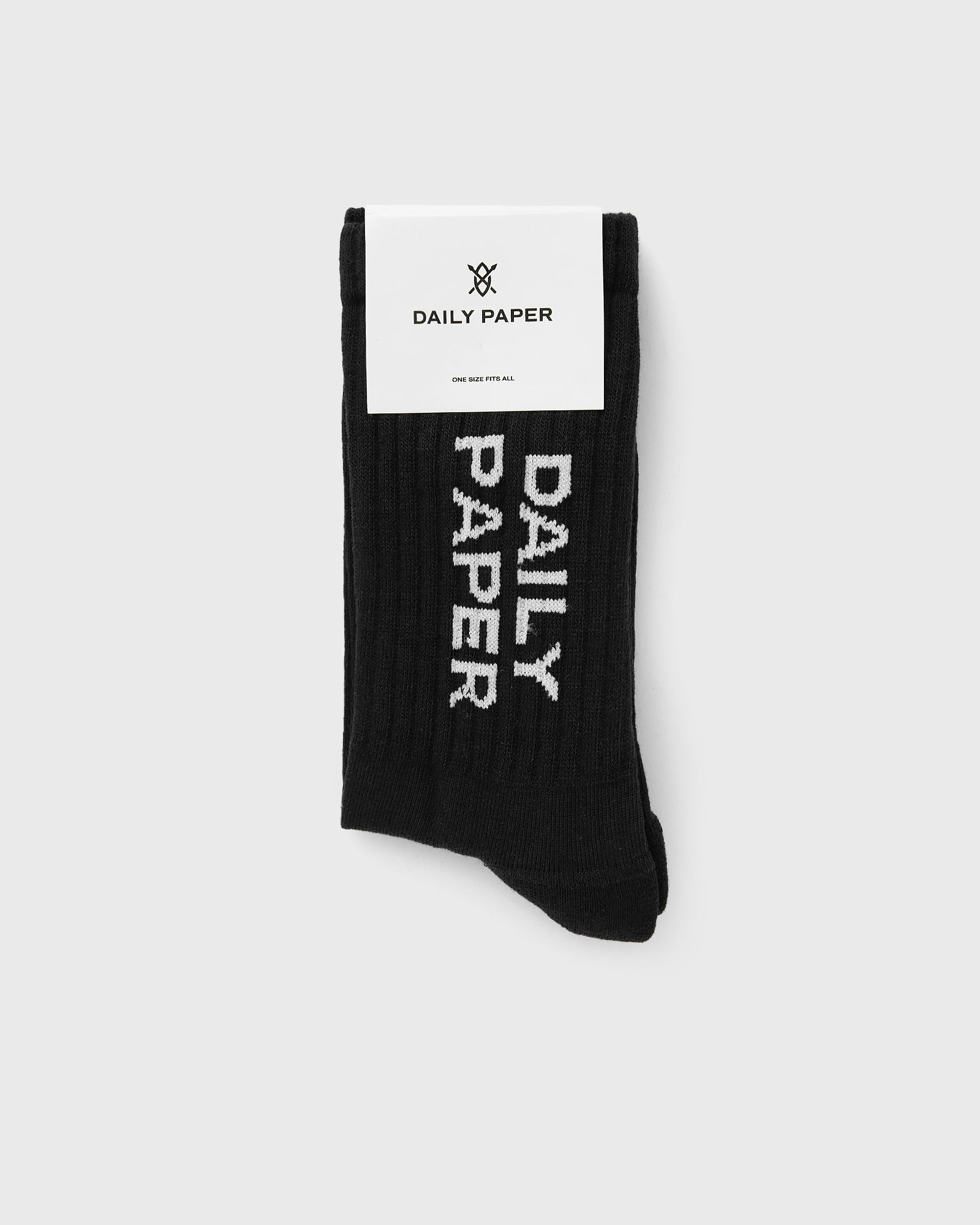 ブランド名Daily Paper性別Men(メンズ)商品名Daily Paper LOGOTYPE SOCKSカラーBlack日頃より格別のご愛顧を賜り、誠にありがとうございます。<br> この度ご紹介させていただきますのは、洗練されたデザインと快適な履き心地を兼ね備えた「Daily Paper LOGOTYPE SOCKS」でございます。<br> ストリートファッションの枠を超え、現代のワードローブに不可欠なアイテムとして、足元から個性を際立たせるDaily Paper LOGOTYPE SOCKSの魅力をご堪能ください。<br> <br> ■ Daily Paper LOGOTYPE SOCKS の魅力<br> Daily Paper LOGOTYPE SOCKSは、単なる靴下としてではなく、お客様のファッションスタイルを格上げする重要なアクセサリーとしてデザインされています。<br> その最大の魅力は、Daily Paperのアイコニックなロゴデザインに集約されます。洗練されたブランドロゴが足元に大胆に配され、どのような装いにも都会的でモダンなアクセントを加えます。<br> 素材には、肌触りの良いコットンを基調とし、耐久性と伸縮性を向上させるポリエステルやポリウレタンを混紡しております。これにより、一日中快適にお過ごしいただける柔らかな履き心地と、繰り返しの着用や洗濯にも耐えうる丈夫さを実現いたしました。<br> 通気性にも優れており、蒸れにくい快適な環境を保ちます。また、程よい厚みとフィット感は、スニーカーから革靴まで、様々なフットウェアとの相性を考慮して設計されており、足元をしっかりとサポートいたします。<br> Daily Paper LOGOTYPE SOCKSは、品質、デザイン、機能性の三拍子が揃った、まさに理想的なソックスと言えるでしょう。<br> <br> ■ ブランド「Daily Paper」について<br> Daily Paperは、2012年にアムステルダムで設立された、国際的なファッションブランドです。<br> アフリカの豊かな文化遺産と現代的なストリートウェアの美学を融合させることをブランドの核としており、その独特なデザインは世界中のファッション愛好家から熱い支持を集めています。<br> 創業者の3人は、幼い頃からの友人であり、共通のルーツと情熱からこのブランドを立ち上げました。彼らは、単なる服作りにとどまらず、ファッションを通じて文化的なストーリーを語り、コミュニティを形成することを目指しています。<br> Daily Paperの製品は、高品質な素材選定と緻密なクラフトマンシップによって生み出されており、そのコレクションは常に革新的でありながらも、ブランドのアイデンティティを一貫して表現しています。<br> Daily Paper LOGOTYPE SOCKSもまた、ブランドの哲学を象徴するアイテムの一つであり、身につける方々に自信とインスピレーションを提供いたします。<br> <br> ■ スタイルアップを叶えるコーディネート術<br> Daily Paper LOGOTYPE SOCKSは、その汎用性の高さから、多様なスタイリングに柔軟に対応いたします。<br> →**ストリートスタイル**: オーバーサイズのTシャツやパーカー、ワイドなカーゴパンツやトラックパンツに、ロゴを強調するようにスニーカーと合わせていただくことで、ブランドの世界観を最大限に表現できます。足元のDaily Paper LOGOTYPE SOCKSが、全体の着こなしにエッジと統一感をもたらします。<br> →**カジュアルスタイル**: デニムパンツやチノパン、シンプルなスウェットシャツといった日常的なアイテムに合わせることで、足元に洗練された遊び心を加えることができます。ロールアップしてロゴを見せることで、さりげないおしゃれを演出します。<br> →**スポーツミックススタイル**: ランニングシューズやスポーツサンダルと組み合わせ、アクティブながらもファッショナブルな印象を作り出します。軽快なショートパンツやトラックショーツとの相性も抜群です。<br> →**きれいめカジュアルの外し**: あえてスラックスやセットアップなどのきれいめな装いに、Daily Paper LOGOTYPE SOCKSを合わせることで、こなれた抜け感と個性をプラスすることができます。ビジネスシーンでの足元のアクセントとしても、品格を保ちつつ遊び心を演出します。<br> この一足が、お客様のファッションの幅を広げ、日々のコーディネートをより一層楽しいものに変えてくれることでしょう。<br> <br> ■ 日常を彩る利用シーン<br> Daily Paper LOGOTYPE SOCKSは、様々なライフスタイルシーンにおいて、お客様の足元を快適かつスタイリッシュに彩ります。<br> →**デイリーユース**: 普段使いに最適な快適な履き心地は、通勤・通学、ショッピング、友人とのランチなど、あらゆる日常の場面で活躍します。足元から気分を高め、一日を快適に過ごすことができます。<br> →**特別なイベント**: 音楽フェスティバル、アートギャラリー巡り、友人との集まりなど、個性を表現したい特別な日にも最適です。人々の目を惹きつけ、お客様のセンスの良さをアピールします。<br> →**旅行・アウトドア**: 長時間の移動や散策でも、足への負担を軽減し、快適さを保ちます。スタイリッシュなデザインは、旅先の写真にも映えること間違いなしです。<br> →**ギフトとして**: ファッションに敏感な方へのプレゼントとしても大変喜ばれるアイテムです。Daily Paper LOGOTYPE SOCKSは、贈る方のセンスが光る、記憶に残るギフトとなるでしょう。男女問わずご着用いただけるユニセックスデザインのため、幅広い方にお選びいただけます。<br> <br> ■ この Daily Paper LOGOTYPE SOCKS はこんな方におすすめ<br> →ファッションにこだわりを持つ方：足元から妥協しない、本物志向の方に。<br> →ストリートファッションやカジュアルファッションが好きな方：トレンドを取り入れたい、個性を表現したい方に。<br> →Daily Paperブランドのファン：ブランドのアイテムをコレクションしたい、愛用したい方に。<br> →上質な小物で差をつけたい方：さりげないディテールで、全体の印象を格上げしたい方に。<br> →快適な履き心地を求める方：デザイン性だけでなく、機能性も重視したい方に。<br> →センスの良いギフトをお探しの方：大切な人へのプレゼントとして、洗練されたアイテムを選びたい方に。<br> <br> ■ 購入者様への特別なメリット<br> Daily Paper LOGOTYPE SOCKSをお選びいただくことで、お客様は単なる靴下以上の価値を手に入れることができます。<br> ・**足元から個性を表現**: Daily Paperの象徴的なロゴが、お客様の足元に洗練された個性をプラスします。さりげない主張が、全体のスタイリングに深みを与えます。<br> ・**着こなしのアクセント**: どのようなコーディネートにも溶け込みつつ、確かな存在感を発揮します。足元を魅力的なアクセントとして際立たせ、ファッションの完成度を高めることができます。<br> ・**快適な履き心地で一日をサポート**: 高品質な素材と計算された設計により、長時間の着用でも足への負担を軽減し、快適な状態を保ちます。一日を通して心地よさを実感していただけます。&br> ・**高品質な素材による耐久性**: 日常的な使用に耐えうる丈夫さを備えており、長くご愛用いただけます。品質の良さは、使い込むほどにご満足いただけるポイントです。<br> ・**ブランドの価値を日常に**: 世界的に評価されるDaily Paperのアイテムを身につける喜びと、ブランドが持つ文化的なメッセージを日常に取り入れることができます。<br> <br> ■ 商品仕様・詳細<br> 商品名: Daily Paper LOGOTYPE SOCKS<br> ブランド名: Daily Paper<br> 性別: ユニセックス<br> カラー: ブランドロゴが際立つ配色（※詳細はお選びの商品ページをご確認ください）<br> 素材: コットン、ポリエステル、ポリウレタン混紡（肌触りと耐久性を両立する素材配合）<br> サイズ: フリーサイズ（一般的な足のサイズに快適にフィットする設計）<br> <br> Daily Paper LOGOTYPE SOCKSは、お客様の日常に上質さと個性を添える特別な一足です。<br> この機会にぜひ、洗練されたデザインと快適な履き心地をご体験ください。※画像はイメージです