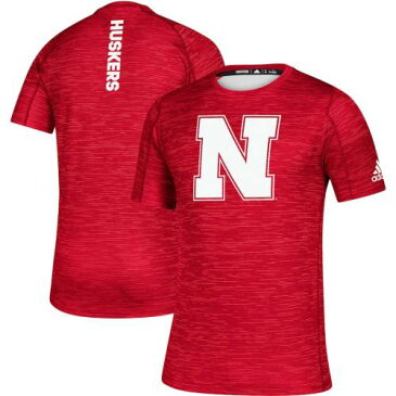 アディダス ADIDAS サイドライン ゲーム Tシャツ 【 GAME ADIDAS NEBRASKA CORNHUSKERS SIDELINE MODE CLIMALITE TSHIRT SCARLET 】 メンズファッション トップス Tシャツ カットソー